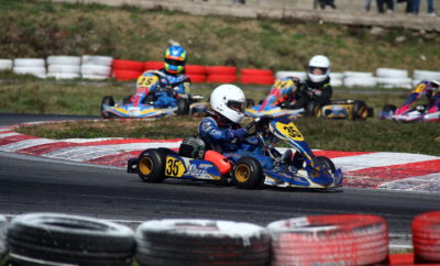 5ος γύρος Πανελλήνιου Πρωταθλήματος Karting 2017 Οι τελικές αγωνιστικές μονομαχίες για την ανάδειξη των φετινών πρωταθλητών Karting θα διεξαχθούν την Κυριακή 3 Σεπτεμβρίου στην πίστα Kartodromo των Αφιδνών. Το Σωματείο «Ελληνική Λέσχη Αυτοκινήτου Δυτικής Αττικής» (ΕΛ.Λ.Α.Δ.Α.) και η Επιτροπή Karting της ΟΜΑΕ ανακοινώνουν τη διοργάνωση του 5ου και τελευταίου γύρου του Πανελληνίου Πρωταθλήματος Καρτ 2017 στο «Kartodromo» των Αφιδνών. Η τελική φετινή αγωνιστική αναμέτρηση έχει αυξημένο συντελεστή βαθμολόγησης, γεγονός που εντείνει το ενδιαφέρον για τις μάχες που θα κρίνουν τους πρωταθλητές Ελλάδας 2017. Οι κατηγορίες που προσμετρούν στο πρωτάθλημα είναι οι 60 Mini A & Β, Junior, Club, Senior, DD2, KZ2 και KZ3, και αυτή είναι η σειρά με την οποία θα διεξαχθούν στον τελικό αγώνα των Αφιδνών και στην μήκους 1,090 μέτρων πίστα «Kartodromo». Η δήλωση συμμετοχής πρέπει να υποβληθεί μέχρι την Παρασκευή 26Αυγούστου 2017 Οι αγωνιζόμενοι μπορούν να υποβάλλουν την φόρμα συμμετοχής μέχρι τις 26/8, και ώρα 21:00, στα γραφεία του Οργανωτή, με fax (210.5780157) ή με e-mail (στην ηλεκτρονική διεύθυνση ellada.racingclub@gmail.com), συνοδευόμενη από το προβλεπόμενο για κάθε κατηγορία παράβολο συμμετοχής. Γραμματεία του Αγώνα Η Γραμματεία του αγώνα θα λειτουργεί μέχρι την Παρασκευή 26 Αυγούστου 2017 στην οδό Κύπρου 76 (Περιστέρι) και ώρες 19:00-22.00, και στα τηλέφωνα 6944.531231, 6973.018485 και 6944.731043. Το Σάββατο και την Κυριακή 2 και 3 Σεπτεμβρίου 2017 θα λειτουργεί στην πίστα, με τηλέφωνο 6973018485. Οι αγωνιζόμενοι πρέπει να βρίσκονται σε συνεχή επαφή με τη Γραμματεία του αγώνα για να παραλαμβάνουν τα Δελτία Πληροφοριών.