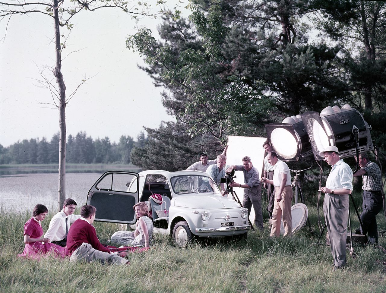 Η Alfa Romeo και η Abarth είναι οι Επίσημοι Χορηγοί στο 101ο Targa Florio, όπου ο όμιλος Fiat Chrysler Automobiles συμμετέχει με μερικά από τα ιστορικά αυτοκίνητα της Alfa Romeo και της Fiat. Ο 101ος φημισμένος αγώνας "Targa Florio", ο ιστορικότερος αγώνας παγκοσμίως, λαμβάνει χώρα στη Σικελία από τις 20 έως τις 23 Απριλίου. Ο Όμιλος της Fiat Chrysler Automobiles στηρίζει αυτό το σημαντικό αυτοκινητιστικό γεγονός, με τις δύο μάρκες της Alfa Romeo και Abarth να αποτελούν τους Επίσημους Χορηγούς του αγώνα, επιβεβαιώνοντας την ιδιαίτερη αγάπη της FCA για τα κλασικά αυτοκίνητα. Παράλληλα, έχουν επιλεγεί σημαντικά μοντέλα από την Κληρονομιά της FCA για να πρωταγωνιστούν στο Targa Florio Classic. Μέσα από αυτή την συμμετοχή αναδεικνύονται και ενισχύονται περαιτέρω τα μοναδικά χαρακτηριστικά της κάθε μάρκας ξεχωριστά. Πρόκειται για μια κληρονομιά που αποτελείται από αυτοκίνητα και μηχανικούς, αγώνες και μηχανές, στυλ και καινοτομία. Όλα αυτά διαμόρφωσαν την τεχνολογική εξέλιξη και την ιστορία των αγώνων κατά τη διάρκεια του προηγούμενου αιώνα. Alfa Romeo Η Alfa Romeo σημείωσε μερικές από τις μεγαλύτερες επιτυχίες της στην ιστορία των αγώνων στο Targa Florio έχοντας συγκεντρώσει συνολικά 10 νίκες, 3 δεύτερες θέσεις, 7 τρίτες θέσεις και 10 πιο γρήγορους γύρους. Η μάρκα επίσης διατηρεί δύο σημαντικά ρεκόρ: το ρεκόρ των συνεχόμενων νικών (6 νίκες από το 1930 έως το 1935) και την κατάκτηση της πρώτης και δεύτερης θέσης την ίδια χρονιά (μάλιστα σε πέντε αγώνες). Για να γιορτάσει αυτό το ένδοξο αγωνιστικό παρελθόν, η Alfa Romeo συμμετέχει στο Targa Florio Classic με τέσσερα εκπληκτικά αυτοκίνητο από το Ιστορικό Μουσείο της, La macchina del tempo, στο Arese. Συγκεκριμένα, στον αγώνα θα "παρελάσουν" οι Giulietta SZ (1960), Giulia Sprint Speciale (1963), Giulia GTA (1965) και 1600 Spider "Duetto" (1966). Στο επίκεντρο του ενδιαφέροντος θα βρίσκονται και οι εντυπωσιακές Stelvio και Giulia, οι οποίες αποτελούν την καλύτερη έκφραση του "La meccanica delle emozioni" και ξεχωρίζουν για τις ανταγωνιστικές επιδόσεις, το σπορτίβ και το απαράμιλλο Ιταλικό στιλ. Abarth Η Abarth συμμετέχει επίσης στο φημισμένο 101ο Targa Florio ως Επίσημος Χορηγός. Η μάρκα έχει μια σειρά επιτυχιών στους αγώνες ταχύτητας Targa Florio, όπου περιλαμβάνονται οι νίκες του 1000 SP, αλλά και του 124 Rally τις τελευταίες χρονιές της διοργάνωσης. Από την περίοδο που το Targa Florio μετατράπηκε σε rally από αγώνα ταχύτητας που ήταν αρχικά, η Abarth έχει σημειώσει αρκετές σημαντικές νίκες: δύο με το Abarth 131 Rally (το 1979 με τον Adartico Vudafieri και το 1980 με τον Mario Pasetti) και δύο το 2003 και 2004 με το Fiat Punto Super 1600 (με οδηγό τον Paolo Andreucci) ο οποίος κέρδισε και τον αγώνα του 2006 με ένα Abarth Grande Punto S2000. Το ίδιο μοντέλο πέρασε πρώτο τη γραμμή τερματισμού το 2009 με τον Luca Rossetti στο τιμόνι. Στις επιτυχίες της Abarth θα μπορούσαν να προστεθούν και οι συνολικά 9 πρώτες θέσεις που κατέκτησαν η Lancia Rally, η Lancia Delta S4 και Integrale, αυτοκίνητα τα οποία κατασκευάστηκαν από μηχανικούς της Abarth. Στη φετινή διοργάνωση, δυο Abarth 124 spider θα μαγνητίσουν τα βλέμματα στο Targa Florio Rally και στο Ιστορικό Rally. Παράλληλα τρία νέα αυτοκίνητα της Abarth, το Abarth 595 Pista, που παρουσιάστηκε στην πρόσφατη έκθεση της Γενεύης, το νέο Abarth 124 spider και το Abarth 124 Rally θα βρίσκονται στην πλατεία Verdi στο Παλέρμο, προβάλλοντας στο κοινό τις αξίες της μάρκας σε επίπεδο επιδόσεων, δεξιοτεχνίας και συνεχούς τεχνικής αναβάθμισης. Fiat Η Fiat παρουσιάζει επίσης μια εντυπωσιακή ιστορία συμμετοχών στο Targa Florio, καθώς τα αυτοκίνητα της Fiat έχει στη φαρέτρα της τουλάχιστον τρεις νίκες στον ιστορικό αγώνα της Σικελίας. Γιορτάζοντας τη διπλή επέτειο της πρώτης νίκης στη διοργάνωση (το 1907 από τον Felice Nazzaro και το 1957 από τον Fabio Colonna) - η Fiat θα είναι στη γραμμή εκκίνησης του Targa Florio Classic με ένα από τα πιο εμβληματικά της αυτοκίνητα που πρωτοεμφανίστηκε το 1957: το 500.