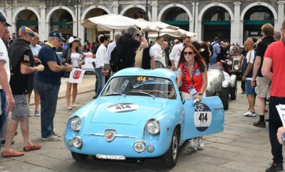 Ένα συναρπαστικό weekend για την Abarth Το περασμένο Σαββατοκύριακο ήταν ιδιαίτερα συναρπαστικό για την Abarth και τους οπαδούς της. Το Σάββατο είχε οριστεί ως η μέρα της Abarth (Abarth Day), δηλαδή η μεγάλη μέρα της συνάντησης των θαυμαστών της μάρκας που έλαβε χώρα στο Varano de' Megelari (Ιταλία) και στην πίστα του Rockingham (Ηνωμένο Βασίλειο). Την Κυριακή ακολούθησε ένα εκπληκτικό performance στο Le Mans από την ομάδα της Movistar Yamaha Moto GP, με χορηγό την Abarth. Ο Βαλεντίνο Ρόσι εντυπωσίασε με το γνωστό του πάθος για οδήγηση, παρόλο που δεν κατάφερε στο τέλος να κόψει πρώτος το νήμα. Νικητής του αγώνα αναδείχθηκε ο ομόσταβλός του, Μάβερικ Βινιάλες, γιορτάζοντας έτσι τις 500 συνολικές νίκες της Yamaha. Ωστόσο η συνεργασία της Abarth με την Yamaha ξεδιπλώνεται και στους δρόμους, εκτός από την πίστα. Αποτέλεσμα αυτής είναι τα ασυναγώνιστα Abarth 595 Yamaha Factory Racing και 695 biposto Yamaha Factory Racing Edition, στα οποία πρόσφατα προστέθηκε μια ακόμα μοναδική έκδοση, το νέο Abarth 695 XSR Yamaha Limited Edition. Το νέο 695 XSR Yamaha είναι διαθέσιμο αποκλειστικά σε Γκρι Pista και σε μόλις 695 hatchback και 695 cabrio μονάδες. Στην Ελλάδα μπορεί κανείς να το αποκτήσει κατόπιν ειδικής παραγγελίας. Το κερασάκι στην τούρτα αυτό το μαγευτικό Σαββατοκύριακο για τη μάρκα με σήμα τον σκορπιό ήταν η κατάκτηση του γυναικείου τρόπαιου στο Mille Miglia 2017 με ένα 1957 Abarth 750 GT Zagato. Το κλασικό αυτοκίνητο της Abarth οδήγησαν οι Maria και Luigia Gaburri, κόρη και σύζυγος αντίστοιχα του Roberto Gaburri, ιδρυτή και πρώτου προέδρου της διοργανώτριας εταιρείας, 1000 Miglia srl, που απεβίωσε τον περασμένο χρόνο.