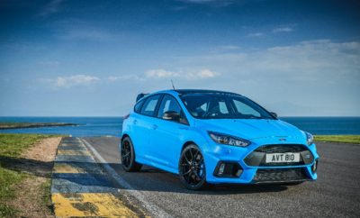 Το Νέο Ford Focus RS Option Pack Edition Απογειώνει την Οδηγική Απόλαυση • Το νέο Ford Focus RS Option Pack Edition αναβαθμίζει την οδηγική εμπειρία με μηχανικό διαφορικό περιορισμένης ολίσθησης • Η νέα έκδοση του Ford Focus RS προσφέρει μοναδικό στυλ, οροφή και καλύμματα καθρεπτών σε μαύρο ματ χρώμα (matte black), εντυπωσιακό εξωτερικό χρώμα Nitrous Blue, και δίχρωμα μπάκετ καθίσματα Recaro • Το Focus RS Option Pack Edition φέρει τη δημιουργική υπογραφή της βραβευμένης ομάδας Ford Performance, το τιμόνι της οποίας ανέλαβε ο Leo Roeks στην Ευρώπη, από τη νέα θέση του Ford Performance Director Η Ford ανακοίνωσε σήμερα μία νέα αποκλειστική έκδοση Option Pack Edition για το πολυβραβευμένο Focus RS που θα προφέρει ακόμα καλύτερο κράτημα και συγκίνηση στους λάτρεις της σπορ οδήγησης, χρησιμοποιώντας ένα μηχανικό διαφορικό περιορισμένης ολίσθησης (LSD). Το Focus RS Option Pack Edition λανσάρει ένα μοναδικό στυλ διαθέτοντας εξωτερικό χρώμα Nitrous Blue, εντυπωσιακές μαύρες εξωτερικές λεπτομέρειες και μία δίχρωμη επένδυση καθισμάτων. Το Focus RS Option Pack Edition είναι η τελευταία πρόταση της Ford Performance, που παρουσίασε την πιο σύγχρονη γκάμα της στο Σαλόνι Αυτοκινήτου της Γενεύης 2017. Επιβεβαιώνοντας τη δέσμευσή της στη Ford Performance στην Ευρώπη, η Ford δημιούργησε τη θέση του Ford Performance Director, την οποία ανέλαβε ο Leo Roeks. «Το νέο μας Focus RS Option Pack Edition αντιπροσωπεύει τις προσιτές επιδόσεις στην καλύτερη εκδοχή τους,» δήλωσε ο Roeks. «Η βελτίωση της κορυφαίας δυναμικής συμπεριφοράς του Focus RS δεν ήταν εύκολη υπόθεση – αλλά οι μηχανικοί της Ford Performance δημιούργησαν ένα σύστημα μετάδοσης ικανό να αξιοποιεί και την τελευταία σταγόνα ισχύος του κινητήρα EcoBoost με τους 350 ίππους.» Πάθος για επιδόσεις Εξελιγμένο από τους μηχανικούς της Ford Performance και δοκιμασμένο σε όλο τον κόσμο, το Focus RS Option Pack Edition βελτιώνει περαιτέρω το κορυφαίο κράτημα και την απόκριση αυτού του hatchback υψηλών επιδόσεων, χρησιμοποιώντας ένα μηχανικό διαφορικό περιορισμένης ολίσθησης (LSD) της Quaife για τον εμπρός άξονα. Το μηχανικό LSD περιορίζει τη ροπή του κινητήρα που μεταφέρεται σε ένα τροχό με μειωμένη πρόσφυση και τη κατανέμει σε αυτόν με τη μεγαλύτερη πρόσφυση για να εξουδετερώσει την ολίσθηση που μπορεί να επηρεάσει την επιτάχυνση και την ευστάθεια. Ελέγχοντας την κατανομή ροπής σε κάθε τροχό, το Quaife LSD του Focus RS Option Pack Edition, επιτρέπει στους οδηγούς να αξιοποιούν πλήρως την ισχύ του κινητήρα 2.3L EcoBoost απόδοσης 350 ίππων και συνεργάζεται άριστα με όλα τα συστήματα του Focus RS που προσφέρονται στάνταρ, όπως: • Το Ford Performance All Wheel Drive που μεταβάλει την κατανομή ροπής εμπρός – πίσω σύμφωνα με τις οδηγικές συνθήκες – παρακολουθώντας δεδομένα από αισθητήρες του οχήματος 100 φορές / δευτερόλεπτο και στέλνοντας μέχρι το 70% της ροπής στον πίσω άξονα • Το Dynamic Torque Vectoring που χρησιμοποιεί ηλεκτρικά ελεγχόμενους συμπλέκτες στον πίσω άξονα για να μεταφέρει μέχρι το 100% της διαθέσιμης ροπής σε κάθε πίσω τροχό και μπορεί να αλλάξει κατανομή μέσα σε 0,06 δεύτερα • Το Torque Vectoring Control (TVC) που ασκεί αυτόματα μικρή πίεση πέδησης για να περιορίσει την ολίσθηση των τροχών στον εμπρός άξονα «Για τους σκληροπυρηνικούς της σπορ οδήγησης, το πρόσθετο μηχανικό διαφορικό της Quaife LSD θα αυξήσει ακόμα περισσότερο την ταχύτητα στις στροφές μιας πίστας, μεγιστοποιώντας την επιτάχυνση στην έξοδο. Το νέο σετάρισμα παρέχει επίσης καλύτερη ευστάθεια και έλεγχο στο δυνατό φρενάρισμα και θα βοηθήσει τους οδηγούς να προετοιμάσουν το αυτοκίνητο για υπερστροφή ισχύος μέσω του Drift Mode,» σχολίασε ο Roeks. «Το Focus RS Option Pack Edition προάγει τη φιλοσοφία που έχουμε στη Ford για οδηγική απόλαυση σε νέα επίπεδα για ένα καθημερινό αυτοκίνητο δρόμου.» Το Focus RS Option Pack προσφέρει επιλέξιμα Προφίλ Οδήγησης (Drive Modes) που περιλαμβάνουν το πρώτο στη βιομηχανία Drift Mode για ελεγχόμενες υπερστροφή ισχύος (ντριφτάρισμα) σε συνθήκες πίστας, το Launch Control για απόλυτες επιδόσεις κατά την εκκίνηση από στάση και επιτάχυνση 0-100 km/h σε 4,7 δευτερόλεπτα. Μοναδική σχεδίαση Το τολμηρό και δυναμικό στυλ του Focus RS Option Pack Edition ντύνει το εξωτερικό αμάξωμα σε χρώμα Nitrous Blue με μοναδικές λεπτομέρειες, όπως οροφή και καλύμματα καθρεπτών σε μαύρο ματ χρώμα (matte black). Η πίσω αεροτομή οροφής βάφεται επίσης σε matte black, ενώ μπλε λογότυπα RS κοσμούν τις πλαϊνές κάθετες πτέρυγες. Στάνταρ προσφέρονται: • Μαύρες ματ ζάντες 19 ιντσών από σφυρήλατο αλουμίνιο που προσφέρουν αυξημένη αντοχή στις ανωμαλίες του οδοστρώματος • Τετραπίστονες δαγκάνες Brembo με χαρακτηριστικό μπλε χρώμα RS και λογότυπο Brembo • Μπάκετ καθίσματα Recaro με αποκλειστικά δερμάτινα διακοσμητικά σε χρώμα Nitrous Blue Ford Performance Το νέο Focus RS Option Pack Edition φέρει την υπογραφή της πολυβραβευμένης ομάδας Ford Performance, το τιμόνι της οποίας στην Ευρώπη ανέλαβε πρόσφατα ο Leo Roeks. «Είναι προνόμιο να ηγούμαι της διακεκριμένης ομάδας της Ford Performance στην Ευρώπη,» δήλωσε ο Roeks. «Η γκάμα μοντέλων υψηλών επιδόσεων της Ford είναι ισχυρότερη από ποτέ και αυτό επιβεβαιώνει η δίψα των πελατών για τα αυτοκίνητά μας – πουλήσαμε 60% περισσότερα οχήματα Ford Performance στην Ευρώπη πέρσι συγκριτικά με το 2015.» Η γκάμα της Ford Performance στην Ευρώπη περιλαμβάνει τα νέα Fiesta ST, Focus ST, Focus RS και το υπερ-υψηλών επιδόσεων Ford GT.