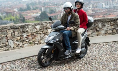 KYMCO AGILITY 16+ 125i CBS/150i ABS EURO-4 Ένας θρύλος με πoλλά + Η άνοιξη του 2017 μας καλωσορίζει με δύο νέα μοντέλα από την Kymco, εξοπλισμένα με ηλεκτρονικό ψεκασμό DIS και εξελιγμένα συστήματα πέδησης. Το Agility 16+ 125i διαθέτει πλέον σύστημα συνδυασμένης λειτουργίας (CBS) και το Agility 16+ 150i δικάναλο ABS Bosch τελευταίας γενιάς! Με τις αλλαγές αυτές, τα νέα Agility 16+ του 2017 γίνονται φιλικότερα προς το περιβάλλον, πολύ πιο οικονομικά στη χρήση και ακόμα πιο ασφαλή στο φρενάρισμα. H απόδοση των κινητήρων είναι 9 και 10,2 ίπποι για 125i και 150i αντίστοιχα, ικανή να προσφέρει τις απαιτούμενες επιδόσεις σε επιταχύνσεις από στάση και ρεπρίζ. Στόχος των σχεδιαστών ήταν η απόδοση στις χαμηλομεσαίες στροφές και η απλότητα της κατασκευής, που συνεπάγεται μικρό κόστος, χαμηλό βάρος, εύκολη και οικονομική συντήρηση. Ο ηλεκτρονικά ελεγχόμενος ψεκασμός τεχνολογίας DIS (Drop Injection System) βελτιώνει τις επιδόσεις με ταυτόχρονη μείωση των εκπομπών ρύπων και της κατανάλωσης που φτάνει τα 40 χιλιόμετρα με ένα λίτρο βενζίνης! Με το ρεζερβουάρ καυσίμου στα 7 λίτρα, εξασφαλίζεται ακόμα μεγαλύτερη αυτονομία, που μπορεί να ξεπεράσει τα 280 χιλιόμετρα! Τα νέα Agility 16+ είναι ολοκληρωμένες προτάσεις για όσους επιθυμούν στυλ, αξιοπιστία, επιδόσεις και χρηστικότητα χωρίς να ξοδέψουν μια μικρή περιουσία. Δεν είναι τυχαίο που στις μεγαλύτερες αγορές scooter κατέχουν περίοπτη θέση στους πίνακες των πωλήσεων, σταθερά και επί σειρά ετών, προσφέροντας τον ιδανικό συνδυασμό ασφάλεια – επιδόσεις – αντοχή – οικονομία. Άλλωστε, η σειρά Agility της Kymco είναι αυτή που δημιούργησε την κατηγορία των οικονομικών scooter με μεγάλους τροχούς. ΒΑΣΙΚΟΣ ΕΞΟΠΛΙΣΜΟΣ AGILITY 16+ 125i/150i  Ηλεκτρονικός ψεκασμός DIS  Κινητήρες Euro4  Δύο δισκόφρενα με σωληνάκια “υψηλής πιέσεως”  Δαγκάνες δύο εμβόλων και στα δύο δισκόφρενα  Σύστημα CBS (125i) και ABS (150i)  Φώτα πορείας LED  Eπίπεδο πάτωμα  Κεντρικό & πλαϊνό σταντ  Παροχή 12V  Αναδιπλούμενα μαρσπιέ συνεπιβάτη  Σχάρα με χειρολαβές  Αποθηκευτικός χώρος κάτω από τη σέλα  Ζάντες αλουμινίου  Πλήρης πίνακας οργάνων  Άγκιστρο αποσκευών  Δείκτης βενζίνης  Σινιάλο στη μεγάλα σκάλα των φώτων Mε τιμές μετρητοίς που ξεκινούν από τα 2.195€, τα νέα Agility 16+ εύκολα μπορούν να γίνουν δικά σας. Εναλλακτικά, η απόκτησή τους μπορεί να γίνει και μέσω των ευνοϊκών χρηματοδοτικών προγραμμάτων της αντιπροσωπείας, που περιλαμβάνουν άτοκη εξόφληση με πιστωτική κάρτα, 18μηνη επιδοτούμενη χρηματοδότηση ή έντοκη με εξόφληση έως 72 μηνιαίες δόσεις. Για περισσότερες πληροφορίες μπορείτε να απευθυνθείτε στο τηλ. 800-11-20025 και στις ιστοσελίδες www.kymco.gr