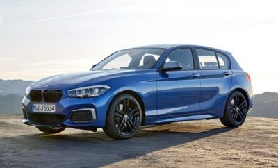 Νέα έκδοση του πιο σπορ οχήματος της premium compact κατηγορίας θα λανσαριστεί σε 3-θυρη και 5-θυρη μορφή τον Ιούλιο του 2017. Με το νέο μοντέλο, η BMW γράφει το επόμενο κεφάλαιο στην επιτυχημένη ιστορία της BMW Σειράς 1, που μεταξύ 2011 και 2017 κατέγραψε ένα εκατομμύριο πωλήσεις. Σαφής επικέντρωση στην Ευρώπη που συγκεντρώνει πάνω από το 70% των πωλήσεων. Μεγαλύτερες αγορές: Γερμανία, Μ. Βρετανία και Κίνα. Νέες ειδικές εκδόσεις Edition Sport Line Shadow, Edition M Sport Shadow και BMW M140i Edition Shadow υπογραμμίζουν τη σπορ αλλά και ‘elegant’ εμφάνιση του αυτοκινήτου με μαύρη μάσκα, μαύρα ένθετα στους προβολείς LED και σκούρα πίσω φώτα LED. Δύο νέες εξωτερικές αποχρώσεις – Sunset Orange και Seaside Blue – τονίζουν την προσωπικότητα της BMW Σειράς 1. Πέντε νέες εκδόσεις ζαντών αλουμινίου (17 και 18-ιντσών) προσδίδουν πρόσθετη λάμψη. Πλήρως ανασχεδιασμένος, οδηγοκεντρικός πίνακας οργάνων επιτείνει την αίσθηση ευρυχωρίας. Αποκλειστικά υλικά και μία νέα δερμάτινη ταπετσαρία αναβαθμίζουν τη φινέτσα και το κύρος στο εσωτερικό. Καινοτόμος λειτουργική φιλοσοφία με το σύστημα iDrive. Προαιρετικό σύστημα Πλοήγησης Professional με οθόνη αφής 8,8-ιντσών, φωνητικό έλεγχο και διεπαφή του iDrive Controller με λειτουργία αφής. Οι Υπηρεσίες BMW ConnectedDrive διασφαλίζουν ένα υψηλό επίπεδο συνδεσιμότητας. Η Νέα BMW Σειρά 1 διατίθεται με Real Time Traffic Information (RTTI) με πρόληψη κινδύνου, On-Street Parking Information, πρόσβαση οχήματος μέσω Remote Services και την ενσωματωμένη λειτουργία Microsoft Exchange για ανταλλαγή και επεξεργασία emails, καταχωρήσεις ημερολογίου και λεπτομέρειες επαφών. Ενσωμάτωση Smartphone μέσω Apple CarPlay, επαγωγική φόρτιση και WiFi hotspot για σύνδεση μέχρι δέκα συσκευών. Ευρεία γκάμα ισχυρών και αποδοτικών κινητήρων με τρικύλινδρους, τετρακύλινδρους και εξακύλινδρους βενζινοκινητήρες και προηγμένους τρικύλινδρους και τετρακύλινδρους diesel. Ισχύς από 80 kW/109 hp στη BMW 116i μέχρι 250 kW/340 hp στη BMW M140i (κατανάλωση μικτού κύκλου: 7,8 – 3,4 l/100 km, Εκπομπές CO2 στο μικτό κύκλο: 179 – 89 g/km)*. Η πίσω κίνηση (δεν διατίθεται από τον ανταγωνισμό) προσφέρει απαράμιλλη δυναμική συμπεριφορά στην κατηγορία. Το ευφυές σύστημα τετρακίνησης BMW xDrive διατίθεται προαιρετικά.