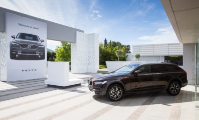 Αντιπρόεδρος της Volvo Cars ομιλητής στο συνέδριο ηγεσίας της ΕΑΣΕ Ο κ. Άντερς Γκούσταφσσον (Anders Gustafsson), ανώτερος αντιπρόεδρος ΕΜΕΑ της Volvo Cars, ήταν από τους κεντρικούς ομιλητές στο ετήσιο συνέδριο ηγεσίας της ΕΑΣΕ (Ένωση Ανωτάτων Στελεχών Επιχειρήσεων), που διεξήχθη την προηγούμενη εβδομάδα, με μεγάλο χορηγό τη Volvo. Το εφετινό, 28ο συνέδριο της ΕΑΣΕ σημείωσε μεγάλη επιτυχία, με περισσότερους από 500 πρόεδρους, εκτελεστικούς διευθυντές ή διευθύνοντες σύμβουλους και ανώτατα στελέχη εταιρειών να παρακολουθούν τις εργασίες του. Το συνέδριο είχε τίτλο «Αμφιδέξιος Ηγέτης σε ένα Παράδοξο Κόσμο» και ήταν αφιερωμένο στην Αμφιδεξιότητα που πρέπει να διακρίνει το σύγχρονο ηγέτη για να είναι αποτελεσματικός και να αντιμετωπίζει με επιτυχία τα παράδοξα στην καθημερινότητα του οργανισμού που διευθύνει. Στην παρουσίασή του, ο αντιπρόεδρος της Volvo Cars αναφέρθηκε στο πώς μπορεί ο ηγέτης να δημιουργήσει κουλτούρα αμφιδεξιότητας σε έναν οργανισμό, παρουσιάζοντας παραδείγματα μέσα από τον κόσμο της Volvo. Ανέδειξε με την ομιλία του την αξία του ανθρώπινου δυναμικού για μία εταιρεία. Όπως χαρακτηριστικά τόνισε «η δύναμη των εταιρειών είναι οι άνθρωποί τους και όταν αυτοί λειτουργούν ως ομάδα η δύναμη αυτή δεν αθροίζεται αλλά πολλαπλασιάζεται. Στη διαδικασία αυτή ο ρόλος του ηγέτη, ο οποίος καλείται να εμπνεύσει, να κατευθύνει και να οργανώσει την ομάδα του, είναι καταλυτικός». Σε άλλο σημείο της παρουσίασής του ο κ. Γκούσταφσσον τόνισε ότι «στόχος του ηγέτη είναι να δημιουργήσει το κατάλληλο περιβάλλον ώστε τα μέλη της ομάδας να πάρουν τη σωστή απόφαση, τη σωστή στιγμή. Όλα είναι θέμα κουλτούρας η οποία ενθαρρύνει τη διαφάνεια και δίνει στα μέλη της εταιρείας την άνεση να είναι δημιουργικά και να νιώθουν άνετα ακόμα και να αμφισβητήσουν καταστάσεις όταν θεωρούν ότι δεν είναι σωστές. Τελικά, το πάθος για ποιότητα, για ικανοποίηση του πελάτη, η ευθύνη απέναντι στη μάρκα και το κοινωνικό σύνολο, δεν είναι κάτι που επιβάλλεται αλλά καλλιεργείται στα μέλη της ομάδας ως μία συνολική φιλοσοφία. Και σε αυτό, ο αμφιδέξιος ηγέτης καλείται να παίξει πρωταρχικό ρόλο». Σε επίρρωση των παραπάνω, ο κ. Γκούσταφσσον έκανε αναφορά στο Vision 2020 (Όραμα 2020), τη δημόσια δέσμευση της Volvo ότι μέχρι το 2020 θα έχει αναπτύξει όλη την απαιτούμενη τεχνολογία ώστε να μην υπάρχει απώλεια ζωής ή σοβαρός τραυματισμός σε οποιοδήποτε ατύχημα εμπλέκεται ένα μοντέλο Volvo. «Το Vision 2020 είναι μία δημόσια δέσμευση η οποία έγινε από τον πρόεδρο της εταιρείας αλλά πλέον αποτελεί μέρος της όλης φιλοσοφίας του συνόλου των εργαζομένων, είναι ένα κοινό όραμα που υπηρετούν όλοι στην εταιρεία ώστε να υλοποιηθεί», τόνισε εμφατικά. Στο περιθώριο του συνεδρίου ο κ. Γκούσταφσσον σχολίασε την πορεία της Volvo Cars στην ευρωπαϊκή αγορά, το πρώτο τρίμηνο του 2017: «Και την εφετινή χρονιά το πλάνο ανάπτυξης της Volvo Cars συνεχίζεται με αμείωτο ρυθμό. Καταγράψαμε ένα ισχυρό πρώτο τρίμηνο πωλήσεων στην ΕΜΕΑ (Ευρώπη, Μέση Ανατολή και Αφρική) με άνοδο 9% σε σχέση με το αντίστοιχο περσινό διάστημα, με την άνοδο μόνο για το Μάρτιο να είναι 14%, με ταξινομήσεις 37.200 αυτοκινήτων. Αντίστοιχα υψηλή είναι και η αύξηση στο βιβλίο παραγγελιών, με 20.000 επιπλέον παραγγελίες σε σχέση με το αντίστοιχο διάστημα του 2016, κάτι που αντανακλάται στην αύξηση του μεριδίου αγοράς της Volvo, που πλέον στην Ευρώπη είναι σχεδόν 2%. Η επιτυχία αυτή είναι συνισταμένη των επιμέρους ρεκόρ πωλήσεων που κατέγραψε η Volvo αυτό το διάστημα σε πολλές και σημαντικές εθνικές αγορές.» Το συνέδριο, του οποίου μεγάλος χορηγός ήταν η Volvo, πραγματοποιήθηκε το διήμερο 5-6 Μαΐου 2017 στο Grand Resort Lagonissi με τη συμμετοχή καταξιωμένων ομιλητών από την Ελλάδα και το εξωτερικό που μοιράστηκαν γνώσεις και εμπειρίες τους με τους σύνεδρους. Ανάμεσά τους η κ. Γουέντυ Σμιθ (Wendy Smith), καθηγήτρια στο Πανεπιστήμιο του Ντελαγουέρ των ΗΠΑ, η οποία συγκαταλέγεται στην παγκόσμια ελίτ των επιστημόνων με εξειδίκευση στα στρατηγικά παράδοξα και ο Ιτάι Τάλκγκαμ (Itay Talgam), πρώην μαέστρος και νυν επιτυχημένος σύμβουλος εταιρειών-κολοσσών παγκοσμίως, ο οποίος έδωσε μια διαφορετική νότα στο συνέδριο, προσομοιάζοντας τον ηγέτη με τον καλό μαέστρο μιας συμφωνικής ορχήστρας ο οποίος αντιμετωπίζει την απόλυτη πρόκληση της ηγεσίας, να δημιουργήσει τέλεια αρμονία χωρίς να πει ούτε λέξη. ΣΗΜΕΙΩΣΗ ΣΥΝΤΑΚΤΗ Ο Άντερς Γκούσταφσσον γεννήθηκε το 1968 στη Σουηδία. Με σπουδές στη Σουηδία, την Ευρώπη, τις ΗΠΑ και την Κίνα, ανέλαβε πρώτη φορά καθήκοντα CEO σε ηλικία 32 ετών. Σήμερα, ως ανώτερος αντιπρόεδρος της Volvo Cars, ηγείται των δραστηριοτήτων της εταιρείας στην περιοχή ΕΜΕΑ (Ευρώπη, Μέση Ανατολή, Αφρική), έχοντας στην ευθύνη του πάνω από 60 χώρες.