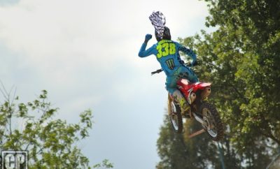 6ος Αγώνας Πανελλήνιο Πρωτάθλημα Motocross – Μεγαλόπολη Ο προτελευταίος αγώνας για το Πανελλήνιο Πρωτάθλημα ΜΧ έγινε στην Μεγαλόπολη το Σαββατοκύριακο 20-21 Μαΐου από την Α.Λ.Μ.Α. Μεγαλόπολης στην πανέμορφη πίστα της Δ.Ε.Η. Σε έναν αγώνα που άφησε τις καλύτερες εντυπώσεις σε συμμετέχοντες, οργανωτές και θεατές, με μια άριστα προετοιμασμένη πίστα, ευχάριστη να την οδηγάς, και με τρομερό θέαμα. Θέαμα που οι φίλοι του motocross μπορούσαν να παρακολουθήσουν και σε live streaming, με πολύ καλές λήψεις και ποιότητα εικόνας. Σχεδόν 90 αθλητές έδωσαν το καλύτερό τους εαυτό, με άριστες κλιματολογικές συνθήκες, ενώ οι μάχες ήταν πολύ δυνατές σε όλες τις κατηγορίες και σε όλες τις θέσεις! Οι Παναγιώτης Κουζής (Honda) και Αργύρης Τσαρνάς (Husqvarna) πρόσφεραν ένα πολύ δυνατό θέαμα στο 1ο σκέλος της ΜΧ1. Αν και ο Δημήτρης Κοντολέτας (Yamaha) στην αρχή έδειξε να πιέζει τον πρωταθλητή, στη συνέχεια έδειξε να μην αντέχει στην πίεση των Γιώργου Ηλιόπουλου (KTM) και Τσαρνά που τον προσπέρασαν στη μέση του αγώνα. Λίγους γύρους πριν το τέλος, ο Τσαρνάς έδειξε πολύ προπονημένος – κάτι που είχε φανεί από τον πολύ καλό προκριματικό χρόνο του Σαββάτου, πίεσε και πέρασε τον Κουζή, ο οποίος φάνηκε να μην αντιστέκεται κρατώντας δυνάμεις για… αργότερα. Στο 2ο σκέλος, ο Κουζής δεν άφησε αυτή τη φορά το προβάδισμα, κερδίζοντας το σκέλος και την 1η θέση στο βάθρο, ενώ ο Τσαρνάς ήταν δεύτερος στο σκέλος και στο βάθρο (με ισοβαθμία στο σύνολο). 3ος ο Ηλιόπουλος που κράτησε δεύτερη φορά πίσω του τον Κοντολέτα. Έτσι, στην βαθμολογία ο Αργύρης πέρασε στην 2η θέση, ενώ ο Δημήτρης έμεινε 4ος. Κυριάκος Κόττης (Honda) και Γιάννης Μόσιος (KTM) συμπλήρωσαν την εξάδα και στα 2 σκέλη επιβεβαιώνοντας την αγωνιστικής τους σταθερή βελτίωση. Στην ΜΧ2 ο Γιάννης Τουρατζίδης (Yamaha) δεν δυσκολεύτηκε να αποσπάσει άλλες 2 καρό σημαίες, με τον Παναγιώτη Παπίλα (Honda) (2-3) και τον Νικόλα Λυρίου (ΚΤΜ) (5-2) –που έμεινε πίσω στο 1ο σκέλος- να ανεβαίνουν στο βάθρο. Αλέξανδρος Γεωργαντάς (Husqvarna), Κώστας Μπετίνης (Honda) και Φραγκίσκος Ζούνης (Yamaha) είναι πλέον μόνιμοι μνηστήρες της 6άδας, με τον Δημήτρη Μπάκα πολύ κοντά τους. Στην ΜΧ2Τ η παρουσία του Αντώνη Σάγμαλη (Husqvarna) έδωσε νέο χρώμα στην κατηγορία και πολλές υποσχέσεις με τις δύο 2ες θέσεις, αφού ο Ανδρέας Ανδρέου (Yamaha) δεν λέει να «μετακινηθεί» από το ψηλότερο σκαλί του βάθρου. 3ος ήταν ο Άγγελος Βογιατζής (ΚΤΜ). Τρομερή μάχη είχαμε και στην κατηγορία Open, καθώς Σταμάτης Δημολιάνης (KTM) και Βασίλης Πακαταρίδης (Yamaha) και «κονταροχτυπιούνται» για τον τίτλο, και εκμεταλλεύτηκαν στο πρώτο σκέλος το στραβοπάτημα του Ροδίτη Σταμάτη Λυρίου (Husqvarna) που εγκατέλειψε νωρίς για να κάνουν το 1-2, με 3ο τον Αντώνη Τζανετή (Yamaha). Στο 2ο σκέλος όμως, ο βετεράνος Σταμάτης Λυρίου, ο παλιότερος εν ενεργεία πρωταθλητής, τους προσπέρασε πάνω στην μονομαχία τους και πήρε την καρό σημαία! Με τον Πακαταρίδη 2ο ο Δημολιάνης τερματίζοντας 3ο κερδίζει στο σύνολο την αγωνιστική ημέρα, αλλά η κατάσταση στην κορυφή παραμένει πάλι ρευστή καθώς υπολείπεται 3 βαθμούς και όλα θα παιχτούν στον τελευταίο αγώνα. Στο βάθρο και ο Τζανετής που ήταν 4ος στο Β’ σκέλος. Στα Quad o Κων/νος Ντούζος (Yamaha) (1-2) μοιράστηκε αυτή τη φορά τις νίκες με τον Βασίλη Τριανταφύλλου (Yamaha) (5-1) ενώ ο Απόστολος Τριανταφύλλου (Yamaha)με δυο 3ες θέσεις ανέβηκε και αυτός στο βάθρο. Φωτό: CP Productions