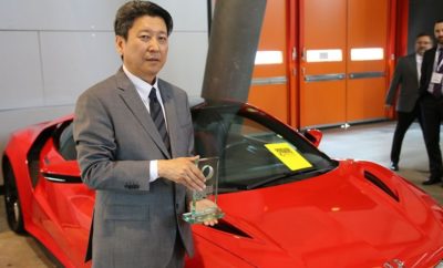 O κινητήρας του Honda NSX αναδείχθηκε ο καλύτερος νέος κινητήρας στο θεσμό των βραβείων «INTERNATIONAL ENGINE OF THE YEAR 2017» • Το προηγμένο, σπορ υβριδικό σύνολο τριών μοτέρ three-Motor Sport Hybrid αναδείχτηκε ο ‘Καλύτερος Νέος Κινητήρας’ • Ο 3.5L V6 κινητήρας του NSX σχεδιάστηκε με σκοπό να είναι το πιο προηγένο μηχανικό σύνολο υψηλών επιδόσεων • Βραβευμένος κινητήρας βασισμένος στη φιλοσοφία ‘άμεσης απόκρισης’ που προσδιορίζει τη Νέα Σπορ Εμπειρία (New Sports eXperience) Το βενζινο-ηλεκτρικό, υβριδικό σύστημα κίνησης V6 3.5 L της Honda απέσπασε τον τίτλο του ‘Καλύτερου Νέου Κινητήρα’ στο θεσμό International Engine of the Year 2017. Τα βραβεία απένειμε το περιοδικό Engine Technology International, φέτος για 19η χρονιά, ενώ τα αποτελέσματα έκρινε μία ομάδα ειδικών από όλο τον κόσμο. Οι κινητήρες αξιολογήθηκαν βάσει χαρακτηριστικών όπως οι επιδόσεις, ο θόρυβος, η οδηγησιμότητα, η κατανάλωση καυσίμου και η πολιτισμένη λειτουργία. Ο κινητήρας του Honda NSX αναδείχτηκε νικητής στην κατηγορία ‘Καλύτερος Νέος Κινητήρας’. Απώτερος στόχος του προγράμματος εξελιξης συστήματος κίνησης για το Honda NSX ήταν η δημιουργία της πιο προηγμένης μονάδας υψηλών επιδόσεων στον κόσμο. Η Honda ξεκίνησε την παραγωγή ενός κινητήρα βέλτιστων επιδόσεων, απολαυστικού και εύκολα ελεγχόμενου. Από τις μεγαλύτερες προκλήσεις του προγράμματος εξέλιξης ήταν η ενσωμάτωση στοιχείων ηλεκτροκίνησης για τη δημιουργία ενός υβριδικού οχήματος πραγματικά υψηλών επιδόσεων. Έτσι δημιουργήθηκε ένα σύστημα με άμεση παραγωγή ροπής, όπου οι ηλεκτροκινητήρες προάγουν τις δυναμικές ικανότητες του αυτοκινήτου σε όλα τα επίπεδα. Ο Hayashi-san, Πρόεδρος της Honda R&D Europe δήλωσε: «Ήταν μεγάλη τιμή η κατάκτηση αυτού του βραβείου. Το NSX εξελίχθηκε ως η κορωνίδα των προϊόντων της Honda Motor Company, καταδεικνύοντας το πάθος και τη δέσμευση της Honda στο να προσφέρει μία New Sports eXperience. Χαιρόμαστε που το NSX αξιολογήθηκε τόσο θετικά με αποτέλεσμα να αποσπάσει το βραβείο για τον ‘Καλύτερο Νέο Κινητήρα’ του 2017.» Ο θεσμός International Engine of the Year Awards περιλαμβάνει οκτώ κατηγορίες. Η υποψηφιότητα ενός κινητήρα για τον τίτλο προϋποθέτει τη χρήση του σε επιβατικό αυτοκίνητο το οποίο πουλήθηκε σε περισσότερες της μιας χώρες μέχρι τον Ιούνιο 2017.