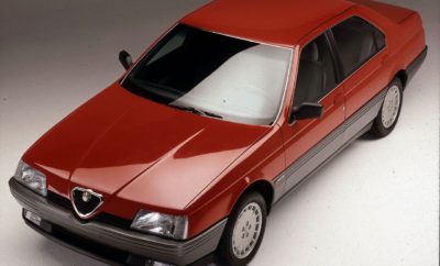 Η Alfa Romeo έγινε 107 ετών! Με πλήθος πρωτότυπων εκδηλώσεων, αγώνων & συναντήσεων μελών, γιόρτασε φέτος η Alfa Romeo τα 107 χρόνια λειτουργίας της. Το επίκεντρο των εκδηλώσεων ήταν το Ιστορικό Μουσείο της μάρκας "La macchina del tempo" στο Μιλάνο, το οποίο άνοιξε τις πύλες του για πρώτη φορά το 1976 και επαναλειτουργεί πλέον ανακαινισμένο από το 2015. Παράλληλα, με αφορμή την 170ή επέτειο η Alfa Romeo ετοίμασε ένα ξεχωριστό video – ένα ταξίδι στον χρόνο - με μερικά από τα θρυλικά αυτοκίνητα της ιστορίας της, από την ιστορική 24-HP μέχρι τη Stelvio. Το Σάββατο και την Κυριακή 24 και 25 Ιουνίου, οι θαυμαστές της μάρκας επισκέφτηκαν το Ιστορικό Μουσείο για να γιορτάσουν όλοι μαζί τα 107ά γενέθλιά της. Δεν επρόκειτο απλά για εκδηλώσεις, αλλά για ιδιαίτερες συναντήσεις όπου επικράτησε η δημιουργικότητα, ο κοινός ενθουσιασμός και η βαθιά εκτίμηση για τη μοναδική ιστορική κληρονομιά της Alfa Romeo. Το πρόγραμμα περιλάμβανε δρώμενα με τη συμμετοχή σχεδιαστών από το Style Centre της Alfa Romeo, που ενέπνευσαν τους νέους δημιουργούς με τις "live" δημιουργίες τους, καθώς και ένα συνέδριο για την Alfa Romeo 164, που φέτος κλείνει τα 30 χρόνια. Το μοντέλο αυτό είχε την τιμητική του σε ειδική "παρέλαση" των ιστορικών μοντέλων στην εσωτερική πίστα του μουσείου. Η συγκεκριμένη εκδήλωση διοργανώθηκε από την FCA Heritage, την ειδική οργάνωση που έχει δημιουργηθεί με σκοπό τη διατήρηση και την προώθηση της κληρονομιάς της μάρκας. Επιπλέον, μικροί και μεγάλοι διασκέδασαν στην ειδικά διαμορφωμένη πίστα "Alfa Romeo Slot Grand Prix", όπου δοκίμασαν τις ικανότητές τους σε αγώνες με τηλεχειριζόμενα μοντέλα, όλα φυσικά, Alfa Romeo. Ακόμα, στο πλαίσιο των εορτασμών, την Παρασκευή 23 Ιουνίου, μια μέρα πριν από τα γενέθλια της Alfa Romeo, 60 ιδιοκτήτες της 4C ξεναγήθηκαν στις εγκαταστάσεις του εργοστασίου της μάρκας στη Modena, και την επόμενη μέρα απόλαυσαν στο έπακρο τις δυνατότητες της πιο σπορ Alfa Romeo, στην πίστα του Varano de' Melegari. Τέλος, μέλη των ιταλικών ιστορικών club Alfa Romeo συγκεντρώθηκαν σε μια μεγαλειώδη συνάντηση με τα αυτοκίνητά τους στην πίστα της Vallelunga.