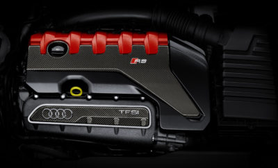 Audi 2.5 TFSI - Διεθνής κινητήρας της Χρονιάς» • Ο κινητήρας της Audi 2.5 TFSI είναι και πάλι ο καλύτερος στην κατηγορία • Όγδοη νίκη στη σειρά για τον πεντακύλινδρο κινητήρα της Audi • Ο Peter Mertens Μέλος του Διοικητικού Συμβουλίου για την Ανάπτυξη της Τεχνολογίας δήλωσε: "Το βραβείο αυτό επιβεβαιώνει με τον καλύτερο τρόπο ότι η αποτελεσματικότητα, οι καλές επιδόσεις και ο εξαιρετικός ήχος μπορούν να είναι σε τέλεια αρμονία” Μια ακόμη επιτυχία για την Audi στα βραβεία «Διεθνής κινητήρας της χρονιάς»: Η μάρκα με τους τέσσερις κύκλους έλαβε το πολυπόθητο βραβείο στην κατηγορία 2 έως 2,5 λίτρων για τον κινητήρα 2,5 TFSI. Είναι η δέκατη τρίτη συνολικά επιτυχία για την Audi. "Ο πεντακύλινδρος κινητήρας έχει συνδεθεί με το σήμα της Audi για περισσότερα από 40 χρόνια και συνεχίζουμε να τον βελτιώνουμε και να τον αναπτύσουμε. Το περασμένο έτος παρουσιάσαμε το Audi TT RS (συνδυασμένη κατανάλωση καυσίμου σε l / 100 km: 8,5 - 8,2 , συνδυασμένες εκπομπές CO2 σε g / km: 194 - 187 ), το μοντέλο στο οποίο τοποθετήθηκε κάνοντας το ντεμπούτο του ο νέος κινητήρας", δήλωσε ο Peter Mertens, Μέλος του Διοικητικού Συμβουλίου για την Ανάπτυξη της Τεχνολογίας AUDI AG. Οι κριτές εξήραν όχι μόνο την εξαιρετική απόδοση του πεντακύλινδρου κινητήρα, αλλά και τον μοναδικό του ήχο που ο χαρακτηριστικός του τόνος θυμίζει ιδιαίτερα τη μηχανή rally του Group Β της δεκαετίας του 1980. Ο σημερινός πεντακύλινδρος είναι 26 κιλά ελαφρύτερος από τον προκάτοχό του, κυρίως λόγω της αλλαγής του στροφαλοθάλαμου από ελαφρύτερο κράμα αλουμινίου επιτρέποντας στους προγραμματιστές της Audi να βελτιστοποιήσουν περαιτέρω την κατανομή φορτίου των αξόνων για βελτιωμένο χειρισμό. Ο 2,5 TFSI είναι διαθέσιμος στο TT RS Coupé RS (συνδυασμένη κατανάλωση καυσίμου σε l / 100 km: 8,4 - 8,2 , συνδυασμένες εκπομπές CO2 σε g / km: 192 - 187 ) και TT RS Roadster RS / 100 km: 8,5 - 8,3 , συνδυασμένες εκπομπές CO2 σε g / km: 194 - 189 ), ενώ παράλληλα εφοδιάζει και το RS3 Sedan (συνδυασμένη κατανάλωση καυσίμου σε l / 100 km: / Km: 191 - 188 ) και RS3 Sportback (συνδυασμένη κατανάλωση καυσίμου σε l / 100 km: 8,4 - 8,3 , συνδυασμένες εκπομπές CO2 σε g / km: 192 - 189 ). Με ιπποδύναμη 400 hp και ροπή 400 Nm ο κινητήρας αυτός είναι ο πιο ισχυρός πεντακύλινδρος παραγωγής στην παγκόσμια αγορά. Ο κινητήρας επιταχύνει το RS3 Sportback από 0 σε 100 km / h (62,1 mph) σε 4,1 δευτερόλεπτα ενώ η τελική ταχύτητα και των δύο μοντέλων είναι 250 km / h (155,3 mph), η οποία μπορεί να αυξηθεί προαιρετικά στα 280 km / h (174,0 mph). Το βραβείο για τον "Διεθνή Κινητήρα της Χρονιάς" παρουσιάζεται και απονέμεται κάθε χρόνο από το 1999. Μια διεθνής ομάδα 65 δημοσιογράφων για μηχανοκίνητα σπορ επιλέγει τις καλύτερες μηχανές του έτους σε διάφορες κατηγορίες. Αυτή είναι η δέκατη τρίτη φορά που η Audi κερδίζει αυτό το βραβείο που είναι παγκοσμίως γνωστό.