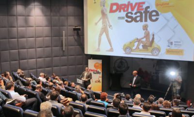 Δράση DRIVE Safe για την Οδική Ασφάλεια, από το περιοδικό αυτοκινήτου DRIVE Σε μια ειδική εκδήλωση, το περιοδικό αυτοκινήτου DRIVE παρουσίασε τη δράση DRIVE Safe για την Οδική Ασφάλεια. Κάτω από αυτό το γενικό τίτλο, εντάσσεται μια ειδική έκδοση, αλλά και μια σειρά δράσεων στις οποίες περιλαμβάνεται ένα πρόγραμμα σεμιναρίων κυκλοφοριακής αγωγής για παιδιά δημοτικού σχολείου αμιγώς εθελοντικού χαρακτήρα, η έκδοση ενός παιδικού βιβλίου αφιερωμένου στην οδική ασφάλεια και ένα ψηφιακό παιχνίδι. Όλες οι παραπάνω ενέργειες στοχεύουν στην εμπέδωση της έννοιας της οδικής ασφάλειας από την κρίσιμη παιδική ηλικία. Την εκδήλωση τίμησαν με την παρουσία τους εκπρόσωποι του ελληνικού Kοινοβουλίου και συγκεκριμένα ο κος Γιώργος Ουρσουζίδης, βουλευτής ΣΥΡΙΖΑ και κυρίως πρόεδρος της Ειδικής Μόνιμης Επιτροπής της Βουλής για την Οδική Ασφάλεια και ο κος Γιώργος Κωνσταντόπουλος, βουλευτής ΠΑΣΟΚ και Υπεύθυνος ΚΤΕ Παιδείας της Δημοκρατικής Συμπαράταξης. Το παρόν έδωσαν επίσης ο πρόεδρος του ΣΕΑΑ κος Γιώργος Βασιλάκης, ο πρόεδρος του ΣΕΑΜ κος Σωτήρης Χατζίκος και ο πρόεδρος της Ομοσπονδίας Μηχανοκίνητου Αθλητισμού Ελλάδος κος Δημήτρης Μιχελακάκης. Την Τροχαία Αττικής εκπροσώπησε ο Αστυνόμος Α’ κος Δημήτρης Παπαγεωργίου. Πιο αναλυτικά Η έκδοση DRIVE SAFE με την πλούσια θεματολογία της καταγράφει τα προβλήματα, προτείνει λύσεις, ενθαρρύνει την σωστή και υπεύθυνη συμπεριφορά, αναλύει την τεχνολογία, αλλά εστιάζει στον άνθρωπο. Αλλά η ευαισθησία του DRIVE στην οδική ασφάλεια δεν εξαντλείται σε μερικές… εκατοντάδες σελίδες. Θεωρώντας την οδική ασφάλεια πρώτα από όλα θέμα παιδείας και αγωγής, που εμπεδώνεται από την παιδική ηλικία με τα σωστά ερεθίσματα, το DRIVE ανακοίνωσε μια εθελοντική πρωτοβουλία που ανέλαβε σε συνεργασία με το Ελληνικό Μουσείο Αυτοκινήτου. Είναι το πρόγραμμα «Κυκλοφορώ Υπεύθυνα». Ένα πρόγραμμα κυκλοφοριακής αγωγής για παιδιά του δημοτικού σχολείου. Σχεδιασμένο με τη βοήθεια της έμπειρης παιδαγωγού κας Σγουρής Γεωργιάδου, συγγραφέως παιδικών βιβλίων με 14 εκδόσεις στο ενεργητικό της, ώστε να είναι κατανοητό αλλά και ευχάριστο. Μέσα από ένα διαδραστικό παιχνίδι που προϋποθέτει την ενεργή συμμετοχή των παιδιών, το πρόγραμμα «Κυκλοφορώ Υπεύθυνα» κεντρίζει το ενδιαφέρον τους. Τα βοηθά να κατανοήσουν τους κινδύνους χωρίς να φοβηθούν. Τα καθοδηγεί έτσι ώστε τα ίδια να δώσουν τις απαντήσεις για το τι είναι σωστό και τι λάθος. Εμπνέει τον σεβασμό στους κανόνες. Τα ενθαρρύνει να αναλάβουν ευθύνες. Δοκιμάζει και εμπλουτίζει τις γνώσεις τους. Κερδίζει το χαμόγελό τους. Η ομάδα του DRIVE ανακοίνωσε επίσης ότι βρίσκεται στο στάδιο συγγραφής ενός παιδικού βιβλίου αφιερωμένου στην οδική ασφάλεια. Με πρωτότυπους ήρωες, οι οποίοι μέσα από τις περιπέτειές τους θα βοηθήσουν τα παιδιά να κατανοήσουν την οδική ασφάλεια. Οι ήρωες θα γίνουν στην πορεία πρωταγωνιστές ενός ηλεκτρονικού παιχνιδιού για smartphones και tablets, έτσι ώστε η οδική ασφάλεια να μην είναι «μάθημα» αλλά διασκέδαση, ξεκούραση, ευχάριστος δημιουργικός χρόνος για την οικογένεια.