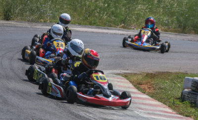 Το Πανελλήνιο Πρωτάθλημα Karting 2017 μπαίνει στην τελική ευθεία, μετά και τον 4ο αγώνα της χρονιάς, που πραγματοποιήθηκε την Κυριακή 25 Ιουνίου. Με κύριο χαρακτηριστικό τη ζέστη, πραγματοποιήθηκε στην πίστα καρτ Αφιδνών "Kartodromo" ο καλοκαιρινός γύρος του Πανελλήνιου Πρωταθλήματος Karting την Κυριακή 25 Ιουνίου, υπό τη διοργάνωση του Αθλητικού Σωματείου "Ελληνική Λέσχη Αυτοκινήτου Δυτικής Αττικής" (ΕΛ.Λ.Α.Δ.Α.). Με το καλοκαίρι να μας έχει χτυπήσει την πόρτα για τα καλά, 32 αθλητές βρέθηκαν στην εκκίνηση του αγώνα, έχοντας ως στόχο το καλύτερο δυνατό αποτέλεσμα και προσφέροντας όμορφο θέαμα σε όσους βρέθηκαν στο Kartodromo για να παρακολουθήσουν τις αγωνιστικές μονομαχίες. Λόγω μειωμένων συμμετοχών, δεν πραγματοποιήθηκαν οι αγώνες στις Κατηγορίες Senior, KZ2 και KZ3. Την παράσταση έκλεψε για ακόμη μια φορά η Κατηγορία 60 Mini, στην οποία συμμετέχουν αθλητές ηλικίας 8-12 ετών, με τους μικρότερους εξ αυτών, ηλικίας 8-10 ετών να κατατάσσονται στην 60 Mini B, ενώ οι μεγαλύτεροι, ηλικίας 11-12 ετών, εντάσσονται στην 60 Mini A. Ο συναγωνισμός ήταν για ακόμη μια φορά όμορφος, καθώς 19 συνολικά οδηγοί προσπάθησαν για το καλύτερο και χάρισαν συναρπαστικούς αγώνες στους παρευρισκόμενους. Νικητής στην 60 Mini A αναδείχθηκε Ανδρέας Σπανός (Praga Zahos Karting, Praga-TM) ο οποίος έδειξε εξαρχής την ταχύτητά του, αφού επικράτησε και στους δύο ημιτελικούς, έχοντας πίσω του τον Στυλιανό Πετρίση (Chatzis Racing Team, FA-TM), που πίεσε τον νικητή τόσο στον Τελικό όσο και στον Β' Προκριματικό. Στο βάθρο των νικητών της 60 Mini A ανέβηκε επίσης ο Γιάννης Θεολόγος Ντάφος (Praga Zahos Karting, Praga-TM), που τερμάτισε και στην 3η θέση της άτυπης γενικής κατάταξης. Στην 4η θέση της κατάταξης και της 60 Mini A ολοκλήρωσε την προσπάθειά του ο Γιώργος Στυλιανός (Speed Force, Exprit-TM), ενώ την εξάδα της 60 Mini A συμπλήρωσαν οι Γιώργος Θεοδωρακόπουλος (AP Digital, DR-Lenzo) και Μάριος Αγγελόπουλος (Speed Force, Exprit-TM) ο οποίος ανέκαμψε μετά την εγκατάλειψη στον Α' Προκριματικό. Την κατάταξη της 60 Mini A διαμόρφωσαν ο Γιάννης Περιστεράς (Maitos Kosmic Kart, Kosmic-TM), ο οποίος είχε τετ-α-κε στον Τελικό ενώ έδινε μάχη για το βάθρο της γενικής με τον Ντάφο, καθώς επίσης και οι Λάζαρος Ουγιάρογλου (Cosmosrally Kart Academy, Tony Kart-TM) και Θανάσης Ρουμελιώτης (Athens Kart Shop, First-IAME). Στην 60 Mini B, η νίκη πέρασε στον Βαγγέλη Ντεντόπουλο (Athens Kart Shop, Tecno-IAME) ο οποίος πήρε τη δεύτερη καρό σημαία για φέτος. Στη δεύτερη θέση πλασαρίστηκε ο Αλέξανδρος Παπαευθυμίου (Abloy F.S. Kart Racing, EVO Kart-Lenzo), ενώ στο βάθρο ανέβηκε επίσης ο Γρηγόρης Κρίκης (Chatzis Racing Team, FA-Lenzo), οι οποίοι συνθέτουν μια ιδιαίτερα ανταγωνιστική τριάδα σε κάθε αγώνα, έχοντας ταυτόχρονα κατακτήσει όλοι τους, νίκη στο φετινό Πρωτάθλημα. Την εξάδα της 60 Mini B διαμόρφωσαν οι Γιώργος Καμπύλης (Praga Zahos Karting, Praga-Lenzo), Βασίλης Αποστολίδης (Abloy F.S. Kart Racing, EVO Kart-TM) και Χρήστος Καραβαγγέλης (Chatzis Racing Team, FA-Lenzo), ενώ την κατάταξη συμπλήρωσαν οι Νίκος Λύκος (Chatzis Racing Team, FA-IAME), Γιώργος Ντεντόπουλος (Athens Kart Shop, Tecno-IAME) και Χρήστος Χατζής (Chatzis Racing Team, FA-Lenzo), ενώ δεν κατατάχθηκε ο Γιάννης Ζησιμόπουλος (Zorri Motorsport, Birel Art-LKE). Στην Κατηγορία Junior για οδηγούς ηλικίας 12-14 ετών, ο Κωνσταντίνος Κομνηνός (Speed Force, Exprit-IAME) σημείωσε τη δεύτερη συνεχόμενη νίκη του στο θεσμό, ενώ ο Ανδρέας Δεβετζόγλου (Abloy F.S. Kart Racing, EVO Kart-IAME) τερμάτισε δεύτερος και αμφότεροι, θα δώσουν μάχη για τον τίτλο στον τελευταίο αγώνα του θεσμού. Στο βάθρο ανέβηκε ακόμη ο Γιάννης Καρδαμάκης (Athens Kart Shop, Tecno-IAME), τον οποίο ακολούθησε ο Γιώργος Πλούμος (Athens Kart Shop, Tecno-IAME). Το αγωνιστικό μενού της ημέρας ολοκληρώθηκε με την Κατηγορία Club, που περιλάμβανε όπως πάντα φέτος, ένα Time Attack και δύο Τελικούς. Ο Ανδρέας Βαρσάμης (Abloy F.S Kart Racing, Kosmic-TM) κατέκτησε τη δεύτερη συνεχόμενη νίκη του, με τον Κώστα Ελευθερίου (Dekas Racing Team, Birel-Rotax) που ανέβηκε στο δεύτερο σκαλί του βάθρου να ακολουθεί και τον Μιχάλη Μίχα (Speed Force, PCR-Rotax) να ανεβαίνει επίσης στο βάθρο. Μια θέση πιο πίσω βρέθηκε ο Πάρις Γκανασούλης (Cosmosrally Kart Academy, Maranello-Rotax), ενώ την κατάταξη συμπλήρωσαν οι Σταύρος Σταμέλος (Praga Zahos Karting, Praga-Rotax), Εύη Σταφυλοπάτη (Praga Zahos Karting, Praga-Rotax) και Σπύρος Κολτσίδας (Intrepid-IAME). Ο Περικλής Παΐζης, που ήταν εκ των πρωταγωνιστών του αγώνα έχοντας πετύχει τον καλύτερο χρόνο στο Time Attack, δεν κατάφερε να τερματίσει τον αγώνα. Η αγωνιστική ημέρα ολοκληρώθηκε με την Απονομή των Κυπέλλων στους νικητές, μεταλλίων σε όλους τους συμμετέχοντες, καθώς και με την κλήρωση των σετ ελαστικών που προσφέρονται σε κάθε αγώνα του θεσμού από τους παρόχους ελαστικών κάθε κατηγορίας. Το Πανελλήνιο Πρωτάθλημα Karting 2017 είναι πια έτοιμο για την καλοκαιρινή ανάπαυλα, μία στροφή πριν την ολοκλήρωση του θεσμού, με τον τελευταίο αγώνα να έχει προγραμματιστεί για τις 2-3 Σεπτεμβρίου, στο Kartodromo. ΔΗΛΩΣΕΙΣ ΝΙΚΗΤΩΝ Ανδρέας Σπανός (Praga Zahos Karting, Praga-TM) - Νικητής 60 Mini A "Κερδίσαμε την Κατηγορία Mini και είμαι πάρα πολύ ευχαριστημένος, ειδικά επειδή είχαμε κάποια μικροπροβλήματα στους προηγούμενους αγώνες. Τώρα όλα πήγαν καλά και κερδίσαμε". Βαγγέλης Ντεντόπουλος (Athens Kart Shop, Tecno-IAME) - Νικητής 60 Mini B "Ο αγώνας ήταν κουραστικός και δύσκολος. Αυτό που ήθελα να καταφέρω, το κατάφερα και είμαι ευχαριστημένος". Κωνσταντίνος Κομνηνός (Speed Force, Exprit-IAME) - Νικητής Junior "Ήταν ένας εύκολος αγώνας. Παλέψαμε πολύ για το αποτέλεσμα. Θέλω να ευχαριστήσω την ομάδα και τους μηχανικούς μας. Παρόλο που είχαμε κάποια προβλήματα το Σάββατο, καθώς μας κόλλησαν δύο κινητήρες, εντέλει καταφέραμε να πάρουμε τη νίκη". Ανδρέας Βαρσάμης (Abloy F.S. Kart Racing, EVO Kart-TM KF3) - Νικητής Club "Αισθάνομαι μεγάλη χαρά, καθώς είναι η δεύτερή μου νίκη. Θέλω να δώσω συγχαρητήρια στον αντίπαλό μου τον Κώστα (Ελευθερίου) που πήγε και αυτός πολύ καλά. Τέλος, θέλω να ευχαριστήσω την ομάδα και τους μηχανικούς μου".