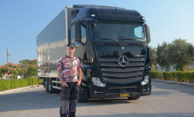 Εντυπωσιακή οικονομία από το Mercedes-Benz Actros! Aπό την θεωρία στην πράξη. Το Actros ήταν και είναι το πρότυπο στην αποδοτικότητα και το αποδυκνείει στην πράξη. Ο πελάτης της μάρκας κος Π. Καπογιαννόπουλος είναι εντυπωσιασμένος από την χαμηλή κατανάλωση του νέου του φορτηγού Mercedes-Benz Actros. Πρόκειται για το Actros 2551LNR, 6x2, εφοδιασμένο με αεροδυναμική καμπίνα StreamSpace και υπερκατασκευή κλειστού θαλάμου από την εταιρεία αμαξωμάτων Σμυρλιάδης. Ο προηγμένος κινητήρας δεύτερης γενιάς 12,8 λίτρων του φορτηγού αποδίδει 375 kW (510 hp) μέσω του αυτοματοποιημένου κιβωτίου 12 ταχυτήτων Mercedes Powershift. Επίσης το φορτηγό διαθέτει το Πακέτο Οικονομίας «Economy Pack Top» το οποίο περιέχει Predictive Powertrain Control, Retarder και εκτροπέα αέρα. Το δρομολόγιο του φορτηγού είναι περίπου 400-500 χλμ καθημερινά Αθήνα-Πάτρα-Αθήνα. Ελάχιστη κατανάλωση, σύμφωνα με τον πελάτη, είναι 17,5 lt / 100 χλμ και μέγιστη 22,5 lt / 100 χλμ. (συνθήκες οδήγησης 80 klm/h στις 1.080 σ.α.λ. στην Εθνική Αθηνών-Πατρών & 50-60 klm/h 850-900 σ.α.λ. σε επαρχιακό δρόμο). Τις τιμές επιβεβαιώνει και ο πιστοποιημένος εκπαιδευτής της Mercedes-Benz Ελλάς, ο οποίος τον συνόδευσε σε ένα δρομολόγιο προκειμένου να του δώσει χρήσιμες και πρακτικές συμβουλές σχετικά με την οικομική οδήγηση. Ο κος Π. Καπογιαννόπουλος δήλωσε σχετικά: «Είμαι πραγματικά εντυπωσιασμένος από την οικονομία που επιδεικνύει το φορτηγό. Όταν είναι άφορτο η κατανάλωση μπορεί να πέσει στα 17,5 lt / 100 χλμ ενώ στο μέγιστο φορτίο 26 t, ανεβαίνει λίγο με μέγιστη τιμή 22,5 lt / 100 χλμ. Οι αλλαγές των ταχυτήτων είναι εξαιρετικά γρήγορες. Όσο για την καμπίνα…είναι ειδικά διαμορφωμένη για να έχει τη μικρότερη αντίσταση αέρα και εξαιρετικά άνετη. Επιπλέον πρόκειται για ένα πολύ ευέλικτο φορτηγό. Φανταστείτε ότι είναι 12 μέτρα, 3 μέτρα μεγαλύτερο από το προηγούμενο που είχα στην κατοχή μου, αλλά παρόλ’ αυτά στρίβει πάρα πολύ εύκολα. Είναι ένα οικονομικό, ξεκούραστο και άνετο φορτηγό. Ακόμα καλύτερο και από το ιδιωτικό μου αυτοκίνητο!»