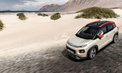 Νέο Citroen C3 Aircross COMPACT SUV: H Citroen Ενισχύει την Επίθεσή της στην Κατηγορία των SUV! Η Citroen συνεχίζει τη δυναμική της επέκταση στην κατηγορία των SUV, με το C3 Aircross, ένα συμπαγές crossover “νέας γενιάς” με έντονη προσωπικότητα. Η καινοτόμος σχεδίαση του αμαξώματος και οι γενναιόδωρες διαστάσεις, συνθέτουν ένα εντυπωσιακό και με ιδιαίτερη αισθητική σύνολο, το οποίο διαθέτει την ικανότητα να “μεταμορφώνεται” στις απαιτήσεις του ιδιοκτήτη του, χάρη στους 90 χρωματικούς συνδυασμούς του αμαξώματος και τους 5 του εσωτερικού. Εμπνευσμένο από τις απαιτήσεις των οδηγών, εξασφαλίζει κορυφαία άνεση και αίσθηση ευρυχωρίας, χάρη στην πανοραμική γυάλινη οροφή και την εξαιρετική ορατότητα. Ως εκπρόσωπος του “Citroen Advanced Comfort”, προσφέρει απαράμιλλους χώρους για τους επιβάτες του και μια υπέροχη αίσθηση οδικής συμπεριφοράς στον οδηγό του. Εξαιρετικά ευέλικτο στην πόλη και ικανό στον ανοιχτό δρόμο, το νέο C3 Aircross εφοδιάζεται με το προηγμένο σύστημα ελέγχου της πρόσφυσης “Grip Control” και αυτόματης κατάβασης “Hill Descent” για να συνεχίζει εκεί που ή άσφαλτος τελειώνει. Ταυτόχρονα είναι εφοδιασμένο με 12 προηγμένα συστήματα υποβοήθησης της οδήγησης στα οποία περιλαμβάνεται το “head up display” και 4 πρωτοποριακές τεχνολογίες συνδεσιμότητας με επιπλέον δυνατότητα ασύρματης, επαγωγικής φόρτισης smartphone. Το νέο συμπαγές “SUV Citroen C3 Aircross” θα είναι διαθέσιμο στην ευρωπαϊκή και στην ελληνική αγορά στο δεύτερο εξάμηνο του 2017. Το νέο Citroen C3 Aircross δημιουργήθηκε για να πρωτοστατήσει σε μια κατηγορία η οποία πενταπλασίασε τις πωλήσεις της στην Ευρώπη το διάστημα 2012 – 2016. Εμπνευσμένο από το πρωτότυπο C-Aircross, που παρουσιάστηκε στη Διεθνή Έκθεση Αυτοκινήτου της Γενεύης το 2017, το νέο C3 Aircross φέρνει μια αύρα ανανέωσης στην κατηγορία των SUV. Εξωτερικά χαρακτηρίζεται από δυναμισμό και εξωστρέφεια, ενώ εσωτερικά από κορυφαία άνεση και πρωτοτυπία. Πρωτόγνωρη εμπειρία οδήγησης Εξοπλισμένο με το σύστημα Grip Control, που εξασφαλίζει κορυφαία πρόσφυση σε κάθε επιφάνεια και το αυτόματο σύστημα κατάβασης Hill Assist Descent, το νέο Citroen C3 Aircross αποτελεί την ιδανική επιλογή για τους λάτρεις της περιπέτειας. Με επιλογές Standard, Sand, All Road, Snow και ESP-Off, το Grip Control αποτελεί ένα πολύτιμο βοηθό για απρόσκοπτη κίνηση σε κάθε επιφάνεια. Η πρωτοποριακή τεχνολογία μετάδοσης συνδυάζεται με προηγμένους κινητήρες βενζίνης και diesel, που εξασφαλίζουν εξαιρετική απόδοση με περιορισμένη κατανάλωση. Το βραβευμένο ως “Κινητήρας της Χρονιάς 2015 και 2016” σύνολο Βενζίνης PureTech των 1.2 λίτρων διατίθεται με ισχύ 82, 110 και 130 ίππων, οι δύο τελευταίοι είναι Turbo, με χειροκίνητα κιβώτια 5 και 6 σχέσεων ή αυτόματο EAT6 στην έκδοση των 110 ίππων Turbo. Ο κινητήρας Turbo Diesel BlueHDi των 1.6 λίτρων είναι διαθέσιμος με ισχύ 120 ή 100 ίππων και συνδυάζεται αντίστοιχα με χειροκίνητο κιβώτιο έξι ή πέντε σχέσεων. Νεωτερισμός και προσαρμοστικότητα Με μήκος 4,15 μέτρα, το συμπαγές αμάξωμα του νέου C3 Aircross διαθέτει νεανικό δυναμισμό χάρη στην πρωτοποριακή αισθητική, που αποτελεί τη νέα σχεδιαστική ταυτότητα της μάρκας. Με οκτώ διαφορετικά χρώματα αμαξώματος, 4 αποχρώσεις οροφής και 4 πακέτα χρωματικών λεπτομερειών, συνολικά 90 διαφορετικοί συνδυασμοί εξασφαλίζουν μοναδικές δυνατότητες εξατομίκευσης της αισθητικής. Στο εσωτερικό, πέντε διαφορετικοί χρωματικοί συνδυασμοί με το βασικό και τους Metropolitan Grey, Urban Red, Hype Mistral και Hype Colorado δίνουν τη δυνατότητα ενός πολύ μεγάλου εύρους επιλογών. Το πιο ευρύχωρο και προσαρμοστικό SUV στην κατηγορία B Με μεγάλο μεταξόνιο 2,6 μέτρων και σχεδίαση που εκμεταλλεύεται στο έπακρο κάθε διαθέσιμο εκατοστό του αμαξώματος, το νέο Citroen C3 Aircross συνδυάζει τις αρετές ενός SUV στο δρόμο με την ευρυχωρία και την πρακτικότητα πολυμορφικού. Το μοντέλο διαθέτει το μεγαλύτερο εσωτερικό ύψος στην κατηγορία των συμπαγών SUV και κορυφαίο χώρο για τα πόδια των πίσω επιβατών. Ταυτόχρονα, οι δυνατότητες διαρρύθμισης του εσωτερικού εξασφαλίζουν λύσεις σε κάθε απαίτηση. Το διαιρούμενο σε ποσοστό 60:40 πίσω κάθισμα είναι ταυτόχρονα και συρόμενο, κατά 15 εκατοστά. Σε συνδυασμό με το αναδιπλούμενο κάθισμα του συνοδηγού, μπορούν να μεταφερθούν αντικείμενα μεγάλου μήκους, έως 2,4 μέτρα. Αντίστοιχα, ο χώρος αποσκευών μπορεί να μεταβληθεί πολύ εύκολα με όφελος στην μεταφορική ικανότητα αντικειμένων ή στην άνεση των επιβατών. Ο όγκος του μεταβάλλεται από τα 410 έως τα 520 λίτρα με το πίσω κάθισμα σε όρθια θέση. Όταν αυτό αναδιπλωθεί, ο διαθέσιμος για τις αποσκευές χώρος αυξάνεται στα 1.289 λίτρα. Στην αίσθηση ευρυχωρίας του εσωτερικού συμβάλλει και η προαιρετική πανοραμική γυάλινη οροφή, το μήκος της οποίας αγγίζει το 1 μέτρο, ενώ η καθημερινή πρακτικότητα αυξάνεται χάρη στους μεγάλους και στρατηγικά τοποθετημένους χώρους μικρών αντικειμένων στο ταμπλό, στην κεντρική κονσόλα και στις πόρτες. Τεχνολογίες για ασφάλεια και απόλαυση στην οδήγηση Το νέο SUV Citroen C3 Aircross διαθέτει πλειάδα προηγμένων τεχνολογιών υποβοήθησης της οδήγησης, με στόχο να εξασφαλίσει στον οδηγό του και στους επιβάτες το μέγιστο της απόλαυσης και της ασφάλειας σε κάθε διαδρομή. Συνολικά 12 διαφορετικές τεχνολογίες είναι διαθέσιμες στο νέο C3 Aircross, γεγονός που το καθιστά ένα από τα πλέον προηγμένα μοντέλα στην κατηγορία του: • Keyless entry and start – Σύστημα εισόδου και εκκίνησης χωρίς κλειδί, • Colour head-up display – Έγχρωμη απεικόνιση ενδείξεων, • Top Rear Vision reversing camera – Κάμερα στάθμευσης, • Park Assist – Υποβοήθηση στάθμευσης με αυτόματη λειτουργία τιμονιού σε κάθετες και παράλληλες θέσεις, • Active Safety Brake – Σε ταχύτητες από 5 km/h έως 85 km/h, το σύστημα προειδοποιεί τον οδηγό για ενδεχόμενη πρόσκρουση και αν δεν αντιδράσει, ενεργοποιεί το σύστημα πέδησης. Έως τα 60 km/h υπάρχει και η δυνατότητα αναγνώρισης πεζών, • Lane Departure Warning System – Σύστημα ειδοποίησης ακούσιας αλλαγής λωρίδας. Λειτουργεί πάνω από τα 60 km/h, • Blind Spot Monitoring System – Σύστημα ειδοποίησης του οδηγού για οχήματα που κινούνται στο «τυφλό σημείο» των εξωτερικών καθρεφτών, • Speed limit recognition system and recommendation – Σύστημα αναγνώρισης ορίων ταχύτητας και προειδοποίησης οδηγού, • Intelligent beam headlights – Αυτόματη εναλλαγή μεταξύ μεσαίας και μεγάλης σκάλας των φώτων, • Driver Assistance Alert – Λειτουργεί σε ταχύτητες μεγαλύτερες των 60 km/h και προειδοποιεί τον οδηγό όταν διαγνώσει ελλιπή συγκέντρωση και μειωμένα ανακλαστικά, • Coffee Break Alert – Σύστημα ειδοποίησης του οδηγού για διάλειμμα, μετά από 2 ώρες συνεχούς οδήγησης, • Grip Control® with Hill Assist Descent – Σύστημα ελέγχου πρόσφυσης και αυτόματης κατάβασης. Τεχνολογίες συνδεσιμότητας και ψυχαγωγίας Σε ένα κόσμο όπου η ψηφιακή επικοινωνία πρωτοστατεί, το νέο συμπαγές SUV Citroen C3 Aircross προσφέρει καινοτόμες τεχνολογίες ,ώστε οδηγός και επιβάτες να βρίσκονται πάντα σε επαφή. Το κέντρο χειρισμού του προηγμένου συστήματος infotainment του μοντέλου, αποτελεί μια υψηλής ευκρίνειας ψηφιακή οθόνη αφής 7 ιντσών, μέσω της οποίας ο οδηγός μπορεί να ελέγχει ταυτόχρονα το σύστημα κλιματισμού, το σύστημα ήχου, το GPS και φυσικά τις τηλεφωνικές συσκευές. Εξαιρετικά σημαντική και χρηστική είναι η δυνατότητα επαγωγικής, ασύρματης δηλαδή φόρτισης κινητών τηλεφώνων. Όλα τα smartphone μπορούν να συνδεθούν πανεύκολα στο multimedia σύστημα του νέου C3 Aircross, μέσω Android Auto και Apple Car Play έχοντας ταυτόχρονα τη λειτουργικότητα των συστημάτων Mirror Screen και Mirror Link. Το σύστημα πλοήγησης CITROËN Connect Nav της TomTom διαθέτει τη δυνατότητα τρισδιάστατης απεικόνισης και ταυτόχρονα προηγμένες εφαρμογές όπως τις, σε πραγματικό χρόνο, ενημερώσεις για τον καιρό, τις διαθέσιμες θέσεις στάθμευσης, ακόμα και για τα επικίνδυνα σημεία των οδών στις οποίες κινείται το αυτοκίνητο. Το CITROËN Connect Box τέλος, συνδέει το νέο C3 Aircross με ένα κέντρο επείγουσας βοήθειας 24 ώρες το 24ωρο, που εξασφαλίζει άμεση επέμβαση σε περίπτωση έκτακτης ανάγκης ή ατυχήματος.