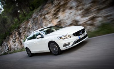 Τα Volvo S60 και V60 είναι από τα αδιαφιλονίκητα best-sellers της ελληνικής αγοράς τα τελευταία χρόνια. Συνδυάζουν μοναδικά την πολυτέλεια και την υψηλή τεχνολογία σε εντυπωσιακά αμαξώματα και με την κορυφαία ασφάλεια που προσφέρει η Volvo. Αν και τυπικά ανήκουν στην κατηγορία των μεσαίων οικογενειακών, το μεν S60 εκφράζει το σκανδιναβικό design με γραμμές που θυμίζουν περισσότερο κουπέ, προβάλλοντας μία ιδιαίτερα σπορ εξωτερική εικόνα ενώ το V60 είναι αναμφισβήτητα ένα από τα πιο όμορφα sport wagon που έχουν σχεδιαστεί ποτέ, με τον τρίτο όγκο να δένει αρμονικά με το υπόλοιπο αμάξωμα. Το επιτυχημένο face-lift και η προσθήκη στη γκάμα τού βενζινοκινητήρα 1.498 κ.εκ., ισχύος 152 ίππων, ανέβασαν τα S60 και V60 σε άλλο επίπεδο. Πλέον, σε μία από τις πιο δημοφιλείς κατηγορίες της ελληνικής αγοράς από άποψη κυβισμού, η Volvo προσφέρει δύο μοντέλα που συνδυάζουν τις παραδοσιακές αξίες της μάρκας με μοναδική οδηγική εμπειρία. Τόσο ο ανήσυχος οδηγός που αναζητά σπορ συγκινήσεις όσο και ο οικογενειάρχης που πρωταρχικό του μέλημα είναι η ασφαλής μετακίνηση των αγαπημένων του προσώπων, σε μικρές ή μεγάλες αποστάσεις, θα νιώσουν απόλυτα ικανοποιημένοι πίσω από το τιμόνι των S60 και V60. Επιπρόσθετα, σε μία εποχή που το “value for money” είναι πολύ ψηλά στις προτεραιότητες του καταναλωτή, ακόμα και στην premium κατηγορία, τα Volvo S60 και V60 αποτελούν σήμερα τις πιο ελκυστικές προτάσεις για έναν επιπλέον λόγο: Με ίδια τιμή εκκίνησης, τα € 24.300 για την έκδοση Kinetic, τα Volvo S60 T3 1.5 Auto και V60 T3 1.5 Auto προσφέρουν το πιο πλήρες πακέτο εξοπλισμού της κατηγορίας σε τιμή σημαντικά μικρότερη από τα αντίστοιχα μοντέλα του γερμανικού – και όχι μόνο – premium ανταγωνισμού. Αυτό, όσον αφορά τον ιδιώτη αγοραστή. Γιατί αν η αντίστοιχη προσέγγιση γίνει για το χώρο των εταιρικών πωλήσεων και τους εταιρικούς χρήστες, που σήμερα αποτελούν πολύ μεγάλο ποσοστό της συγκεκριμένης κατηγορίας, τότε η πλάστιγγα γέρνει ακόμα περισσότερο υπέρ των S60 και V60. Οι δύο εκπρόσωποι της Volvo στην κατηγορία είναι τα μόνα premium μοντέλα της αγοράς τα οποία έχουν φορολογικό συντελεστή 14% κατά τον υπολογισμό της επιπρόσθετης φορολόγησης του χρήστη για το εταιρικό του αυτοκίνητο (φόρος παροχής σε είδος – benefit in kind). Όλα τα υπόλοιπα premium μοντέλα της μεσαίας κατηγορίας φορολογούνται με τους αμέσως ακριβότερους συντελεστές, ήτοι 18% ή και 22%. Κάτι που σίγουρα αποτελεί ένα πολύ σημαντικό πλεονέκτημα των S60 T3 και V60 T3, για όσα στελέχη επιλέγουν/δικαιούνται εταιρικό αυτοκίνητο από την premium μεσαία κατηγορία. Αν κάποιος θα ήθελε να απομονώσει τα 10 σημεία που κάνουν τα S60 και V60 να ξεχωρίζουν από τον ανταγωνισμό, αυτά είναι: · Το μοναδικό τους σκανδιναβικό design. Κομψό, στιβαρό και όσο χρειάζεται σπορτίφ εξωτερικά, μοντέρνα πολυτελές, hi-tech και πολύ χαλαρωτικό στο εσωτερικό. Ο τρόπος που οι Σουηδοί συνδυάζουν την ομορφιά και την απλότητα του σκανδιναβικού design με τη λειτουργικότητα και η απουσία «φλυαρίας» – ιδιαίτερα στο εσωτερικό – προσφέρουν ένα πολύ φιλόξενο περιβάλλον που σε συνδυασμό με τα πιο αναπαυτικά καθίσματα στην αυτοκινητοβιομηχανία χαρίζουν άνεση ακόμα και σε πολύωρα ταξείδια. · Ο κινητήρας βενζίνης 1.498 κ.εκ. και 152 ίππων. Ένας κινητήρας τελευταίας τεχνολογίας από την οικογένεια κινητήρων Drive-E της Volvo, που συνδυάζει την υψηλή ισχύ με ροπή που συνήθως χαρακτηρίζει πετρελαιοκινητήρες (25,5 χλγρμμ. σε ευρύ πεδίο στροφών, 1.680-4.020 rpm). Ταυτόχρονα, παραμένει πολύ οικονομικός, με τη μέση τυποποιημένη κατανάλωση μόλις 5,8 και 5,9 λίτρα/100 χλμ., για το S60 και V60 αντίστοιχα. · Το αυτόματο κιβώτιο ταχυτήτων 6-σχέσεων, αποτέλεσμα της έρευνας, σχεδιασμού και εξέλιξης της Volvo στα κινητήρια συστήματα της οικογένειας Drive-E, το οποίο ανήκει στο βασικό εξοπλισμό των S60 T3 και V60 T3. Με τις αλλαγές ταχυτήτων να εκτελούνται στη βέλτιστη περιοχή στροφών, εξασφαλίζονται υψηλές επιδόσεις συνδυαστικά με χαμηλή κατανάλωση. Φυσικά, υπάρχει διαθέσιμη και σπορ λειτουργία ή δυνατότητα χειροκίνητης επιλογής για ακόμα πιο δυναμική οδήγηση. · Το σύστημα City Safety, που επίσης ανήκει στο βασικό εξοπλισμό των δύο μοντέλων. Πρόκειται για το κορυφαίο σύστημα αποφυγής συγκρούσεων στην αυτοκινητοβιομηχανία. Στα S60 και V60 λειτουργεί σε ταχύτητες έως 50 χλμ./ώρα, με το αυτοκίνητο να φρενάρει αυτόματα αν ο οδηγός δεν αντιδράσει έγκαιρα σε επικείμενη σύγκρουση με κάποιο προπορευόμενο όχημα ή εμπόδιο. · Το σύστημα ανίχνευσης πεζών, δικυκλιστών και μεγάλων ζώων με αυτόματο φρενάρισμα. Ένα σύστημα που πρώτη η Volvo παρουσίασε στον κόσμο του αυτοκινήτου. Το αυτοκίνητο μέσω συστήματος αισθητήρων ανιχνεύει την περιοχή εμπρός από το αυτοκίνητο και αν πεζός, δικυκλιστής ή ζώο μεγάλου μεγέθους βρεθεί στην πορεία του αυτοκινήτου και ο οδηγός δεν αντιδράσει έγκαιρα, το αυτοκίνητο φρενάρει αυτόματα. · Η νέα υψηλή δέσμη φώτων η οποία είναι δυνατό να είναι μόνιμα ενεργοποιημένη χωρίς να «τυφλώνει» τους αντίθετα διερχόμενους οδηγούς ή να ενοχλεί τους οδηγούς των προπορευόμενων οχημάτων! Αυτό επιτυγχάνεται με αυτόματη σκίαση μέρους της φωτεινής δέσμης. Το περιβάλλον οδήγησης παραμένει έντονα φωτισμένο, διατηρώντας όλα τα πλεονεκτήματα του άπλετου φωτισμού της μεγάλης σκάλας φώτων. · Ο ψηφιακός πίνακας οργάνων, ο μεγάλος βαθμός συνδεσιμότητας (connectivity) και το εξαιρετικό ηχοσύστημα του αυτοκινήτου. Η έγχρωμη οθόνη τεχνολογίας TFT, δίνει τη δυνατότητα στον οδηγό να διαμορφώσει τον πίνακα οργάνων όπως επιθυμεί κάθε φορά, ακόμα και εν κινήσει. Ο οδηγός μπορεί να επιλέξει ανάμεσα σε τρία μοτίβα, τα Elegance, Eco και Performance, που του παρέχουν πληροφόρηση σε κλασσικό, οικολογικό και σπορ περιβάλλον. Όσον αφορά στη συνδεσιμότητα, μέσα από ένα ιδιαίτερα φιλικό interface διατίθεται πλήθος εφαρμογών, από streaming μουσικής έως εύρεση χώρου στάθμευσης, εστιατορίων, εξουσιοδοτημένων συνεργείων κλπ. Παράλληλα, διαθέσιμη είναι και σύνδεση Bluetooth, με κορυφαία ποιότητα σύνδεσης και εξαιρετικό επίπεδο ήχου. Τέλος, διατίθεται ένα από τα κορυφαία ηχοσυστήματα στην αυτοκινητοβιομηχανία, με μεγάφωνα της Harman/Kardon, η οποία έχει κάνει και το όλο tuning του συστήματος. · Η έκδοση R-Design. Ξεχωριστές, σπορ διακοσμητικές επεμβάσεις στο εξωτερικό σε συνδυασμό με σπορ τιμόνι, διακοσμητικές πινελιές και σπορ καθίσματα τύπου μπάκετ στο εσωτερικό, δημιουργούν ένα μοναδικό R-Design περιβάλλον που προδιαθέτει για πιο γρήγορη, συμμετοχική, απολαυστική οδήγηση. Υπενθυμίζεται ότι υπάρχει διαθέσιμη και σπορ λειτουργία στο κιβώτιο ταχυτήτων, με τις αλλαγές να γίνονται σε υψηλότερο επίπεδο στροφών ενώ ανά πάσα στιγμή ο οδηγός μπορεί να επιλέξει να αλλάζει ταχύτητες ο ίδιος από paddles στο τιμόνι, για επιπλέον ευκολία και μεγαλύτερο έλεγχο. · Ο πλούσιος βασικός εξοπλισμός του μοντέλου. Ήδη, στην έκδοση Kinetic που κάθε άλλο παρά ως βασική μπορεί να χαρακτηριστεί, ο εξοπλισμός ενδεικτικά περιλαμβάνει: o City Safety 2ης γενιάς o Αερόσακους οδηγού/συνοδηγού, πλευρικούς, οροφής o Σύστημα προστασίας από πλευρικές συγκρούσεις o ABS με έκτακτη υποβοήθηση πέδησης o Σύστημα δυναμικού ελέγχου ευστάθειας και πρόσφυσης με προηγμένο σύστημα ελέγχου ευστάθειας, έλεγχο υποστροφής/υπερστροφής και σπορ λειτουργία o Ηλεκτρικά υποβοηθούμενο δερμάτινο τιμόνι, ρυθμιζόμενο σε ύψος/βάθος o Σύστημα υποβοήθησης εκκίνησης σε ανηφόρα o Σύστημα αυτόματης διακοπής/εκκίνησης κινητήρα (Start/Stop) o Cruise Control o Αυτόματο διζωνικό σύστημα κλιματισμού με σύστημα ελέγχου του αέρα καμπίνας o Ηλεκτρικούς εξωτερικούς καθρέπτες και ηλεκτρικά παράθυρα μπρος/πίσω o Φώτα ημέρας LED εμπρός o Ηχοσύστημα Performance με ενσωματωμένη έγχρωμη οθόνη 5”, CD Player, με 6 ηχεία και χειριστήρια ηχοσυστήματος στο τιμόνι o Πακέτο εσωτερικού φωτισμού I. Περιλαμβάνει απλό και LED φως εμπρος-πίσω σε οροφή, φώτα ανάγνωσης, χώρο αποσκευών, εμπρός ντουλαπάκι, σκιάδια κλπ. o Ζάντες αλουμινίου με σύστημα παρακολούθησης πίεσης ελαστικών Ακόμα μεγαλύτερο ενδιαφέρον παρουσιάζει η έκδοση Livstyl. Περιλαμβάνει πρόσθετο εξοπλισμό, επιπλέον της έκδοσης Kinetic, ο οποίος προφέρεται σε ιδιαίτερα προνομιακή τιμή. Ο εξοπλισμός που διαθέτει η έκδοση Livstyl, που έρχεται να προστεθεί σε αυτόν της Kinetic, είναι ο εξής: o Ενεργοί κατευθυντικοί προβολείς με τεχνολογία Dual-Xenon o Ψηφιακός πίνακας οργάνων με έγχρωμη TFT οθόνη 8” υψηλής ανάλυσης o Αυτόματοι αντιθαμβωτικοί καθρέπτες, εξωτερικοί και εσωτερικοί o Ηλεκτρικά αναδιπλούμενοι εξωτερικοί καθρέπτες με φωτισμό εδάφους o Σύστημα πλυσίματος προβολέων υψηλής πίεσης o Αισθητήρες παρκαρίσματος στον πίσω προφυλακτήρα o Ηχοσύστημα Sensus Connect High Performance με έγχρωμη οθόνη 7”, με DVD player, Bluetooth σύνδεση και 8 ηχεία o Σύστημα πλοήγησης Sensus Navigation o Πακέτο εσωτερικού φωτισμού II. Επιπλέον του πακέτου I περιλαμβάνει φώτα LED στις εμπρός πόρτες, στις θήκες και χαμηλά στη βάση, στις εμπρός ποτηροθήκες και στη δεύτερη σειρά καθισμάτων · Τέλος, αυτό που σίγουρα αξίζει να αναφερθεί εκ νέου, είναι αφενός η τιμή στην οποία προσφέρονται τα Volvo S60 Τ3 και V60 T3, αφετέρου – πολύ σημαντικό όπως διαρθρώνεται το αγοραστικό κοινό της συγκεκριμένης κατηγορίας – ο χαμηλός φορολογικός συντελεστής των μοντέλων για εταιρικούς χρήστες. Με προτεινόμενη τιμή λιανικής τα € 24.300 για την έκδοση Kinetic και € 27.330 για την έκδοση Livstyl και φορολογικό συντελεστή μόλις 14%, τα S60 Τ3 και V60 T3 αποτελούν την καλύτερη πρότασης της premium μεσαίας κατηγορίας σήμερα, σε σεντάν και sport wagon αμαξώματα αντίστοιχα, τόσο για ιδιώτες όσο και εταιρικούς χρήστες. Αναλυτικότερα οι προτεινόμενες τιμές λιανικής για το Volvo S60 στον πίνακα που ακολουθεί. Σημειώνεται ότι στην έκδοση Τ3 με τον βενζινοκινητήρα των 1.498 κ.εκ. των 152 ίππων και το στάνταρ αυτόματο κιβώτιο ταχυτήτων έξι σχέσεων, τα S60 και V60 έχουν ίδια προτεινόμενη τιμή λιανικής για αντίστοιχες εκδόσεις εξοπλισμού: VOLVO S60 - ΠΡΟΤΕΙΝΟΜΕΝΟΣ ΤΙΜΟΚΑΤΑΛΟΓΟΣ ΛΙΑΝΙΚΗΣ ΙΣΧΥΣ (HP) CO2 (grms) ΠΡΟΤΕΙΝΟΜΕΝΗ ΤΙΜΗ ΛΙΑΝΙΚΗΣ (EURO) T3 Auto Βενζίνη S60/V60 1.5 T3 FWD Auto 6speed Kinetic S60/V60 1.5 T3 FWD Auto 6speed Livstyl S60/V60 1.5 T3 FWD Auto 6speed R-Design 152 134 (V60: 138) 24.300 27.330 28.210 T6 FWD Βενζίνη S60 2.0 T6 FWD Auto 8speed Momentum S60 2.0 T6 FWD Auto 8speed R-Design 306 149 46.990 50.010 T6 AWD Βενζίνη S60 2.0 T6 AWD Auto 8speed Momentum S60 2.0 T6 AWD Auto 8speed R-Design 306 161 49.400 52.420 D4 Diesel S60 2.0 D4 FWD Manual 6speed Kinetic S60 2.0 D4 FWD Auto 8speed Kinetic S60 2.0 D4 FWD Manual 6speed Livstyl S60 2.0 D4 FWD Auto 8speed Livstyl S60 2.0 D4 FWD Manual 6speed R-Design S60 2.0 D4 FWD Auto 8speed R-Design 190 99/109 30.600 32.800 33.740 35.970 34.180 36.320 D5 Diesel S60 2.0 D5 FWD Auto 8speed Kinetic S60 2.0 D5 FWD Auto 8speed Livstyl S60 2.0 D5 FWD Auto 8speed R-Design 225 119 45.300 48.640 48.540