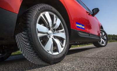 To ελαστικό Goodyear Vector 4Seasons Gen-2: το παντός καιρού ελαστικό επελέγη από κορυφαίους κατασκευαστές αυτοκινήτων Από το λανσάρισμά του, λιγότερο από 2 χρόνια πριν, το Goodyear Vector 4Seasons Gen-2 εξασφάλισε περισσότερες από 54 εγκρίσεις σε 27 πλατφόρμες 10 κατασκευαστών εξοπλισμού πρώτης τοποθέτησης. 26 Ιουνίου 2017 – Ως αποτελέσματα 40 ετών έρευνας, ανάπτυξης και καινοτομίας στον τομέα των ελαστικών παντός καιρού, το νεώτερο και πολυβραβευμένο ελαστικό της κατηγορίας το Vector 4Seasons Gen-2 συνεχίζει να λαμβάνει εγκρίσεις/ επικυρώσεις από ηγετικές μάρκες αυτοκινήτων. Έχοντας εξασφαλίσει πάνω από 54 εγκρίσεις/ επικυρώσεις σε 27 πλατφόρμες 10 κατασκευαστών εξοπλισμού πρώτης τοποθέτησης όπως οι Audi, Citroen, Fiat, Ford, Opel, Renault, Seat, Skoda, Smart και Volkswagen. Από τα μέσα της δεκαετίας του ’70, η Goodyear κατέχει ηγετική θέση στον τομέα των ελαστικών παντός καιρού που σήμερα αντιπροσωπεύει μία από τις ταχύτερα αναπτυσσόμενες κατηγορίες της βιομηχανίας ελαστικών. Οι οδηγοί αναζητούν όλο και περισσότερο αξιόπιστα ελαστικά που προσφέρουν εξαιρετική επίδοση και αξιοπιστία σε διαφορετικές καιρικές συνθήκες εντός του έτους. Η υψηλή ποιότητα και η επίδοση των Vector 4Seasons Gen-2 έχει αναγνωριστεί από ανεξάρτητες δοκιμές για ελαστικά παντός καιρού που διενεργούνται από καταξιωμένα ευρωπαϊκά περιοδικά αυτοκινήτου όπως το Auto-Bild, το Auto Express και το Auto, Motor und Sport. 1 Το ελαστικό έχει διακριθεί για το εξαιρετικό του κράτημα σε βρεγμένο και στεγνό οδόστρωμα, την πολύ καλή ικανότητα χειρισμού σε χιόνι και την άριστη αντίσταση κύλισης. “Είμαστε περήφανοι που διαπιστώνουμε ότι για τους κορυφαίους κατασκευαστές αυτοκινήτων το Vector 4Season Gen-2 είναι μία επιλογή υψηλής ποιότητας, αναφορικά με τα ελαστικά παντός καιρού, τα τελευταία δύο χρόνια”, δήλωσε ο Nick Harley, Διευθύνων Σύμβουλος OE Consumer EMEA. “Τα ελαστικά παντός καιρού γίνονται όλο και πιο δημοφιλή και η προηγμένη τεχνολογία και κατασκευή των Vector 4Season Gen-2 της Goodyear προσφέρουν υψηλή ποιότητα σε εκείνους τους οδηγούς που θέλουν το αυτοκίνητό τους να διαθέτει ελαστικά για όλες τις εποχές του χρόνου ”.