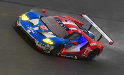 H Ομάδα της Ford Chip Ganassi Racing Ετοιμάζεται να Υπερασπιστεί τον Τίτλο της στις 24 Ώρες του Le Mans • Και τα τέσσερα Ford GT της Ford Chip Ganassi Racing θα συμμετάσχουν στον ιστορικό αγώνα 24 Ώρες του Le Mans του 2017 • Πέρσι, η Ford κατέκτησε την 1η (#68), 3η (#69), 4η (#66), και 9η (#67) θέση στην κλάση GTE Pro, 50 χρόνια μετά τον ιστορικό τερματισμό των Ford GT40 στις θέσεις 1-2-3 στον αγώνα του 1966 • Το 2017 σηματοδοτεί μία σημαντική επέτειο: τα 50 χρόνια από τη δεύτερη νίκη των Αμερικανών Dan Gurney & AJ Foyt, στο νικηφόρο σερί της Ford στο Le Mans επί τέσσερις χρονιές Το 2016 η Ford είχε νέο αυτοκίνητο, νέα ομάδα και μία νέα πρόκληση να αντιμετωπίσει: τη νίκη στο Le Mans 50 χρόνια μετά το 1-2-3 το 1966. Η ομάδα πήρε μία ιστορική νίκη και έκτοτε έχει γίνει ακόμη πιο δυνατή και διακρίθηκε σε αγώνες σε όλο τον κόσμο, συμμετέχοντας ταυτόχρονα στο Παγκόσμιο Πρωτάθλημα Αντοχής της FIA και στο αμερικανικό Πρωτάθλημα WeatherTech SportsCar. Σε λίγες ημέρες, τέσσερα Ford GT της ομάδας Chip Ganassi Racing θα παραταχθούν στη γραμμή εκκίνησης του 24ωρου αγώνα του Le Mans στο Circuit de la Sarthe για να υπερασπιστούν την περσινή νίκη του Ford GT με τον αριθμό 68. «Το Ford GT εκπροσωπεί ό,τι καλύτερο διαθέτει η Ford και είναι η κινητήριος δύναμή μας να πετύχουμε το τέλειο σε όλα όσα κάνουμε», δήλωσε ο Bill Ford, Εκτελεστικός Πρόεδρος της Ford Motor Company. «Η επιστροφή μας στο Le Mans πέρσι και η νίκη μας στην κλάση GTE Pro Class γέμισε με υπερηφάνεια όλους τους ανθρώπους μας ανά τον κόσμο. Απέδειξε ότι μέσα από τη συνεργασία μπορείς να πετύχεις εκπληκτικά πράγματα. Είμαστε ενθουσιασμένοι που επιστρέφουμε στο Le Mans να υπερασπιστούμε τον τίτλο μας». Ο αγώνας του 2017 σηματοδοτεί μία σημαντική επέτειο: τα 50 χρόνια από τη νίκη των Αμερικανών Dan Gurney και AJ Foyt στο Le Mans, στο τιμόνι ενός Ford GT40. Εκείνη η δεύτερη νίκη από τις τέσσερις συνεχόμενες συνολικά, έβαλε τα θεμέλια για την κυριαρχία της Ford στο μεγαλύτερο αγώνα αυτοκινήτων στον κόσμο. «Τον περασμένο χρόνο ξαναφέραμε τη Ford στον κόσμο των αγώνων αντοχής GT και η νίκη στο Le Mans ήταν μία στιγμή μεγάλης υπερηφάνειας για την ίδια τη Ford, τους συνεργάτες μας και όλους τους φίλους μας», δήλωσε ο Raj Nair, executive vice president, and president Βόρειας Αμερικής της Ford Motor Company. «Υπερασπιζόμαστε τον τίτλο μας φέτος γνωρίζοντας ότι το να κατακτήσεις μία νίκη στον 24ωρο αγώνα του Le Mans προϋποθέτει απίστευτη προσπάθεια. Γνωρίζω πως η ομάδα της Ford Performance είναι έτοιμη να ανταποκριθεί στην πρόκληση και ανυπομονούμε να συμμετάσχουμε και πάλι σ’ αυτόν τον απίστευτο αγώνα.» «Καθένα από τα τέσσερα πληρώματα αυτοκινήτων ανυπομονεί να επιστρέψει στο Le Mans για να υπερασπιστεί την περσινή νίκη», δήλωσε ο ιδιοκτήτης της ομάδας Chip Ganassi. «Είναι πάντα ωραίο να συμμετέχεις γνωρίζοντας ότι έχεις τέσσερις σοβαρές πιθανότητες να κερδίσεις έναν ιστορικό αγώνα όπως οι 24 Ώρες του Le Mans. Είχαμε μία φανταστική χρονιά το 2016 με το Ford GT και ανυπομονούμε για ένα ακόμη καλύτερο 2017». «Είναι σαφές ότι μετά τις δοκιμές εξέλιξης του 2017 (περιορισμούς στην απόδοση που αποσκοπούν σε καλύτερο ανταγωνισμό) συνειδητοποιήσαμε ότι έχουμε πολλή δουλειά πριν τον αγώνα», δήλωσε ο Dave Pericak, Γενικός Διευθυντής της Ford Performance. «Τον περασμένο χρόνο πήραμε μία ιστορική νίκη σε έναν αγώνα με έντονο ανταγωνισμό όπως πάντα. Μπορούμε μόνο να ελπίζουμε ότι ο αγώνας με τα νέα αυτοκίνητα θα είναι το ίδιο ισορροπημένος και θα μας χαρίσει αντίστοιχο ανταγωνισμό, όπως ελπίζουν και οι θεατές». Bourdais εκτός, Kanaan εντός στο Le Mans Το μόνο κομμάτι του παζλ που θα λείπει είναι ο γεννημένος στο Le Mans Sébastien Bourdais, ο οποίος βρίσκεται σε φάση ανάρρωσης μετά το ατύχημα που είχε στις κατατακτήριες δοκιμές του αγώνα Indianapolis 500. Αυτό είναι πλήγμα για την ομάδα από τη στιγμή που ο Bourdais ήταν μέλος του πληρώματος με τον αριθμό 68 που πήρε τη νίκη το 2016, όμως οι Joey Hand (ΗΠΑ) και Dirk Müller (Γερμανία) θα έχουν δίπλα τους τον αστέρα των INDYCAR Βραζιλιάνο Tony Kanaan για να τους βοηθήσει να δώσουν τη μάχη για το μεγάλο τρόπαιο και πάλι. «Σίγουρα τίποτα δεν θα είναι το ίδιο χωρίς τον Seb στο Le Mans» λέει ο Hand. «Όμως είμαστε δυνατό πλήρωμα και είμαστε έτοιμοι γι’ αυτό. Δουλεύω κάθε μέρα ώστε να είμαι σίγουρος ότι θα μπορώ να βγάλω τον αγώνα και να είμαι στο υψηλότερο επίπεδο καθ’ όλη τη διάρκεια. Ο αγώνας στο Le Mans είναι δύσκολος και από πνευματικής άποψης αλλά η μεγάλη υποστήριξη που έχω από την οικογένειά μου με βοηθά από αυτή τη σκοπιά. Πιστεύω ότι αν είσαι καλά σε όλα τ’ άλλα, θα είσαι καλά και στον αγώνα. Είμασταν τυχεροί που είχαμε αρκετό χρόνο στον προσομοιωτή της Ford Performance και έχω σκεφτεί πολύ τους διαφορετικούς κανονισμούς του Le Mans. Λάθη δε χωράνε αν στοχεύεις στη νίκη, οπότε θέλω να εξασφαλίσω το ότι θα είμαστε συγκροτημένοι». Το πλήρωμα του Ford GT με τον αριθμό 69 παραμένει όπως ήταν, με τον Αυστραλό Ryan Briscoe, το Βρετανό Richard Westbrook και τον κάτοχο της pole στο φετινό Indianapolis 500, Νεοζηλανδό Scott Dixon. Οι τρεις τους ανέβηκαν πέρυσι στο βάθρο και αυτό τους έδωσε μία ιδέα για το πώς νιώθει κανείς την επιτυχία στο Le Mans. «Ανυπομονώ να επιστρέψω», λέει ο Briscoe «Ήταν εκπληκτική εμπειρία πέρσι το να είμαστε κομμάτι της ιστορικής επιστροφής της Ford. Ελπίζω να είμαστε εκεί ψηλά και να δώσουμε αγώνα για τη νίκη και πάλι. Ήταν εμπειρία ζωής το ότι ανεβήκαμε στο βάθρο τον περασμένο χρόνο. Ο κόσμος που πανηγυρίζει για σένα από κάτω είναι απίστευτη εικόνα. Το Le Mans είναι ένας εκπληκτικός αγώνας να αποτελείς μέρος του. Είναι τόσοι οδηγοί που συμμετέχουν από όλο τον κόσμο. Τόσες διαφορετικές εθνικότητες και κουλτούρες αλλά με ένα και μοναδικό στόχο». Το Ford GΤ με τον αριθμό 66 των Stefan Mücke (Γερμανία), Olivier Pla (Γαλλία) και Billy Johnson (ΗΠΑ) τερμάτισε στην 4η θέση πέρσι αφού υποχρεώθηκε να περάσει από τα πιτς, αφού έλαβε ποινή για μία σπασμένη φωτεινή πινακίδα στο αυτοκίνητο. Ωστόσο, το πλήρωμα βρισκόταν μόνο ένα γύρο πίσω από τους νικητές στον τερματισμό και αυτή τη φορά έχουν ισχυρότερο κίνητρο από ποτέ. «Εκείνη η ποινή μας κόστισε ένα πολύ καλό αποτέλεσμα στο Le Mans», λέει ο Mücke. «Το αποτέλεσμα ήταν εξαιρετικό για την ομάδα της Ford Chip Ganassi Racing και ήταν πολύ ιδιαίτερο για όλους εμάς να είμαστε οι πρώτοι άνθρωποι που οδήγησαν το αγωνιστικό Ford GT στο Le Mans. Μπορεί να μην πήραμε το αποτέλεσμα που θέλαμε αλλά έτσι είναι το Le Mans. Πρέπει να έχεις απόλυτα καθαρό αγώνα για να νικήσεις. Στόχος μας είναι πάντα η νίκη και φέτος έχουμε το νέο Παγκόσμιο Πρωτάθλημα οπότε οι διπλοί βαθμοί του Le Mans είναι πολύ σημαντικοί. Είναι 24 ώρες, είναι σκληρή μάχη και πρέπει να φτάσεις μέχρι το τέλος χωρίς προβλήματα. Δεν είναι δυνατό να προβλέψεις το αποτέλεσμα του Le Mans. Όπως είδαμε τον προηγούμενο χρόνο με την Toyota, όλα μπορούν να ανατραπούν στον τελευταίο γύρο». Οι 24 Ώρες του Le Mans του 2016 ήταν ένας σκληρός αγώνας για το πλήρωμα του Ford GT με τον αριθμό 67 μια και το αυτοκίνητο παρουσίασε πρόβλημα στο κιβώτιο ταχυτήτων πριν την εκκίνηση, κάτι που τους στέρησε κάθε ελπίδα. Φέτος, οι Βρετανοί Andy Priaulx και Harry Tincknell μαζί με το Βραζιλιάνο Pipo Derani θέλουν να βρίσκονται στην καρδιά της μάχης. «Είχαμε καταταγεί τέταρτοι στην εκκίνηση του περσινού αγώνα και ήμασταν χαρούμενοι γατί είχαμε καλή στρατηγική και ο ρυθμός μας φαινόταν καλός», λέει ο Tincknell. «Δυστυχώς είχαμε πρόβλημα στο κιβώτιο ταχυτήτων όταν επιστρέφαμε στη γραμμή εκκίνησης και έπρεπε να το επισκευάσουμε στα pits, κάτι που μας κόστισε 40 λεπτά. Αυτό μας έθεσε εκτός μάχης οπότε μετά από αυτό ο αγώνας μας εξελίχτηκε σε αποστολή καταγραφής και συλλογής δεδομένων. Το Le Mans είναι ο μεγαλύτερος αγώνας στον κόσμο και προσμετρά διπλά στο Παγκόσμιο Πρωτάθλημα οπότε είναι ιδιαίτερα σημαντικός. Στόχος μας είναι η νίκη βέβαια, όμως επίσης πρέπει να πάρουμε τους περισσότερους βαθμούς ανάμεσα στα αυτοκίνητα που συμμετέχουν στο WEC». ΧΡΗΣΙΜΕΣ ΠΛΗΡΟΦΟΡΙΕΣ Συμμετοχές στο Le Mans για τους οδηγούς των Ford GT: Stefan Mücke -– 10 φορές (2007-2016) Olivier Pla -– 9 φορές (2008-2016) Richard Westbrook -– 6 φορές (2010-2014, 2016) Dirk Müller -– 5 φορές (1999-2000, 2010-2011, 2016) Andy Priaulx -– 3 φορές (2010-2011, 2016) Harry Tincknell -– 3 φορές (2014-2016) Ryan Briscoe -– 3 φορές (2013, 2015-2016) Joey Hand –- 2 φορές (2011, 2016) Pipo Derani –- 2 φορές (2015-2016) Scott Dixon –- 1 φορά (2016) Billy Johnson -– 1 φορά (2016) Tony Kanaan – πρώτη του συμμετοχή στο Le Mans Ποιο Ford GT είναι εκείνο; Τα τέσσερα Ford GT θα συμμετάσχουν στο Le Mans με τα ίδια χρώματα, κόκκινο, λευκό και μπλε. Για τη διευκόλυνση των σχολιαστών και των θεατών του αγώνα ώστε να ξεχωρίζουν μεταξύ τους τα αυτοκίνητα, θα διαθέτουν ταινίες στο παρμπρίζ, εξωτερικούς καθρέπτες και φως LED στο μέσο του παρμπρίζ στα χρώματα που ακολουθούν: • #66 ΠΡΑΣΙΝΟ • #67 ΜΠΛΕ • #68 ΚΟΚΚΙΝΟ • #69 ΚΙΤΡΙΝΟ Κάτι που γίνεται για πρώτη φορά φέτος και θα είναι εντυπωσιακό ειδικά τη νύκτα, είναι η χρήση φωσφορίζουσας βαφής στους εξωτερικούς καθρέπτες που θα αναδεικνύει τα μοναδικά χρώματα του κάθε αυτοκινήτου, καθιστώντας το ευδιάκριτο όλες τις ώρες χωρίς το παραμικρό επιπλέον βάρος. Αυτό το ξέρατε; • Όταν ο Dan Gurney αποφάσισε να ψεκάσει τη Σαμπάνια που του δόθηκε στο βάθρο, μετά τη νίκη του το 1967, δημιούργησε μία παράδοση που συνεχίζεται ακόμη και σήμερα. • Ο Bruce McLaren ήταν που είπε στον Chris Amon “Go Like Hell!” το 1966. Αποτελέσματα της Ford στο Le Mans τη δεκαετία του ’60. 1966 1η θέση Bruce McLaren (Ν.Ζηλανδία) / Chris Amon (Ν.Ζηλανδία) 2η θέση Ken Miles (Μ.Βρετανία) / Denis Hulme (Ν.Ζηλανδία) 3η θέση Ronnie Bucknum (ΗΠΑ) / Dick Hutcherson (ΗΠΑ) 1967 1η θέση Dan Gurney (ΗΠΑ) / AJ Foyt (ΗΠΑ) 1968 1η θέση Pedro Rodriguez (Μεξικό) / Lucien Bianchi (Βέλγιο) 1969 1η θέση Jacky Ickx (Βέλγιο) / Jackie Oliver (Μ.Βρετανία) 3η θέση David Hobbs (Μ.Βρετανία) / Mike Hailwood (Μ.Βρετανία)