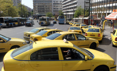 Η Ελλάδα ποτέ δεν διακρίθηκε για τη σταθερότητα στην τήρηση και εφαρμογή της νομοθεσίας για το περιβάλλον τις τελευταίες δεκαετίες. Από τη δεκαετία του ‘60 με την εμφάνιση του νέφους είχαμε μία πληθώρα νόμων που ενώ απέβλεπαν στην προστασία του περιβάλλοντος, πέτυχαν μάλλον το αντίθετο. Παραδείγματα, όπως το μέτρο για την κυκλοφορία μονών και ζυγών που «υποχρέωσε» την ελληνική οικογένεια να αποκτήσει δεύτερο αμάξι για να κυκλοφορεί όλες τις ημέρες του έτους. Από τις διάφορες στρατηγικές αντιμετώπισης της ατμοσφαιρικής ρύπανσης θα μπορούσε το κράτος να εφαρμόσει τις πλέον επιτυχημένες, όπως είναι για παράδειγμα το μέτρο της απόσυρσης των παλιών αυτοκινήτων και στο στόλο των ταξί. Σημαντική συνεισφορά στην υποβάθμιση της ποιότητας της ατμόσφαιρας φαίνεται ότι οφείλεται στα ταξί παλαιότερης χρονολογίας. Σε καθημερινή βάση, τα ταξί υπολογίζονται να συμμετέχουν σχεδόν κατά 50% στην κυκλοφοριακή επιβάρυνση του κέντρου της Αθήνας. Οι εκπομπές των ρύπων ανά χιλιόμετρο από αυτά τα οχήματα είναι μεγαλύτερες από τις αντίστοιχες των επιβατικών αυτοκινήτων, καθώς οι μικρές ταχύτητες, η επιτάχυνση και η επιβράδυνση κατά τη διάρκεια της διαδρομής και οι πολλές μικρές στάσεις στην προσπάθεια ανεύρεσης κομίστρου συνεισφέρουν δραματικά στην επιβάρυνση της ατμόσφαιρας. Αδιαμφησβήτητα η κρίση βοήθησε αρκετά στο «πάγωμα» των πωλήσεων επιβατικών ταξί νέας τεχνολογίας. Η αύξηση του ΦΠΑ καθώς και η αύξηση των καυσίμων δυσκολεύουν στο μέγιστο βαθμό τον επαγγελματία να προβεί σε απόσυρση και ανανέωση του οχήματος του. Αποτέλεσμα είναι το αίτημα για την επέκταση της ισχύουσας νομοθεσίας απόσυρσης των ταξί από τα 15 χρόνια στα 22. Μία αλλαγή σαν και αυτήν όμως δεν θα είναι καθόλου αμελητέα στο σύνολο των εκπομπών ρύπων. Πίνακας 1. Συνολικές εκπομπές ρύπων ταξί στη διάρκεια ζωής τους στην ευρύτερη περιοχή της Αττικής Ρύποι PM’s (Αιωρούμενα Σωματίδια) NOx (οξείδια του αζώτου) και HC (υδρογονάνθρακες) 15-18 έτη όριο απόσυρσης 46.000 τόνοι 600.000 τόνοι 22 έτη όριο απόσυρσης 62.000 τόνοι 720.000 τόνοι Οι επιπτώσεις των ρύπων αυτών έχουν κεντρίσει το ενδιαφέρον της επιστημονικής κοινότητας, καθώς σε πρόσφατη έρευνα αποδείχτηκε πως το πετρέλαιο κίνησης και οι πρόωροι θάνατοι είναι άμεσα συσχετισμένοι παράγοντες. Πιο συγκεκριμένα, σε πρόσφατη έρευνα που δημοσιεύτηκε στην αγγλική εφημερίδα Daily Mail, τα πετρελαιοκίνητα αυτοκίνητα και ειδικά τα παλαιότερης τεχνολογίας ευθύνονται για 38.000 πρόωρους θανάτους ετησίως. Η Ευρωπαϊκή Υπηρεσία Περιβάλλοντος εξετάζει ενδελεχώς την ποιότητα του αέρα από τις εκπομπές των οχημάτων μέσω των νομικών πλαισίων που τίθενται για τα κράτη μέλη της Ευρωπαϊκής Ένωσης. Συγκεκριμένα έχει εφαρμόσει τις επονομαζόμενες οδηγίες ρύπων “Euro” 1, 2, 3, 4, 5 και 6. Κάθε Euro αντιστοιχεί σε μία χρονολογία εφαρμογής και θεσπίστηκε με οδηγία της Ευρωπαϊκής Επιτροπής, σε μία διεθνή προσπάθεια μείωσης των ρύπων και των συνεπειών τους. Ο παρακάτω πίνακας δίνει τα αναλυτικά στοιχεία ως προς τις χρονολογίες στις οποίες ανήκουν οι ομάδες Euro και τα όρια εκπομπών τους. Πίνακας 2. Ευρωπαϊκά πρότυπα εκπομπών (“Euro”) για πετρελαιοκίνητους κινητήρες ελαφρών οχημάτων (επιβατικά & ελαφρά φορτηγά) Euro Ημερομηνία εφαρμογής (για νέους τύπους) CO NOx HC+NOx PM Euro 1 Ιούλιος 1992 2.72 (3.16) - 0.97 (1.13) 0.14 (0.18) Euro 2 Ιανουάριος 1996 1.0 - 0.7 0.08 Euro 3 Ιανουάριος 2000 0.66 0.50 0.56 0.05 Euro 4 Ιανουάριος 2005 0.50 0.25 0.30 0.025 Euro 5 Σεπτέμβριος 2009 0.50 0.180 0.230 0.005 Euro 6 Σεπτέμβριος 2014 0.50 0.080 0.170 0.005 Η κρίση όμως καθιστά αδύνατη την ανανέωση του στόλου των παλαιών ταξί σε νέας τεχνολογίας Euro 6, χωρίς την ουσιαστική στήριξη της πολιτείας για χρηματοδότηση. Για την εύρεση των κονδυλίων, η πολιτεία μπορεί να αιτηθεί στα κοινοτικά προγράμματα της Ευρωπαϊκής Ένωσης, τα οποία αφορούν στη ρύπανση του περιβάλλοντος και στη βελτίωση ποιότητας αέρα (πχ. Horizon 2020). Κυρίως όμως, η πολιτεία θα μπορούσε να αναμορφώσει τον πράσινο δακτύλιο, καθιστώντας τον πιο αποτελεσματικό (μέσω καμερών παρακολούθησης, sticker κλπ) και θεσπίζοντας τέλη καθημερινής εισόδου, αναλόγως της ηλικίας των οχημάτων, που θα χρηματοδοτούν την ανανέωση των μέσων μαζικής μεταφοράς και των ταξί (όπως για παράδειγμα το Λονδίνο εφαρμόζει το congestion charging). Εκτός των πετρελαιοκίνητων ταξί, υπάρχει πλήθος επιλογών σε αυτοκίνητα που κινούνται με εναλλακτικά καύσιμα, δηλαδή με φυσικό αέριο (CNG) ή με ηλεκτροκινητήρες (τα ηλεκτρικά ταξί είναι ήδη διαδεδομένα σε ευρωπαϊκές πόλεις) και σε αυτοκίνητα που διαθέτουν υβριδική τεχνολογία και έχουν ήδη βρει την επιτυχία μεταξύ των επαγγελματιών αυτοκινητιστών. Καθώς η ηλεκτροκίνηση ίσως χρειάζεται χρόνο ωρίμανσης, σε μελέτη που αφορά στην ποιότητα αέρα από τις συγκοινωνίες, διαπιστώθηκε πως με τη χρήση του φυσικού αερίου παρατηρείται μείωση η οποία αγγίζει το 50% σε ρύπους και ειδικά στα αιωρούμενα σωματίδια (AERMOD μοντέλο προσομοίωσης, Petrakis et al, CEST 2011).