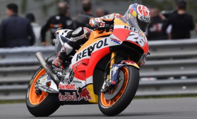 Όγδοη νίκη για το Marquez στο Sachsenring, τρίτη θέση για τον Pedrosa και τέταρτο διπλό βάθρο φέτος για την ομάδα της Repsol Honda Ο Marc Marquez κατέκτησε τη δεύτερη νίκη του για το 2017 και την όγδοη συνεχόμενη νίκη του στο Sachsenring, ξεκινώντας από την pole position, ενώ στο βάθρο ανέβηκε μαζί του ο Dani Pedrosa. Ήταν το τέταρτο διπλό βάθρο για τη Honda σε εννέα αγώνες φέτος, μετά το Austin, τη Jerez και την Catalunya. Ο Marc και ο Dani έφυγαν μπροστά στην εκκίνηση και μπήκαν πρώτος και δεύτερος αντίστοιχα στην πρώτη στροφή. Στον 5ο γύρο, ο Jonas Folger προσπέρασε τον Dani και στον επόμενο προσπέρασε το Marc, ο οποίος πέρασε ξανά στην κορυφή του αγώνα στον 11ο γύρο και έμεινε εκεί μέχρι το τέλος για να κατακτήσει μία σημαντική νίκη, η οποία τον έφερε στην κορυφή της βαθμολογίας πριν από τις καλοκαιρινές διακοπές τεσσάρων εβδομάδων. Ο Marc αφιέρωσε την 31η νίκη του στα MotoGP (ισοφαρίζοντας τον αριθμό νικών του Eddie Lawson) στο Nicky Hayden, ο οποίος έφυγε από τη ζωή τον περασμένο Μάιο. Με το πέμπτο βάθρο του φέτος, ο Dani βρίσκεται στην πέμπτη θέση της κατάταξης, έχοντας περιορίσει τη διαφορά από την κορυφή στους 26 βαθμούς. Η ομάδα της Repsol Honda θα επιστρέψει στην πίστα στις 17 και 18 Ιουλίου για μία διήμερη δοκιμή στο Brno. Marc Marquez 1ος «Είμαι πάρα πολύ χαρούμενος. Γνώριζα από πριν ότι αυτό το Σαββατοκύριακο θα ήταν μία κρίσιμη στιγμή για το Πρωτάθλημα και ότι το Sachsenring θα ήταν σημαντικό για εμάς. Μία πίστα που άξιζε - αν χρειαζόταν - να ρισκάρεις και να προσπαθήσεις να νικήσεις. Γι’ αυτό είμαι χαρούμενος που πήραμε αυτούς τους 25 βαθμούς και ανεβήκαμε στην κορυφή της βαθμολογίας πριν τις καλοκαιρινές διακοπές. Θέλω να αφιερώσω αυτή τη νίκη στο Nicky (Hayden) και στην οικογένειά του. Το είχα υποσχεθεί στον εαυτό μου μετά το δυστύχημα γιατί είχαμε περάσει κάποιες καλές στιγμές μαζί και επειδή ήταν φίλος μου. Ο αγώνας ήταν πολύ δύσκολος. Ειλικρινά, πριν την εκκίνηση πίστευα ότι θα έπρεπε να δώσω μάχη με τον Dani, όμως εμφανίστηκε ένας άλλος γρήγορος αντίπαλος. Στην αρχή έμεινα έκπληκτος που ο Jonas ήταν εκεί μπροστά και έλεγα ότι θα έμενε πίσω ανάμεσα στους άλλους αναβάτες, όμως εκείνος παρέμεινε εκεί! Ήταν πολύ σκληρός αντίπαλος! Το πρωτάθλημα είναι πολύ αμφίρροπο με τέσσερις αναβάτες με 10 βαθμούς διαφορά μεταξύ τους και με τον Dani όχι τόσο πίσω. Όλα είναι ανοικτά, οπότε θα διατηρήσουμε την ίδια φιλοσοφία, και την ίδια σκληρή δουλειά. Τώρα έχουμε μερικές ημέρες διακοπών αλλά δεν μένουν και πολλές μέχρι να προετοιμαστούμε για τις δοκιμές του Brno»! Dani Pedrosa 3ος «Είμαι χαρούμενος με αυτό το βάθρο. Δουλέψαμε καλά το σαββατοκύριακο, προσπαθώντας να διαχειριστούμε όλες τις καταστάσεις. Στον αγώνα ένιωθα πραγματικά δυνατός στους πρώτους γύρους και μπορούσα να μείνω κοντά στο Marc. Στη συνέχεια άρχισα να χάνω πρόσφυση στο πίσω ελαστικό αλλά σκέφτηκα «ΟΚ, κανένα πρόβλημα, είναι μεγάλος αγώνας και είναι λογικό να χάσεις λίγη πρόσφυση» και τότε με πέρασε ο Jonas. Προσπάθησα να τον ακολουθήσω αλλά δεν μπορούσα να μείνω κοντά του. Προσπάθησα να διαχειριστώ την κατάσταση αλλά όταν αισθάνθηκα ότι σπινάριζε υπερβολικά το πίσω ελαστικό, συμβιβάστηκα με την 3η θέση του βάθρου. Περίμενα να είμαι λίγο πιο δυνατός αλλά τελικά ήταν ένα θετικό αποτέλεσμα, αφού πήραμε καλούς βαθμούς για το Πρωτάθλημα. Είμαι θετικός, έχουμε δύο ημέρες δοκιμών μέσα στο καλοκαίρι και θα δουλέψουμε στους τομείς που υστερούμε, κυρίως στο να κάνουμε τα ελαστικά να δουλεύουν ανεξάρτητα από τις συνθήκες, ώστε να είμαστε πιο σταθεροί στο δεύτερο μέρος του Πρωταθλήματος». Αποτελέσματα Αγώνα Κατ. Αναβάτης Νο Χώρα Βαθμοί Ομάδα Χρόνος 1 MARQUEZ Marc 93 SPA 25 Repsol Honda Team 40'59.525 2 FOLGER Jonas 94 GER 20 Monster Yamaha Tech 3 3.310 3 PEDROSA Dani 26 SPA 16 Repsol Honda Team 11.546 4 VINALES Maverick 25 SPA 13 Movistar Yamaha MotoGP 14.253 5 ROSSI Valentino 46 ITA 11 Movistar Yamaha MotoGP 14.980 6 BAUTISTA Alvaro 19 SPA 10 Pull&Bear Aspar Team 16.534 7 ESPARGARO Aleix 41 SPA 9 Aprilia Racing Team Gresini 19.736 8 DOVIZIOSO Andrea 4 ITA 8 Ducati Team 20.188 9 ZARCO Johann 5 FRA 7 Monster Yamaha Tech 3 21.138 10 CRUTCHLOW Cal 35 GBR 6 LCR Honda 24.210 11 LORENZO Jorge 99 SPA 5 Ducati Team 25.659 12 PETRUCCI Danilo 9 ITA 4 Octo Pramac Racing 31.540 13 ESPARGARO Pol 44 SPA 3 Red Bull KTM Factory Racing 32.179 14 SMITH Bradley 38 GBR 2 Red Bull KTM Factory Racing 36.453 15 MILLER Jack 43 AUS 1 Team EG 0,0 Marc VDS 37.771 16 KALLIO Mika 36 FIN 0 Red Bull KTM Factory Racing 37.852 17 ABRAHAM Karel 17 CZE 0 Pull&Bear Aspar Team 39.323 18 RABAT Tito 53 SPA 0 Team EG 0,0 Marc VDS 41.190 19 BAZ Loris 76 FRA 0 Reale Avintia Racing 59.850 20 REDDING Scott 45 GBR 0 Octo Pramac Racing 1'01.664 21 RINS Alex 42 SPA 0 Team Suzuki Ecstar 1'01.695 22 IANNONE Andrea 29 ITA 0 Team Suzuki Ecstar 6 laps 23 LOWES Sam 22 GBR 0 Aprilia Racing Team Gresini 18 laps 24 BARBERA Hector 8 SPA 0 Reale Avintia Racing Βαθμολογία Οδηγών Κατ. Αναβάτης Νο Χώρα Βαθμ. Ομάδα 1 MARQUEZ Marc 93 SPA 129 Repsol Honda Team 2 VINALES Maverick 25 SPA 124 Movistar Yamaha MotoGP 3 DOVIZIOSO Andrea 4 ITA 123 Ducati Team 4 ROSSI Valentino 46 ITA 119 Movistar Yamaha MotoGP 5 PEDROSA Dani 26 SPA 103 Repsol Honda Team 6 ZARCO Johann 5 FRA 84 Monster Yamaha Tech 3 7 FOLGER Jonas 94 GER 71 Monster Yamaha Tech 3 8 PETRUCCI Danilo 9 ITA 66 Octo Pramac Racing 9 LORENZO Jorge 99 SPA 65 Ducati Team 10 CRUTCHLOW Cal 35 GBR 64 LCR Honda 11 BAUTISTA Alvaro 19 SPA 44 Pull&Bear Aspar Team 12 MILLER Jack 43 AUS 41 Team EG 0,0 Marc VDS 13 REDDING Scott 45 GBR 33 Octo Pramac Racing 14 ESPARGARO Aleix 41 SPA 32 Aprilia Racing Team Gresini 15 BAZ Loris 76 FRA 31 Reale Avintia Racing 16 IANNONE Andrea 29 ITA 28 Team Suzuki Ecstar 17 RABAT Tito 53 SPA 23 Team EG 0,0 Marc VDS 18 BARBERA Hector 8 SPA 21 Reale Avintia Racing 19 ABRAHAM Karel 17 CZE 20 Pull&Bear Aspar Team 20 ESPARGARO Pol 44 SPA 14 Red Bull KTM Factory Racing 21 SMITH Bradley 38 GBR 8 Red Bull KTM Factory Racing 22 RINS Alex 42 SPA 7 Team Suzuki Ecstar 23 PIRRO Michele 51 ITA 7 Ducati Team 24 LOWES Sam 22 GBR 2 Aprilia Racing Team Gresini 25 GUINTOLI Sylvain 50 FRA 1 Team Suzuki Ecstar Βαθμολογία Ομάδων Κατ. Ομάδα Βαθ. 1 Movistar Yamaha MotoGP 243 2 Repsol Honda Team 232 3 Ducati Team 195 4 Monster Yamaha Tech 3 155 5 Octo Pramac Racing 99 6 LCR Honda 64 7 Pull&Bear Aspar Team 64 8 Team EG 0,0 Marc VDS 64 9 Reale Avintia Racing 52 10 Team Suzuki Ecstar 36 11 Aprilia Racing Team Gresini 34 12 Red Bull KTM Factory Racing 22 Βαθμολογία Κατασκευαστών Κατ. Κατασκευαστής Βαθ. 1 Yamaha 184 2 Honda 166 3 Ducati 152 4 Suzuki 35 5 Aprilia 34 6 KTM 16