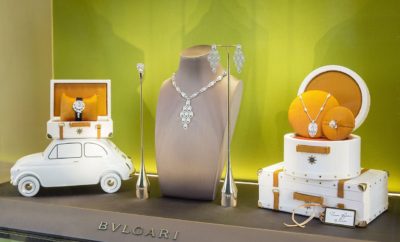 Τα κοσμήματα Bulgari “ταξιδεύουν” με το Fiat 500 Η Fiat και ο οίκος κοσμημάτων Bulgari συμπράττουν στο πλαίσιο της δημιουργικής καμπάνιας "Διακοπές στη Ρώμη" (Roman Holiday) του διάσημου οίκου, μία καμπάνια που εκφράζει το απαράμιλλο πνεύμα και τη χαρά της ζωής που συμβολίζει τις δυο αγαπημένες σε όλο τον κόσμο ιταλικές μάρκες. 1.600 εκπληκτικές μινιατούρες του ιστορικού Fiat 500F (σε σκάλα 1:6 και 1:12) θα κοσμούν τις βιτρίνες 300 μπουτίκ Bulgari σε όλο τον κόσμο. Τα αυτοκίνητα θα μεταφέρουν ξεχωριστούς "επιβάτες": τις μοναδικές δημιουργίες από τις συλλογές Bulgari, συμβολίζοντας μαζί το καλύτερο ιταλικό στυλ. Τα μικρά άσπρα αυτοκίνητα 500 με χρυσές λεπτομέρειες είναι αναπαραγωγή του δημοφιλέστερου Fiat 500 όλων των εποχών, της έκδοσης F που κατασκευάστηκε από το 1965 έως το 1972. Πρόκειται για το ίδιο μοντέλο που προστέθηκε στη μόνιμη συλλογή έργων τέχνης στο Μουσείο Μοντέρνας Τέχνης της Νέας Υόρκης. Το 500 ταιριάζει απόλυτα με την καλοκαιρινή καμπάνια του οίκου Bulgari "Διακοπές στη Ρώμη", αντλώντας έμπνευση από την ομώνυμη γνωστή ταινία με πρωταγωνιστές τους Όντρεϊ Χέπμπορν και Γκρέγκορι Πεκ, έναν ύμνο στα υπέροχα πολιτιστικά μνημεία της αιώνιας πόλης. Η ακαταμάχητη γοητεία των πολύχρωμων σχεδίων της νεαρής και πετυχημένης σχεδιάστρια Λότα Νιέμινεν (Lotta Nieminen) που ξεχωρίζουν στις βιτρίνες των μπουτίκ, συνδυάζεται όμορφα με τον διασκεδαστικό χαρακτήρα του Fiat 500. Οι μινιατούρες των Fiat 500 συνοδεύονται από μινιατούρες ενός ακόμα ιταλικού συμβόλου, της Vespa. Τα δυο μοντέλα ξεχώρισαν από την αρχή της ύπαρξής τους για το επαναστατικό design και τη συνολική φιλοσοφία, αποτελώντας κορυφαία έργα της παγκόσμιας βιομηχανίας.