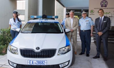 Προσφορά περιπολικού οχήματος ŠKODA Octavia CNG στην Ελληνική Αστυνομία από την Kosmocar Α.Ε.» • Το όχημα διατέθηκε για τις επιχειρησιακές ανάγκες του Α’ Τμήματος Τροχαίας Βορειοανατολικής Αττικής • Στην τελετή παράδοσης, παραβρέθηκαν και απηύθυναν χαιρετισμό ο Γενικός Γραμματέας Δημόσιας Τάξης Δημήτρης Αναγνωστάκης και ο Αρχηγός της Ελληνικής Αστυνομίας, Αντιστράτηγος Κωνσταντίνος Τσουβάλας Η Ελληνική Αστυνομία, σε ειδική εκδήλωση που πραγματοποιήθηκε στο Υπουργείο Προστασίας του Πολίτη, παρέλαβε περιπολικό όχημα το οποίο είναι προσφορά των εταιριών Kosmocar Α.Ε. και Δημόσια Επιχείρηση Αερίου Α.Ε., με τη συμβολή της “Συμμαχία για την Ελλάδα”. Πρόκειται για όχημα μάρκας ŠKODA Octavia CNG νέας αντιρυπαντικής τεχνολογίας, διπλού καυσίμου (φυσικού αερίου και βενζίνης), το οποίο διατέθηκε για τις επιχειρησιακές ανάγκες του Α’ Τμήματος Τροχαίας Βορειοανατολικής Αττικής. Επιπλέον, η Kosmocar Α.Ε. αναλαμβάνει τη συντήρηση του αυτοκινήτου, δωρεάν για τα επόμενα 3 χρόνια, ενώ η ΔΕΠΑ αναλαμβάνει την τροφοδοσία του οχήματος με φυσικό αέριο, για χρονικό διάστημα 6 μηνών. Κατά τη διάρκεια της ομιλίας του ο Αρχηγός της Ελληνικής Αστυνομίας, Αντιστράτηγος Κωνσταντίνος Τσουβάλας, μεταξύ άλλων, επεσήμανε: “Ουδεμία αμφιβολία χωρεί πως οποιαδήποτε Υπηρεσία οιοσδήποτε φορέας, πολλώ δε μάλλον ένας Οργανισμός με την πολυπλοκότητα και τη σπουδαιότητα του έργου και την αδιάλειπτη λειτουργία, όπως η Ελληνική Αστυνομία, εκτός από την επαγγελματική επάρκεια, το ζήλο, τη συνεχή προσπάθεια και ενίοτε την αυτοθυσία του προσωπικού του χρειάζεται, επιπλέον, ορισμένα βασικά εφόδια, για να μπορεί να ανταποκρίνεται με επάρκεια και αποτελεσματικότητα στην σημαντική εθνική και κοινωνική του αποστολή, όπως: • τα κατάλληλα μεταφορικά μέσα και τον απαραίτητο υλικοτεχνικό εξοπλισμό • την αξιοποίηση των τεχνολογικών εξελίξεων για την ενίσχυση της λειτουργικής και επιχειρησιακής δυναμικής των Υπηρεσιών και την εξασφάλιση της μέγιστης δυνατής οικονομίας και βεβαίως και πρωτίστως, την κατανόηση, τη συμπόρευση, την υποστήριξη της κοινωνίας Αυτά τα βασικά εφόδια που προανέφερα, εκφράζονται πρακτικά και αναδεικνύονται συμβολικά σ’ αυτήν εδώ την απολύτως λιτή, πλην όμως μεστή ουσίας και σημασίας, εκδήλωση”. Ο Αντιστράτηγος κ. Τσουβάλας ολοκλήρωσε την ομιλία του αναφέροντας: “Οφείλουμε, λοιπόν, ως στοιχειώδη υποχρέωση απέναντι σ’ αυτή τη σημαντική πρωτοβουλία, να ευχαριστήσουμε τον Γενικό Διευθυντή της Kosmocar A.E., κ. Στήβεν Σίρτη, τον Διευθύνοντα Σύμβουλο της ΔΕΠΑ Α.Ε., κ. Θεόδωρο Κιτσάκο και τον Γενικό Διευθυντή της “Συμμαχία για την Ελλάδα”, κ. Γιώργο Καλούδη, οι οποίοι βρίσκονται εδώ, μαζί μας, να τους εκφράσουμε την ικανοποίηση και την ευγνωμοσύνη μας, καθώς η πρωτοβουλία αυτή αντανακλά στο ηθικό του προσωπικού του Σώματος, ως ένδειξη αναγνώρισης του έργου και της προσφοράς του και να τους διαβεβαιώσουμε πως η χρήση και η αξιοποίηση του οχήματος που προσφέρουν στην Ελληνική Αστυνομία θα μετατραπεί σε προσφορά προς την κοινωνία και τον πολίτη…”. Στη συνέχεια ο Γενικός Διευθυντής της Kosmocar Α.Ε., κ. Στήβεν Σίρτης, αφού ευχαρίστησε τον Αρχηγό της Ελληνικής Αστυνομίας για το κάλεσμα σε αυτή την πολύ ωραία εκδήλωση υπογράμμισε, μεταξύ άλλων: “Είναι πολύ δύσκολο το έργο της Ελληνικής Αστυνομίας, η καθημερινότητα βλέπουμε ότι περνάει πολλές φορές απαρατήρητη, αλλά πράγματι νιώθουμε ότι η Ελληνική Αστυνομία είναι πάντα δίπλα μας όταν τη χρειαζόμαστε. Μαζί με την ΔΕΠΑ αποφασίσαμε να συμβάλουμε και εμείς σε αυτό το πολύ δύσκολο έργο, προσφέροντας ένα αυτοκίνητο νέας αντιρυπαντικής τεχνολογίας διπλού καυσίμου, γιατί πιστεύουμε ότι έτσι θα μειωθούν κατά πολύ οι δαπάνες με την καθημερινή χρήση του. Επίσης, η κίνηση αυτή έχει και ένα περιβαλλοντικό χαρακτήρα, με την έννοια ότι το φυσικό αέριο εκπέμπει πολύ λιγότερους ρύπους από τα συμβατικά αυτοκίνητα. Θα ήθελα να πω εκ μέρους της Διοίκησης της Kosmocar στον Αρχηγό της Ελληνικής Αστυνομίας, ότι εμείς θα είμαστε πάντα δίπλα σας. Δεν είναι μία ενέργεια πυροτέχνημα, αλλά εμείς θα είμαστε εδώ και σε μελλοντικές ενέργειες μαζί σας…”. Η τελετή ολοκληρώθηκε με την απονομή τιμητικών πλακετών από τον Αρχηγό της Ελληνικής Αστυνομίας στον Γενικό Διευθυντή της Κosmocar Α.Ε., στον Αντιπρόεδρο του Δ.Σ. της Δημόσιας Επιχείρησης Αερίου Α.Ε. και στον Γενικό Διευθυντή της “Συμμαχία για την Ελλάδα”. Το όχημα παρέλαβαν συμβολικά, ο Γενικός Γραμματέας Δημόσιας Τάξης, Δημήτρης Αναγνωστάκης και ο Αρχηγός της Ελληνικής Αστυνομίας, Αντιστράτηγος Κωνσταντίνος Τσουβάλας.