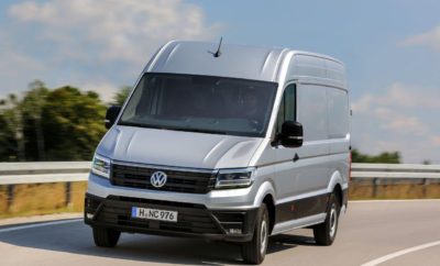 Νέο Volkswagen Crafter Van» Η Kosmocar - Volkswagen Επαγγελματικά Οχήματα ανακοινώνει τη διάθεση της 3ης γενιάς του Crafter στην Ελληνική αγορά. Στόχος στην εξέλιξή του νέου μοντέλου ήταν να προσφέρει λύσεις μεταφοράς, προσανατολισμένες στον πελάτη, με κορυφαία εξοικονόμηση κόστους. Για το λόγο αυτό, λήφθηκαν υπόψη στην κατασκευή του οι απαιτήσεις και τα σχόλια πολλών και διαφορετικών επαγγελματιών, μετά από έρευνα 4 ετών, προσανατολισμένη ακριβώς σε αυτές τις ανάγκες. Μέσα από αυτή την διαδικασία δημιουργήθηκε το νέο Crafter, ένα αυτοκίνητο που είναι πιο πρακτικό, πιο αποδοτικό και πιο καινοτόμο από ποτέ και ανταποκρίνεται ιδανικά στις απαιτήσεις των πελατών της κατηγορίας του. Το νέο Crafter, παράγεται στο καινούργιο υπερσύγχρονο εργοστάσιο της Volkswagen, στη Wrzesnia της Πολωνίας. Το νέο μοντέλο σχεδιαστικά, ακολουθεί την φιλοσοφία του Transporter, ενώ διαθέτει τον καλύτερο συντελεστή αεροδυναμικής στην κατηγορία του. Αυτό επιτυγχάνεται χάρη στην πρωτοποριακή σχεδίαση του αμαξώματος με την κεκλιμένη προς τα πίσω οροφή, τη γρίλια του ψυγείου, τα καλυμμένα εμπρός σκαλοπάτια, καθώς και τα σχεδιασμένα προς τα μέσα πλαϊνά τμήματα. Διατίθεται σε 3 διαφορετικά μήκη (μεσαίο / μακρύ / μακρύ plus) και με 3 διαφορετικές οροφές (απλή / υπερύψωση / διπλή υπερύψωση) που μπορούν να συνδυαστούν με 3 διαφορετικά συστήματα κίνησης (εμπρός κίνηση / πίσω κίνηση / 4Motion) ενώ διαθέτει και 2 κιβώτια ταχυτήτων (6-τάχυτο μηχανικό / 8-τάχυτο αυτόματο) για όλα τα συστήματα κίνησης. Επιπλέον της έκδοσης Van, το νέο Crafter θα διατίθεται και στις ακόλουθες εκδόσεις αμαξώματος: • Chassis (μονή / διπλή καμπίνα) • Pick Up (μονή / διπλή καμπίνα) Το νέο Crafter είναι το μόνο αυτοκίνητο στην κατηγορία του που προσφέρει τέτοιο πλουραλισμό δυνατοτήτων, προκειμένου να ικανοποιήσει τις διαφορετικές ανάγκες κάθε επαγγελματικής πρόκλησης. Εργονομία στο εσωτερικό και άνεση εφάμιλλη αυτής ενός επιβατικού αυτοκινήτου, με βέλτιστη εργονομία και πρακτικότητα στην καθημερινή χρήση. Προσφέρει πολλαπλούς αποθηκευτικούς χώρου, για την τοποθέτηση διάφορων χρήσιμων αντικειμένων, εργονομική τοποθέτηση των χειριστηρίων και διακοπτών αλλά και κάθισμα οδηγού πλήρως ρυθμιζόμενο. Επιπλέον, το νέο Crafter Van μπορεί να μεταφέρει έως τρεις επιβάτες καθώς διαθέτει διπλό κάθισμα συνοδηγού στον βασικό του εξοπλισμό. Το νέο Crafter διαθέτει έναν από τους μεγαλύτερους χώρους φόρτωσης στην κατηγορία του, καθώς μπορεί να καλύψει μεταφορικές ανάγκες όγκου 18,4m3 και έως 6 ευρωπαλέτες. Η πλαϊνή συρόμενη πόρτα προσφέρει το μεγαλύτερο ωφέλιμο ύψος και πλάτος και εγγυάται μεγάλη ευκολία στην φόρτωση. Πολυάριθμες δυνατότητες ασφάλισης φορτίου, όπως δακτύλιοι συγκράτησης ή ράγες σε όλες τις επιφάνειες, αλλά και διαμόρφωσης του χώρου φόρτωσης δίνουν την δυνατότητα πλήρους εξατομίκευσης. Σχετικά με την ασφάλεια, για πρώτη φορά σε ένα επαγγελματικό αυτοκίνητο αυτής την κατηγορίας, διατίθενται προηγμένα συστήματα υποβοήθησης οδηγού που συναντάμε κυρίως σε επιβατικά αυτοκίνητα και τα οποία ενισχύουν ακόμα περισσότερο την ασφάλεια κατά την οδήγηση. Το νέο Crafter εξοπλίζεται με έναν 2.0 TDI κινητήρα, ο οποίος πληροί τις προδιαγραφές Euro 6, συνδυάζεται με σύστημα start/stop και είναι σχεδιασμένος για μεγάλα διαστήματα συντήρησης (50.000χλμ) προσφέροντας ιδιαίτερα χαμηλό κόστος χρήσης στον επαγγελματία. Προσφέρει τρείς διαφορετικές επιλογές κινητήρων και δύο κιβώτια ταχυτήτων, βάσει των οποίων προκύπτουν οι παρακάτω συνδυασμοί: Οι τιμές του νέου Crafter είναι ιδιαίτερα ανταγωνιστικές. Με λιανική τιμή από 27.650€ με ΦΠΑ στην έκδοση με κινητήρα 2.0 TDI 102PS, μπορεί να ανταγωνιστεί και τιμολογιακά αυτοκίνητα μικρότερης κατηγορίας. Το νέο Crafter, τόσο στην Ευρώπη όσο και στην Ελλάδα, αποτελεί βασικό πυλώνα της περαιτέρω ανάπτυξης της μάρκας Volkswagen Επαγγελματικά Οχήματα. Αυτό αποδεικνύεται τόσο από την μεγάλη επένδυση για την κατασκευή ενός υπερσύγχρονου εργοστασίου για την παραγωγή του νέου Crafter, όσο και από τον υψηλό στόχο πωλήσεων για το νέο μοντέλου σε πανευρωπαϊκό επίπεδο.