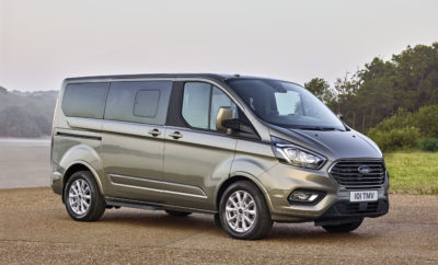 To Νέο Ford Tourneo Custom Προσφέρει το Καλύτερο Σύστημα Καθισμάτων για Επαγγελματική Χρήση ή Αναψυχή • Η Ford αποκαλύπτει το νέο Tourneo Custom με τολμηρό εξωτερικό στυλ και νέο premium εσωτερικό • Διαθέτει ευρύχωρη και πολυτελή καμπίνα και μοναδικό στην κατηγορία σύστημα καθισμάτων με έξι ατομικά πίσω καθίσματα και δυνατότητα συνεδριακής διάταξης • Το μεγαλύτερο Tourneo πλήρως ανανεωμένο, προσφέρει αθόρυβη λειτουργία, ανώτερη ποιότητα και τεχνολογίες όπως Intelligent Speed Limiter και SYNC 3 • Το Tourneo διαθέτει κινητήρα Ford EcoBlue 2.0-L diesel, νέο, εξατάχυτο αυτόματο κιβώτιο SelectShift, προαιρετική πίσω αερανάρτηση, αποκλειστικές εκδόσεις Titanium X και Sport • Το Νέο Tourneo Custom απευθύνεται σε πελάτες που θα το χρησιμοποιήσουν για μεταφορές προσώπων, προσωπικούς λόγους και δραστηριότητες ελεύθερου χρόνου. Η παραγωγή προγραμματίζεται να ξεκινήσει αργότερα το 2017, οι παραδόσεις από τις αρχές του 2018 Η Ford αποκάλυψε τις πρώτες λεπτομέρειες για το ευέλικτο, νέο όχημα μεταφοράς προσώπων Tourneo Custom, το οποίο μπορεί να μεταφέρει με ανέσεις “1ης θέσης” μέχρι εννέα επιβάτες σε μία νέα, πολυτελή καμπίνα. Κατάλληλο για μεταφορά προσώπων, προσωπική χρήση ή δραστηριότητες ελεύθερου χρόνου, το νέο Tourneo Custom θα διατίθεται για παραγγελία αργότερα μέσα στη χρονιά, ενώ οι παραδόσεις του θα ξεκινήσουν στις αρχές του 2018. Ξεχωρίζοντας, με ένα τολμηρό εμπρός τμήμα και χρωμιωμένη μάσκα και πέντε οριζόντιες μπάρες, το νέο Tourneo Custom διαθέτει μία πολυτελή καμπίνα με σύστημα πίσω καθισμάτων μοναδικό στην κατηγορία. Αυτό αποτελείται από έξι ατομικά καθίσματα, με δυνατότητα συνεδριακής διάταξης της 2ης και 3ης σειράς. Το μεγαλύτερο σε μέγεθος Tourneo, είναι και αυτό ανανεωμένο. Εντυπωσιάζει με τον πολιτισμένο και προηγμένο χαρακτήρα του, το εσωτερικό υψηλής ποιότητας, τα βελτιωμένα επίπεδα άνεσης και θορύβου και τις τεχνολογίες όπως το Intelligent Speed Limiter και το SYNC3. «Με το νέο Tourneo Custom, όλοι οι επιβάτες μπορούν να απολαμβάνουν το καλύτερο σύστημα καθισμάτων,» σχολίασε ο Pete Reyes, vehicle line director, της Ford Ευρώπης. «Αυτό το ευέλικτο όχημα μεταφοράς προσωπικού έχει μεταμορφωθεί πλήρως, διαθέτοντας ένα στιλάτο εσωτερικό, που συνδυάζει την άνεση και την ποιότητα ενός πολυτελούς αυτοκινήτου με εξαιρετικούς χώρους και πρακτικότητα.» Οι νέες καινοτομίες βασίζονται στις σημαντικές προϊοντικές βελτιώσεις που έγιναν στο Tourneo Custom το 2016, ανάμεσά τους και ο επαναστατικός κινητήρας Ford EcoBlue 2.0L diesel, το νέο, εξατάχυτο αυτόματο κιβώτιο SelectShift, και η πίσω αερανάρτηση. Το Tourneo Custom, που λανσαρίστηκε για πρώτη φορά το 2013, είναι η ναυαρχίδα της οικογένειας Ford Tourneo, που περιλαμβάνει επίσης το πενταθέσιο Tourneo Courier και το Tourneo Connect σε πενταθέσιες και επταθέσιες εκδόσεις. Προηγμένη σχεδίαση – μέσα κι έξω Στην τολμηρή, νέα εμφάνιση του Tourneo Custom διακρίνεται το σχεδιαστικό DNA των τελευταίων επιβατικών μοντέλων Ford, με μία χαρακτηριστική τραπεζοειδή μάσκα τοποθετημένη ψηλά και δυναμικούς, λεπτούς προβολείς που ‘χάνονται’ στη μυώδη γραμμή των πλευρών του οχήματος. Διατίθεται μία σειρά προηγμένων τεχνολογιών προβολέων, ενώ όλα τα οχήματα διαθέτουν τα χαρακτηριστικά νέα φώτα ημέρας LED με τις οι ανώτερες εκδόσεις να επωφελούνται από τον ισχυρό φωτισμό που προσφέρουν οι προβολείς HID Xenon. Η προηγμένη σχεδίαση συνεχίζεται και στο εσωτερικό με ένα νέο πίνακα οργάνων, που βασίζεται στη νέα σχεδιαστική φιλοσοφία της Ford – που έκανε το ντεμπούτο της στο νέο Fiesta – προσφέροντας μία ελκυστική, οδηγοκεντρική διάταξη, επηρεασμένη από τη σχέση των καταναλωτών με έξυπνες ηλεκτρονικές συσκευές και tablet. Βασισμένο σε ισχυρά, οριζόντια σχεδιαστικά στοιχεία που δίνουν έμφαση στο πλάτος της καμπίνας, ο νέος πίνακας οργάνων έχει μία ξεχωριστή, ποιοτική εμφάνιση, ενώ τη συνολική εικόνα του ενισχύουν οι μαλακές επιφάνειες και οι ελκυστικές λεπτομέρειες σε χρώμιο και γυαλιστερό μαύρο φινίρισμα. Οι νέες οθόνες και ο πίνακας ελέγχου έχουν σχεδιαστεί με κριτήριο την αυξημένη εργονομία και την ευχρησία, ενώ οι ανώτερες εκδόσεις διαθέτουν ανεξάρτητη έγχρωμη οθόνη αφής 8 ιντσών εμπνευσμένη από tablet και λειτουργεί με χειρονομίες pinch & swipe. Ιδιαίτερη προσοχή δόθηκε στην καθημερινή πρακτικότητα, με αναβαθμισμένες λύσεις αποθήκευσης στο εσωτερικό, όπως δύο κλειστοί αποθηκευτικοί χώροι στο πάνω τμήμα του ταμπλό και ένα μεγάλο ράφι με δύο ποτηροθήκες στην κεντρική κονσόλα που περιλαμβάνει ένα έξυπνο συρόμενο κάλυμμα. Μοναδικό στην κατηγορία σύστημα πίσω καθισμάτων για μέγιστη ευελιξία και άνεση Για μέγιστη ευελιξία στη διαμόρφωση και χρήση του πίσω τμήματος της καμπίνας, το νέο Tourneo Custom είναι το μοναδικό όχημα στην κατηγορία που προσφέρει έξι ατομικά καθίσματα. Οι δύο πίσω σειρές παρέχουν δυνατότητα συνεδριακής διάταξης για εύκολη πρόσβαση και επικοινωνία μεταξύ των επιβατών, ή σε δύο σειρές τριών καθισμάτων με κατεύθυνση προς τα εμπρός. Στις ανώτερες εκδόσεις, τα έξι ατομικά καθίσματα μπορούν να αναδιπλώνονται πλήρως, να αναστρέφονται και να αποθηκεύονται ή να αφαιρούνται τελείως, επιτρέποντας στους πελάτες να δημιουργούν ευρυχωρία τύπου λιμουζίνας, να μεγιστοποιούν το χώρο αποσκευών ή να ικανοποιούν τις δικές τους επαγγελματικές ή προσωπικές απαιτήσεις. Το επίπεδο άνεσης στο ταξίδι αυξάνεται με νέας σχεδίασης μαξιλάρια και γεωμετρία καθισμάτων βελτιστοποιημένης στήριξης, και την απουσία θορύβων χάρη στη χρήση αναβαθμισμένων μέτρων μείωσης θορύβων στο πίσω τμήμα της καμπίνας. Οι πίσω επιβάτες θα εκτιμήσουν επίσης το πιο αποδοτικό σύστημα A/C που παρέχει ταχύτερη ψύξη ή θέρμανση, τις έξι θύρες USB και το ηχοσύστημα 10 ηχείων ρυθμισμένο για ένα πλούσιο και ισορροπημένο ήχο, ανεξάρτητα από τη διάταξη των πίσω καθισμάτων. Όλες οι επενδύσεις εσωτερικού είναι πλήρως ανανεωμένες – από την οροφή και τα καθίσματα μέχρι τα πλαϊνά πάνελ και τις μοκέτες – με έμφαση στην εξαιρετική ποιότητα κατασκευής και την εμφάνιση. Η επιλογή ανώτερων υλικών όπως, υφάσματα με πυκνή ύφανση και ποιοτικά δέρματα με λεπτή υφή, και η διαθεσιμότητα ανοιχτών και σκούρων αποχρώσεων για ένα κομψό, μοντέρνο εσωτερικό ενισχύουν την αίσθηση ποιότητας και προσοχής στη λεπτομέρεια σε όλη την καμπίνα. Προηγμένη τεχνολογία και συστήματα υποστήριξης οδηγού Το σύστημα επικοινωνίας και ψυχαγωγίας της Ford SYNC 3 προσφέρει στους οδηγούς του Tourneo Custom τη δυνατότητα να ελέγχουν το ηχοσύστημα, το σύστημα πλοήγησης και τα συνδεδεμένα smartphones χρησιμοποιώντας απλές φωνητικές εντολές στην καθομιλουμένη. Πιέζοντας απλά ένα μπουτόν και λέγοντας “I need a coffee,” “I need fuel,” και “I need to park,” οι οδηγοί μπορούν να εντοπίζουν γειτονικά cafés, πρατήρια καυσίμου ή πάρκινγκ αυτοκινήτων και να βρίσκουν σταθμούς τρένων, αεροδρόμια και ξενοδοχεία. Το σύστημα είναι συμβατό με Apple CarPlay και Android Auto™. Το νέο Tourneo Custom λανσάρει επίσης αρκετά συστήματα υποστήριξης οδηγού και είναι το πρώτο όχημα στην κατηγορία με Intelligent Speed Limiter, που επιτρέπει αυτόματη ρύθμιση μέγιστης ταχύτητας για να παραμένει εντός νόμιμων ορίων, με τη χρήση του συστήματος Traffic Sign Recognition για την ανίχνευση πινακίδων ορίων ταχύτητας. Το νέο μοντέλο προσφέρει επίσης Blind Spot Information System με Cross Traffic Alert, που προειδοποιεί τους οδηγούς οι οποίοι εξέρχονται με όπισθεν από ένα χώρο στάθμευσης για πιθανή διέλευση άλλων οχημάτων πίσω τους. Τα νέα χαρακτηριστικά προστίθενται στην ολοκληρωμένη γκάμα τεχνολογιών που ήδη διατίθενται για το Tourneo Custom, όπως Pre-Collision Assist με Pedestrian Detection emergency braking system, Lane Keeping Alert, Side Wind Stabilisation και Adaptive Cruise Control. Κορυφαίοι κινητήρες Ford EcoBlue με αυτόματο κιβώτιο προαιρετικά Το νέο Tourneo Custom διατίθεται με τον προηγμένο κινητήρα Ford EcoBlue diesel σε εκδόσεις 105, 130 170 ίππων, με σημαντικά πλεονεκτήματα στο κόστος χρήσης και τις επιδόσεις, κατανάλωση καυσίμου βελτιωμένη κατά 13%, εκπομπές CO2 από 162 g/km,* και ροπή στις χαμηλές στροφές αυξημένη κατά 20%. Η τελευταία έκδοση περιλαμβάνει επίσης ένα στρωτό και άμεσης απόκρισης εξατάχυτο αυτόματο κιβώτιο SelectShift, ένα μοναδικό στην κατηγορία σύστημα πίσω αερανάρτησης για μία ευέλικτη και άριστα ελεγχόμενη συμπεριφορά σε όλο το εύρος συνθηκών φορτίου, και προαιρετικές 17-άρες ζάντες αλουμινίου για βελτιωμένη οδική συμπεριφορά και αποτελεσματικότερο φρενάρισμα. Ανώτερες εκδόσεις Titanium X και Sport για το απόλυτο Tourneo Για να ικανοποιήσει τις απαιτήσεις επαγγελματικών πελατών και ιδιωτών που αναζητούν την απόλυτη έκδοση, το νέο Tourneo Custom θα διατίθεται με το αναβαθμισμένο πακέτο Titanium X που περιλαμβάνει δερμάτινη ταπετσαρία, SYNC 3 με δορυφορική πλοήγηση και κάμερα οπισθοπορείας, και προβολείς HID Xenon στάνταρ. Για εκείνους που επιθυμούν μία πιο δυναμική εξωτερική εμφάνιση και ένα στιλάτο σπορ εσωτερικό, προτείνεται επίσης η νέα έκδοση Sport. Αυτό το πακέτο συνδυάζει τον κινητήρα 170 PS, ένα πλήρες εξωτερικό κιτ αμαξώματος με δύο λωρίδες καπό και μοναδικές ζάντες αλουμινίου 17-ιντσών μαζί με μερικώς δερμάτινο σαλόνι. Η γκάμα του Tourneo Custom συνεχίζει να προσφέρει εκδόσεις οκτώ ή εννέα θέσεων, με δυνατότητα επιλογής ανάμεσα σε κοντό και μακρύ μεταξόνιο. Το μακρύτερο μοντέλο προσφέρει πρόσθετο χώρο αποσκευών πίσω από την τρίτη σειρά καθισμάτων. # # # Android και Android Auto είναι εμπορικά σήματα της Google Inc. * Οι τιμές Κατανάλωσης Καυσίμου / Ενέργειας, εκπομπών CO2 και ηλεκτρικής αυτονομίας έχουν μετρηθεί σύμφωνα με τις τεχνικές απαιτήσεις και προδιαγραφές των Ευρωπαϊκών Οδηγιών (Ε.Ε.) 715/2007 και (Ε.Ε.) 692/2008 μετά την τελευταία τροποποίηση. Η κατανάλωση καυσίμου και οι εκπομπές CO2 αφορούν μία συγκεκριμένη έκδοση και όχι ένα μόνο αυτοκίνητο. Η ισχύουσα στάνταρ διαδικασία δοκιμών επιτρέπει τη σύγκριση μεταξύ διαφορετικών τύπων οχημάτων και κατασκευαστών. Επιπλέον της απόδοσης καυσίμου, το οδηγικό στυλ καθώς και άλλοι, μη τεχνικοί παράγοντες επηρεάζουν την κατανάλωση και τις εκπομπές CO2. Το διοξείδιο του άνθρακα είναι το ‘αέριο του θερμοκηπίου’, που κατ’ εξοχήν ευθύνεται για το φαινόμενο της παγκόσμιας αύξησης της θερμοκρασίας της γης.