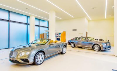 Bentley Athens: Ένας νέος πρωτοποριακός χώρος για τους λάτρεις της αυτοκίνησης» Η έκθεση Bentley στο Ν. Ψυχικό είναι ο νέος πρωτοποριακός χώρος για τους λάτρεις της αυτοκίνησης. Ένας διακριτικά πολυτελής χώρος, με minimal διακόσμηση, που προσφέρει ιδιωτικότητα σε πελάτες που δεν επιθυμούν την έκθεσή τους σε αδιάκριτα μάτια όταν επιλέγουν αυτοκίνητο. Ένας χώρος που μοιάζει περισσότερο με κοσμηματοπωλείο και λιγότερο με έκθεση. Μοναδικά αυτοκίνητα Bentley όπως η επιβλητική Bentayga και η σπορτίφ Continental Supersports που διακρίνεται για τη διαχρονικότητά της, υποδέχονται στην είσοδο τους επισκέπτες της έκθεσης. Στον ίδιο χώρο στεγάζεται πλέον και η Luxury Hire, μία υπηρεσία της Kosmocar που στόχο έχει να δημιουργεί ξεχωριστές υπηρεσίες για ξεχωριστούς πελάτες. Μία υπηρεσία που άλλαξε τα δεδομένα στο χώρο των μισθώσεων πολυτελών οχημάτων, προσφέροντας τη δυνατότητα ενοικίασης μίας Bentley ή ενός κορυφαίου μοντέλου Audi όπως Q7, A8, A7, Q5, A5 Cabrio ή το αυτοκίνητο υπερ-επιδόσεων R8. Οι πελάτες της Luxury Hire μπορούν να απολαύσουν μια “sur mesure” εξυπηρέτηση ή εναλλακτικά, να διαμορφώσουν την Bentley που επιθυμούν έως και την τελευταία λεπτομέρεια, την κλωστή στις ραφές ή το χρώμα στις ζώνες ασφαλείας. Εξασφαλίζοντας όλη τη σιγουριά που χρειάζονται, με την εγγύηση της τεχνογνωσίας της Kosmocar - και να παραλάβουν το αυτοκίνητο στο χώρο τους ή στον ειδικά διαμορφωμένο χώρο στο Ν. Ψυχικό με μια εμπειρία απολύτως προσωπική και Premium. Bentley Athens Λεωφ. Κηφισίας 342 & Εθνικής Αντιστάσεως, 154 51, Νέο Ψυχικό Τηλέφωνο: 210 61 79 742 – www.athens.bentleymotors.com
