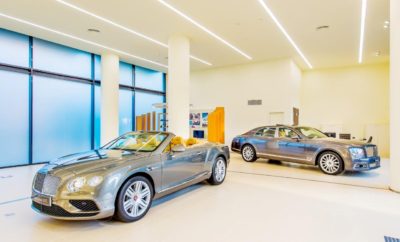 Bentley Athens: Ένας νέος πρωτοποριακός χώρος για τους λάτρεις της αυτοκίνησης» Η έκθεση Bentley στο Ν. Ψυχικό είναι ο νέος πρωτοποριακός χώρος για τους λάτρεις της αυτοκίνησης. Ένας διακριτικά πολυτελής χώρος, με minimal διακόσμηση, που προσφέρει ιδιωτικότητα σε πελάτες που δεν επιθυμούν την έκθεσή τους σε αδιάκριτα μάτια όταν επιλέγουν αυτοκίνητο. Ένας χώρος που μοιάζει περισσότερο με κοσμηματοπωλείο και λιγότερο με έκθεση. Μοναδικά αυτοκίνητα Bentley όπως η επιβλητική Bentayga και η σπορτίφ Continental Supersports που διακρίνεται για τη διαχρονικότητά της, υποδέχονται στην είσοδο τους επισκέπτες της έκθεσης. Στον ίδιο χώρο στεγάζεται πλέον και η Luxury Hire, μία υπηρεσία της Kosmocar που στόχο έχει να δημιουργεί ξεχωριστές υπηρεσίες για ξεχωριστούς πελάτες. Μία υπηρεσία που άλλαξε τα δεδομένα στο χώρο των μισθώσεων πολυτελών οχημάτων, προσφέροντας τη δυνατότητα ενοικίασης μίας Bentley ή ενός κορυφαίου μοντέλου Audi όπως Q7, A8, A7, Q5, A5 Cabrio ή το αυτοκίνητο υπερ-επιδόσεων R8. Οι πελάτες της Luxury Hire μπορούν να απολαύσουν μια “sur mesure” εξυπηρέτηση ή εναλλακτικά, να διαμορφώσουν την Bentley που επιθυμούν έως και την τελευταία λεπτομέρεια, την κλωστή στις ραφές ή το χρώμα στις ζώνες ασφαλείας. Εξασφαλίζοντας όλη τη σιγουριά που χρειάζονται, με την εγγύηση της τεχνογνωσίας της Kosmocar - και να παραλάβουν το αυτοκίνητο στο χώρο τους ή στον ειδικά διαμορφωμένο χώρο στο Ν. Ψυχικό με μια εμπειρία απολύτως προσωπική και Premium. Bentley Athens Λεωφ. Κηφισίας 342 & Εθνικής Αντιστάσεως, 154 51, Νέο Ψυχικό Τηλέφωνο: 210 61 79 742 – www.athens.bentleymotors.com