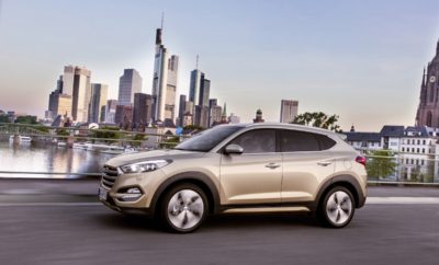 • To Hyundai i20 1.0L Turbo Βενζίνης αναδεικνύεται νικητής τιμής / επιδόσεων στην κατηγορία των μικρών αυτοκινήτων • Το Hyundai Tucson 1.7 Diesel 2WD νικά τους ανταγωνιστές του στην SUV κατηγορία Η Hyundai Motor με τα i20 και Tucson σκοράρει υψηλά στην πρόσφατη έρευνα πελατών στη Γερμανική αγορά, που πραγματοποίησε το περιοδικό AUTO TEST. "Η κατάκτηση της κορυφής στην έρευνα AUTO TEST 2017 αποδεικνύει ότι η στρατηγική της Hyundai Motor για εξελιγμένη τεχνολογία και premium χαρακτηριστικά προσιτά σε όλους εκτιμάται ιδιαίτερα από τους συμμετέχοντες στην έρευνα», δήλωσε ο κ. Thomas Schmid, Chief Operating Officer της Hyundai Motor Europe. "Όλες οι στρατηγικές μας φιλοδοξίες βασίζονται σε μια προσέγγιση που βασίζεται στον πελάτη. Στόχος μας είναι να θέσουμε προσιτές προς όλους εξελιγμένες τεχνολογίες και να διευκολύνουμε τη ζωή των πελατών μας σε κάθε επίπεδο». Οι συμμετέχοντες στην έρευνα AUTO TEST 2017, που πραγματοποιήθηκε από τον μεγαλύτερο και με την υψηλότερη κυκλοφορία οδηγό πωλήσεων στην Ευρώπη, απένειμαν την πρώτη θέση στα Hyundai i20 και Tucson για τη σχεδίαση, την ποιότητα, τα χαρακτηριστικά της τεχνολογίας τους και το μοναδικό πακέτο 5-ετούς εργοστασιακής εγγύησης απεριόριστων χιλιομέτρων της Hyundai Motor. Το i20 1.0L Turbo Βενζίνης της Hyundai ψηφίστηκε νικητής στην κατηγορία των μικρών αυτοκινήτων, ενώ το Hyundai Tucson 1.7 Diesel 2WD θριάμβευσε στην κατηγορία των SUV. Το Hyundai i20 1.0L Turbo Βενζίνης έπεισε τους συμμετέχοντες στην έρευνα AUTO TEST με τις αρμονικές αναλογίες του, τις εξαιρετικές επιδόσεις του κινητήρα του, τη χαμηλή κατανάλωση καυσίμου καθώς και τα μεγάλα καθίσματα και την ευρυχωρία που είναι αξιοσημείωτη για την κατηγορία των μικρών αυτοκινήτων. Δεν είναι τυχαίο, λοιπόν, που ανακηρύχθηκε νικητής στη σχέση τιμής / επιδόσεων στην κατηγορία του. Ένας ακόμη νικητής τιμής / επιδόσεων του AUTO TEST ήταν το Hyundai Tucson 1.7 Diesel 2WD. Σύμφωνα με την έκθεση των κριτών, το όχημα αυτό είναι ήδη καλά τροφοδοτούμενο με τον οικονομικό του πετρελαιοκινητήρα των 115 PS. Οι συμμετέχοντες στην έρευνα εκτίμησαν όχι μόνο το χαμηλό κόστος συντήρησης και κατοχής, την προσιτή τιμή αγοράς αλλά και επιπρόσθετα την εξαιρετική εργονομία και τους συνολικά άνετους χώρους του Hyundai Tucson. Hyundai Tucson 1.7 Diesel 2WD (115HP) κατανάλωση καυσίμου l / 100 km : 5,4 εντός πόλης, 4,2 εκτός πόλης, 4,6 μικτή, Εκπομπές CO2 σε g / km : 119 Hyundai i20 1.0L Turbo Βενζίνης (100HPCV ) κατανάλωση καυσίμου l / 100 km : 4,5 – 4,3 μικτή., Εκπομπές CO2 σε g / km : 104 - 99