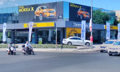 Εμπειρία OnStar στην Οpel Σφακιανάκης Η εταιρία Opel Σφακιανάκης προσκαλεί τους πελάτες της, στα καταστήματά της, Λεωφ. Κηφισίας 57 στο Μαρούσι και Λεωφ. Λαυρίου 81 στα Γλυκά Νερά, σε ένα δεκαήμερο (6-15 Ιουλίου) διάδρασης, με την υπηρεσία Opel OnStar. Η μοναδική υπηρεσία που χρησιμοποιεί ανθρώπους, φιλικούς συμβούλους αντί ψυχρές μηχανές. Εκτός του να εντοπίζει κλεμμένα αυτοκίνητα, καλεί σε άμεση βοήθεια όταν αυτό είναι αναγκαίο, μπορεί επίσης να ξεκλειδώνει αυτοκίνητα από απόσταση, να ‘κατεβάζει’ προορισμούς απευθείας στο σύστημα πλοήγησης του αυτοκινήτου, να πραγματοποιεί, ζωντανά, διαγνωστικούς ελέγχους, αποστέλλει και emails για την κατάσταση του οχήματος. Τελευταία στις προαναφερόμενες υπηρεσίες, προστέθηκαν νέες, όπως κράτηση ξενοδοχείου και εύρεση πάρκινγκ, μαζί με εισαγωγή στο νέο κόσμο της 4G ταχύτητας και της μετατροπής πλέον ενός Opel, σε Wi-Fi hotspot! Οι πελάτες της Opel Σφακιανάκης στο δεκαήμερο αυτό επωφελούνται τριπλά! Δωρεάν Συνδρομή OnStar και WiFi, 5 χρόνια πλήρη εργοστασιακή εγγύηση, Χρηματοδότηση για αγορά αυτοκινήτου με επιτόκιο 6.5%