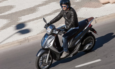 Η Piaggio Hellas, αναγνωρίζοντας τον ρόλο της δια βίου εκπαίδευσης υψηλού επιπέδου στη βελτίωση της ασφάλειας των οδηγών, διοργανώνει Ημερίδες Εκπαίδευσης μετά το δίπλωμα στην ασφαλή οδήγηση, αποκλειστικά για κατόχους σκούτερ των εμπορικών σημάτων του Ομίλου Piaggio. Η συγκεκριμένη πρωτοβουλία έχει στόχο τη μετάδοση εξειδικευμένης γνώσης σχετικά με τον χειρισμό καθημερινών, προβληματικών ή και οριακών καταστάσεων και να δώσει έτσι την ευκαιρία στους οδηγούς σκούτερ να οδηγούν με μεγαλύτερη αυτοπεποίθηση και ασφάλεια για τους ίδιους αλλά και για τους γύρω τους. Κατά τη διάρκεια των μαθήματων, οι συμμετέχοντες θα έχουν τη δυνατότητα να προσεγγίσουν νέες τεχνικές ώστε να βελτιώσουν την οδηγική τους ικανότητα και να αυξήσουν το επίπεδο ασφάλειας. Τα μαθήματα στηρίζονται σε πλήρεις και ενδιαφέρουσες θεωρητικές και πρακτικές ενότητες, δίνοντας την ευκαιρία στους συμμετέχοντες να κάνουν άμεσα τη θεωρία πράξη. Οι ημερίδες θα διεξαχθούν στην πίστα καρτ του Αγίου Κοσμά (Αθήνα), από εξειδικευμένους εκπαιδευτές. Δικαίωμα συμμετοχής, με συμβολική συμμετοχή 10€, έχουν όσοι πληρούν ένα από τα παρακάτω κριτήρια: - Αγορά οποιουδήποτε μοντέλου Piaggio MP3 - Αγορά σκούτερ Piaggio, Vespa, Gilera, Derbi, Aprilia, Scarabeo από νέο οδηγό (η άδεια οδήγησης να έχει εκδοθεί μέσα στο 2017). Ο αριθμός των συμμετοχών είναι περιορισμένος και θα τηρηθεί σειρά προτεραιότητας. Για περισσότερες πληροφορίες μπορείτε να απευθυνθείτε σε ένα σημείο πώλησης του δικτύου της Piaggio Hellas.