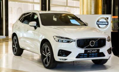 Το νέο Volvo XC60 στην Ελλάδα – οι τιμές του μοντέλου · Το νέο Volvo XC60 έφτασε στην Ελλάδα – τα δύο πρώτα αυτοκίνητα εκτίθενται ήδη στο εμπορικό κέντρο Golden Hall, στην Αθήνα · Οι τιμές του νέου XC60 ξεκινούν από € 53.490, τόσο για την πετρελαιοκίνητη D4 όσο και τη βενζινοκίνητη T5 έκδοση, των 190 και 254 ίππων αντίστοιχα · Διαθέσιμες επίσης η D5 έκδοση των 235 ίππων από € 56.030 και η Τ6 έκδοση των 320 ίππων από € 55.975 · Η πλέον ισχυρή Τ8 Twin Engine AWD υβριδική έκδοση των 407 ίππων και 49 γρμ./χλμ. εκπομπής ρύπων CO2, ξεκινά από € 62.780 · Όλες οι εκδόσεις είναι τετρακίνητες με αυτόματο κιβώτιο ταχυτήτων 8 σχέσεων · To νέο XC60 διαθέτει τρεις νέες πρωτοποριακές τεχνολογίες άνεσης και ασφάλειας (οι δύο από αυτές στο βασικό του εξοπλισμό) · Αποκλειστικά με δίλιτρους κινητήρες βενζίνης και πετρελαίου και με όλο το «look and feel» που τόσο εντυπωσίασε και αγαπήθηκε στη Σειρά 90 Το νέο Volvo XC60, το πλέον πολυαναμενόμενο μοντέλο της χρονιάς βρίσκεται στην Ελλάδα! Τα πρώτα αυτοκίνητα εκτίθενται ήδη στο μόνιμο stand που διατηρεί η Volvo στο εμπορικό κέντρο Golden Hall, στο Μαρούσι, στο πλαίσιο του Volvo Experience, της ολοκληρωμένης εμπειρίας γνωριμίας με τα μοντέλα της σουηδικής μάρκας. Μέχρι την επόμενη εβδομάδα το μοντέλο θα βρίσκεται και στο δίκτυο επίσημων διανομέων της Volvo σε όλη την Ελλάδα. Παράλληλα, η Volvo Car Hellas ανακοινώνει τις προτεινόμενες τιμές λιανικής για το νέο μοντέλο, το οποίο στο λανσάρισμά του διατίθεται αποκλειστικά σε τετρακίνητες (AWD) εκδόσεις. Οι τιμές ξεκινούν από € 53.490, τόσο για την πετρελαιοκίνητη D4 έκδοση των 190 ίππων όσο και τη βενζινοκίνητη T5, έκδοση των 254 ίππων. Όσον αφορά στις εκδόσεις εξοπλισμού, η Volvo ακολουθεί την ίδια, πολύ επιτυχημένη στρατηγική που παρουσίασε και στη Σειρά 90. Σύμφωνα με αυτή, το μοντέλο διατίθεται στην ήδη πολύ πλούσια εξοπλισμένη έκδοση Momentum, που υπερκαλύπτει τις ανάγκες και τις επιθυμίες του υποψήφιου αγοραστή. Αν όμως επιθυμεί να έχει το αυτοκίνητό του μία πιο σπορ αίσθηση και στυλ, τόσο εξωτερικά όσο και εσωτερικά, ιδανική επιλογή αποτελεί η έκδοση R-Design. Αν πάλι προτεραιότητα είναι η απόλαυση μιας ακόμα πληρέστερης αίσθησης πολυτέλειας, τότε η ιδανική έκδοση είναι η Inscription. Φυσικά, υπάρχει διαθέσιμος και επιπλέον προαιρετικός εξοπλισμός, για να αποκτήσει το XC60 μια ακόμα πιο έντονη προσωπική σφραγίδα του κατόχου του. Οι προτεινόμενες τιμές λιανικής για το νέο Volvo XC60, για τις διάφορες εκδόσεις εξοπλισμού, παρουσιάζονται στον παρακάτω πίνακα. Σε όλες τις περιπτώσεις ο κινητήρας έχει χωρητικότητα 1.969 κ.εκ. ενώ ως αυτόματο κιβώτιο ταχυτήτων χρησιμοποιείται το εξαιρετικό, γνωστό και από τη Σειρά 90, Geartronic οκτώ σχέσεων. ΝΕΟ VOLVO XC60 MOMENTUM INSCRIPTION R-DESIGN Ισχύς (ΗΡ) CO2 (g/km) Προτεινόμενη τιμή λιανικής (€) Προτεινόμενη τιμή λιανικής (€) Προτεινόμενη τιμή λιανικής (€) D4 AWD Geartronic 190 136 53.490 59.225 57.155 D5 AWD Geartronic 235 144 56.030 61.875 59.765 T5 AWD Geartronic 254 167 53.490 59.450 57.300 T6 AWD Geartronic 320 176 55.975 61.935 59.780 T8 Twin Engine AWD Geartronic 407 49 62.780 67.375 65.565 Ενδεικτικά και μόνο, στην έκδοση εξοπλισμού Momentum περιλαμβάνονται εκτός άλλων: o City Safety με ενεργή υποβοήθηση στο σύστημα διεύθυνσης o Σύστημα αποφυγής οδήγησης στο αντίθετο ρεύμα o Σύστημα προειδοποίησης εκτροπής από τη λωρίδα o Σύστημα αποφυγής εκτροπής από το δρόμο o Σύστημα αναγνώρισης οδικής σήμανσης o Σύστημα υποβοήθησης διατήρησης λωρίδας o Σύστημα επαγρύπνησης οδηγού o Ψηφιακός πίνακας οργάνων και κεντρική οθόνη αφής 9” o Αερόσακοι οδηγού/συνοδηγού, πλευρικοί, οροφής, γόνατου οδηγού o Σύστημα προστασίας από πλευρικές συγκρούσεις o ABS με έκτακτη υποβοήθηση πέδησης o Σύστημα δυναμικού ελέγχου ευστάθειας και πρόσφυσης με προηγμένο σύστημα ελέγχου ευστάθειας, έλεγχο υποστροφής/υπερστροφής και σπορ λειτουργία o Ηλεκτρικά υποβοηθούμενο δερμάτινο τιμόνι, ρυθμιζόμενο σε ύψος/βάθος o Cruise Control, Start/Stop και αισθητήρες υγρασίας και βροχής o Αυτόματο διζωνικό σύστημα κλιματισμού με σύστημα ελέγχου αέρα καμπίνας o Ηλεκτρικά παράθυρα μπρος/πίσω o Προβολείς LED με αυτόματη ρύθμιση ύψους δέσμης o Ηλεκτρικά ρυθμιζόμενα καθίσματα οδηγού/συνοδηγού με ηλεκτρικά ρυθμιζόμενη οσφυϊκή υποστήριξη o Εκκίνηση/σβήσιμο κινητήρα χωρίς κλειδί o Ηχοσύστημα High Performance με Sensus Connect, εξακάναλο ενισχυτή 330W με 10 ηχεία, Bluetooth και χειριστήρια ηχοσυστήματος στο τιμόνι o Πακέτο εσωτερικού φωτισμού LED o Ζάντες αλουμινίου με σύστημα παρακολούθησης πίεσης ελαστικών o Αισθητήρες παρκαρίσματος πίσω Η έκδοση Inscription, εκτός άλλων διαθέτει επιπλέον επιλογή προγραμμάτων οδήγησης (Drive Modes), ηλεκτρικά καθίσματα τύπου comfort με δέρμα ιδιαίτερης ποιότητας και λειτουργία μνήμης, μεγαλύτερο ψηφιακό πίνακα οργάνων (12,3”) κλπ. Η έκδοση R-Design, εκτός άλλων διαθέτει επιπλέον επιλογή προγραμμάτων οδήγησης (Drive Modes), ανατομικά σπορ καθίσματα με δέρμα ιδιαίτερης ποιότητας και το λογότυπο R-Design, λειτουργία μνήμης στα ηλεκτρικά καθίσματα με δυνατότητα προέκτασης έδρας, σπορ τιμόνι με έντονη ραφή και λογότυπο R-Design, σπορ πεντάλ από αλουμίνιο με ελαστικά ενθέματα, μεγαλύτερο ψηφιακό πίνακα οργάνων (12,3”), πλήθος από σπορ διακοσμητικά στοιχεία αλουμινίου κλπ. Αξίζει να σημειωθεί ότι στο βασικό εξοπλισμό του αυτοκινήτου ανήκουν και οι δύο από τις τρεις νέες τεχνολογίες άνεσης και ασφάλειας που παρουσιάζει η Volvo στο νέο XC60, καθιστώντας το ίσως το ασφαλέστερο αυτοκίνητο που κατασκευάστηκε ποτέ! Κοινό τους χαρακτηριστικό, η ενεργή υποβοήθηση στο σύστημα διεύθυνσης. Τα τρία νέα συστήματα ασφάλειας έχουν σχεδιαστεί έτσι ώστε να παρέχουν αυτόματη υποβοήθηση στο τιμόνι και δίνουν τη δυνατότητα στον οδηγό για ακόμα καλύτερο έλεγχο του αυτοκινήτου, προκειμένου να αποφύγει πιθανές επικείμενες συγκρούσεις. Το πρωτοποριακό σύστημα αποφυγής συγκρούσεων City Safety, στο βασικό εξοπλισμό, συνοδεύεται τώρα από ενεργή υποβοήθηση τιμονιού, προκειμένου να βοηθήσει τον οδηγό να αποφύγει άλλο όχημα, δικυκλιστές, πεζούς, μεγάλα ζώα ή ένα εμπόδιο που βρίσκεται μπροστά του ενώ παράλληλα προετοιμάζει τις ζώνες ασφαλείας και τα φρένα για αυτόματη πέδηση αν ο οδηγός δεν αντιδράσει έγκαιρα. To Oncoming Lane Mitigation (Σύστημα Αποφυγής Οδήγησης στο Αντίθετο Ρεύμα), στο βασικό εξοπλισμό, με την ενεργή υποβοήθηση τιμονιού βοηθά τον οδηγό να αποφύγει συγκρούσεις με αντίθετα ερχόμενα οχήματα, «οδηγώντας», αν είναι αναγκαίο, το νέο XC60 πίσω στη σωστή λωρίδα κυκλοφορίας, εκτός τροχιάς αντίθετα ερχόμενου οχήματος. Τέλος, το BLIS, το σύστημα επιτήρησης τυφλών σημείων (προαιρετικός εξοπλισμός), αν ανιχνεύσει κίνδυνο από επερχόμενο άλλο όχημα πίσω από το Νέο XC60, με την ενεργή υποβοήθηση τιμονιού ανακατευθύνει το αυτοκίνητο πίσω στη λωρίδα του.