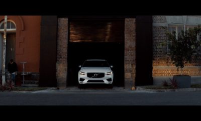 Η Volvo Cars συμπράττει με την τρεις φορές βραβευμένη με Πούλιτζερ φωτογράφο και καλλιτέχνη Μπάρμπαρα Ντέιβιντσον (Barbara Davidson) για μια παγκόσμια πρωτιά - τη δημιουργία μιας ειδικής συλλογής φωτογραφιών η λήψη των οποίων έγινε με τις κάμερες ασφαλείας που ενσωματώνει το XC60. Είναι η πρώτη φορά που ένας φωτογράφος χρησιμοποιεί ένα αυτοκίνητο ως κάμερα. Η συλλογή της Ντέιβιντσον με περίπου 30 φωτογραφίες, τραβηγμένες από τους φακούς που έχουν οι κάμερες ασφαλείας του XC60, καταγράφει τη ζωή στους δρόμους της Κοπεγχάγης, πρωτεύουσας της Δανίας, από μια εντελώς νέα προοπτική. Οι φωτογραφίες της Ντέιβιντσον παρουσιάστηκαν αρχικά στην γκαλερί Canvas Studios στο Σόρντιτς του Λονδίνου, ενώ η έκθεση θα ταξιδέψει και σε άλλες χώρες στη διάρκεια του 2017. «Η συλλογή λειτουργεί με δύο τρόπους. Πρώτον, είναι ένα στιγμιότυπο της ζωής μιας ευρωπαϊκής πόλης σε όλη της τη μεγαλοπρέπεια, και, δεύτερον, σηματοδοτεί τα σύνθετα περιβάλλοντα στα οποία ζούμε. Αν αυτοκίνητα σαν το Volvo XC60 κάνουν τη σύγχρονη ζωή στις πόλεις ασφαλέστερη για τους πεζούς και τους άλλους χρήστες του δρόμου, αυτό οφείλεται στις κάμερες και σε άλλους αισθητήρες με τους οποίους εξοπλίζονται», δήλωσε η Ντέιβιντσον. «Με τη συγκεκριμένη δουλειά συνδέουμε την τέχνη με την ασφάλεια, προκειμένου οι άνθρωποι να δουν τα οφέλη αυτής της τεχνολογίας». Η Ντέιβιντσον, πολυβραβευμένη με Πούλιτζερ, κάτοχος ενός βραβείου Emmy και πρώην στέλεχος στην εφημερίδα Los Angeles Times, επέλεξε να δουλέψει μαζί με τη Volvo Cars, ορμώμενη από την προσωπική της ιστορία με τη μάρκα. «Έχω μια πολύ προσωπική σύνδεση με τη Volvo. Όταν ήμουν έφηβη, είχα ένα σοβαρό τροχαίο ατύχημα στο οποίο το αυτοκίνητο ανατράπηκε, κάτι που υπό κανονικές συνθήκες θα είχε πιθανότατα αποβεί μοιραίο. Μου είπαν αργότερα ότι είχα καταφέρει να επιβιώσω χάρη στο αυτοκίνητο με το οποίο ταξίδευα – ένα Volvo», αφηγήθηκε η Μπάρμπαρα Ντέιβιντσον. Πάνω από 1,2 εκατομμύρια άνθρωποι χάνουν κάθε χρόνο τη ζωή τους σε τροχαία ατυχήματα ανά τον κόσμο. Η προσέγγιση της Volvo όσον αφορά στην οδική ασφάλεια εστιάζει σε πραγματικές συνθήκες κυκλοφορίας τις οποίες η εταιρεία μελετά σε κάθε λεπτομέρεια από το 1970, μέσω της ερευνητικής της ομάδας, Traffic Accident Research Team. Χάρη σε αυτό το απαράμιλλο σύνολο δεδομένων που αφορούν τον πραγματικό κόσμο, οι μηχανικοί ασφαλείας της Volvo εργάζονται συστηματικά για να ελαχιστοποιήσουν ή να μηδενίσουν τα ατυχήματα που μπορεί να αποτελέσουν απειλή για τη ζωή. Το 2008, η σουηδική μάρκα παρουσίασε το πρώτο αυτόνομο σύστημα φρεναρίσματος έκτακτης ανάγκης, City Safety, ενσωματώνοντάς το στο πρώτο XC60. Έχει αποδειχθεί ότι το σύστημα πέτυχε μείωση των συγκρούσεων έως και κατά 45% μόνο στη Σουηδία, όπου υπάρχουν σχετικά στοιχεία. «Στη Volvo Cars προσεγγίζουμε την ασφάλεια ρεαλιστικά και πρακτικά. Το όραμά μας είναι να φτάσουμε σε ένα σημείο όπου δεν θα υπάρχει απώλεια ζωής ή σοβαρός τραυματισμός μέσα σε ένα νέο αυτοκίνητο της Volvo. Αυτό το όραμα το ονομάζουμε Vision 2020 (Όραμα 2020)», δήλωσε η Μαλίν Έκχολμ (Malin Ekholm), Αντιπρόεδρος Volvo Cars Safety Centre. Το νέο Volvo XC60 λανσάρει τρεις νέες τεχνολογίες άνεσης και ασφάλειας. Κοινό τους χαρακτηριστικό, η ενεργή υποβοήθηση στο σύστημα διεύθυνσης. Το City Safety πλέον συνοδεύεται με ενεργή υποβοήθηση τιμονιού, προκειμένου να βοηθήσει τον οδηγό να αποφύγει άλλο όχημα, δικυκλιστές, πεζούς, μεγάλα ζώα ή ένα εμπόδιο που βρίσκεται μπροστά του. Το νέο σύστημα ασφάλειας Oncoming Lane Mitigation (Σύστημα Αποφυγής Οδήγησης στο Αντίθετο Ρεύμα) χρησιμοποιεί την υποβοήθηση τιμονιού για να συμβάλει στην αποτροπή των μετωπικών συγκρούσεων. Τέλος, η ενεργή υποβοήθηση τιμονιού στη νέα γενιά του BLIS, του γνωστού συστήματος επιτήρησης τυφλών σημείων, λειτουργεί ανακατευθύνοντας το αυτοκίνητο πίσω στη λωρίδα του αν ανιχνευθεί κίνδυνος από επερχόμενο άλλο όχημα πίσω από το Νέο XC60. ΣΗΜΕΙΩΣΗ ΣΥΝΤΑΚΤΗ Η Μπάρμπαρα Ντέιβιντσον είναι πρώην μέλος του φωτογραφικού τμήματος των Los Angeles Times. Προηγουμένως, είχε εργαστεί στα έντυπα The Dallas Morning News, The Washington Times και The Record, στο Οντάριο του Καναδά.