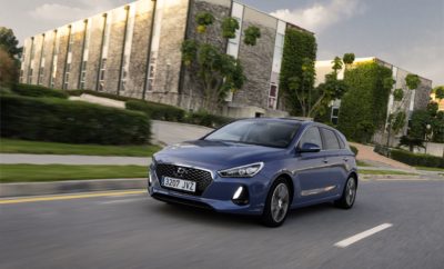 Το Νέο Hyundai i30 κατακτά πέντε αστέρια στο Euro NCAP • Το Νέο Hyundai i30 κατέκτησε τη μέγιστη βαθμολογία πέντε αστέρων σύμφωνα με το νέο αναθεωρημένο σύστημα βαθμολόγησης • Το νέο 5-θυρο i30 είναι το πρώτο αυτοκίνητο στην κατηγορία του που βραβεύτηκε με αυτό το σκορ • Απέσπασε κορυφαία βαθμολογία σε κατηγορίες ενηλίκων επιβατών, παιδιών, πεζών και συστημάτων υποβοήθησης ασφαλείας Το Νέο i30 της Hyundai Motor κατέκτησε τη μέγιστη βαθμολογία ασφαλείας πέντε αστέρων από τον ανεξάρτητο οργανισμό αξιολόγησης οχημάτων Euro NCAP. Αυτό το αποτέλεσμα υπογραμμίζει την επιτυχημένη προσέγγιση της Hyundai να προσφέρει προηγμένες τεχνολογίες και χαρακτηριστικά ασφαλείας σε όλη τη γκάμα του i30. Το Νέο i30 απέσπασε κορυφαίες βαθμολογίες στις κατηγορίες ασφαλείας "Ενηλίκων επιβατών”, “παιδιών”, “πεζών” και στα συστήματα “υποβοήθησης ασφαλείας", αποδεικνύοντας ότι το 5-θυρο i30 είναι ένα από τα πιο ασφαλή και καλύτερα εξοπλισμένα οχήματα στην κατηγορία του. "Η αξιοπιστία των πέντε αστέρων από τον Euro NCAP για το 5-θυρο i30 αποδεικνύει τις έντονες προσπάθειές μας να προσφέρουμε τις πιο προηγμένες λύσεις ασφαλείας και τεχνολογίας για τους πελάτες μας", δήλωσε ο κ. Thomas A. Schmid, Chief Operating Officer της Hyundai Motor Europe. "Είμαστε περήφανοι που είμαστε ο πρώτος κατασκευαστής αυτοκινήτων που κατακτά πέντε αστέρια σε αυτή την κατηγορία σύμφωνα με το νέο αναθεωρημένο σύστημα βαθμολόγησης. Με το βέλτιστο πρότυπο πακέτο ασφάλειας, το i30 ικανοποιεί τις υψηλότερες προσδοκίες των πελατών". Τα αποτελέσματα των δοκιμών του Euro NCAP έδωσαν ιδιαίτερη έμφαση στο σύστημα AEB, συμπεριλαμβανομένου του Συστήματος Προειδοποίησης Μετωπικής Πρόσκρουσης και Ανίχνευσης Πεζών (Front Collision Warning System and Pedestrian Detection), ένα προηγμένο χαρακτηριστικό ενεργητικής ασφάλειας του i30 που ειδοποιεί τους οδηγούς σε καταστάσεις έκτακτης ανάγκης, με αυτόματη πέδηση, εάν απαιτείται. Επιπλέον, απονεμήθηκε από τον Euro NCAP κορυφαία βαθμολογία στο Σύστημα Υποβοήθησης Διατήρησης Λωρίδας(LKAS). Το σύστημα LKAS προειδοποιεί τον οδηγό κατά τη διάρκεια μη ασφαλών ενεργειών σε ταχύτητες άνω των 60 km / h, παρακολουθώντας τη θέση του αυτοκινήτου. S-10 : Ο ισχυρότερος standard εξοπλισμός Τεχνολογιών Ασφαλείας στον κόσμο στην κατηγορία του «Με το Νέο i30, η Hyundai Motor κάνει πράξη τον εκδημοκρατισμό της τεχνολογίας διότι πιστεύουμε ότι η ασφάλεια των πελατών μας ΔΕΝ είναι αποκλειστικό προνόμιο που μόνον τα Premium ακριβά αυτοκίνητα μπορούν να προσφέρουν» δήλωσε ο κ. Thomas A. Schmid, Chief Operating Officer της Hyundai Motor Europe. Το πλήρες πακέτο S-10 ξεπερνά κατά πολύ τα βασικά πρότυπα ασφαλείας και περιλαμβάνει ήδη από την βασική του έκδοση : #1 DAA - Σύστημα Προειδοποίησης Απόσπασης Προσοχής Οδηγού Παρακολουθεί το συνολικό προφίλ οδήγησης αναλύοντας μία πλειάδα πληροφοριών συμπεριφοράς, όπως τον χειρισμό του τιμονιού, των πεντάλ και των πλευρικών φλας, τους αισθητήρες G, τη θέση του αυτοκινήτου μεταξύ των λωρίδων κυκλοφορίας, το συνολικό χρόνο συνεχόμενης οδήγησης κ.ά. Εάν το σύστημα ανιχνεύσει τυχόν ενδείξεις απροσεξίας ή κόπωσης, το σύστημα ειδοποιεί τον οδηγό με ηχητική και οπτική ένδειξη στον πίνακα οργάνων. Ο οδηγός μπορεί να ρυθμίσει το επίπεδο ευαισθησίας του συστήματος. #2 LDWS - Σύστημα Προειδοποίησης Εκτροπής Λωρίδας Αναγνωρίζει τις λωρίδες στο δρόμο σε ταχύτητες άνω των 60km/h και ανιχνεύει εάν ο τροχός πατήσει το εσωτερικό της γραμμής λωρίδας χωρίς να έχει ανάψει σχετικό φλας. Τότε ειδοποιεί με οπτικό και ηχητικό σήμα τον οδηγό καθώς επίκειται πιθανή ακούσια αλλαγή λωρίδας. #3 LΚΑS - Σύστημα Υποβοήθησης Διατήρησης Λωρίδας Επιδρά ενεργά στο τιμόνι ώστε να διορθώσει και να επαναφέρει το όχημα μέσα στα όρια της λωρίδας κυκλοφορίας. Σχεδιασμένο με γνώμονα τη μεγάλη φιλικότητα στον χρήστη, το σύστημα έχει δύο επίπεδα λειτουργίας, το LKAS Standard (που επαναφέρει το όχημα μόλις πλησιάζει τα όρια της λωρίδας) και το LKAS Active (που επεμβαίνει νωρίτερα και για μεγαλύτερο χρονικό διάστημα, διατηρώντας το όχημα «κεντραρισμένο» στο μέσο της λωρίδας κυκλοφορίας). Ο οδηγός μπορεί πάντοτε να επιλέγει την ενεργοποίηση των συστημάτων LDWS, LKAS Standard και LKAS Active. #4 FCWS - Σύστημα Προειδοποίησης Μετωπικής Πρόσκρουσης Το σύστημα ανιχνεύει την πιθανότητα πρόσκρουσης με προπορευόμενο όχημα. Εάν διαγνώσει ότι με τις σχετικές ταχύτητες κίνησης θα υπάρξει πρόσκρουση στο επόμενο 1,5 δευτερόλεπτο, προειδοποιεί με οπτικό και ηχητικό σήμα τον οδηγό. Το σύστημα FCWS είναι άκρως χρήσιμο για κάθε περίσταση εντός και εκτός πόλης, καθώς λειτουργεί σε εύρος ταχυτήτων από 9 έως 175km/h. #5 AEB City - Σύστημα Αυτόματης Έκτακτης Πέδησης (χαμηλών ταχυτήτων) To σύστημα αποτρέπει από ατυχήματα. Ανιχνεύει την πιθανότητα πρόσκρουσης με σταματημένο όχημα και επεμβαίνει αρχικά με προληπτικό φρενάρισμα (σε ταχύτητες 30-75km/h) ή και πλήρες φρενάρισμα (σε ταχύτητες 9-75km/h). Στο τελευταίο κρίσιμο δευτερόλεπτο προ της πρόσκρουσης, θα κατεβάσει την ταχύτητα κατά 30km/h. #6 AEB Urban - Σύστημα Αυτόματης Έκτακτης Πέδησης (μεσαίων ταχυτήτων) Στην εξελιγμένη εκδοχή του, το σύστημα ΑΕΒ Urban δεν «βλέπει» μόνο σταματημένα οχήματα αλλά και κινούμενα. Ακόμη και αν έχετε πατήσει φρένο αλλά το AEB βλέπει ότι δεν το έχετε κάνει με αρκετή δύναμη, υποβοηθά τη δύναμη πέδησης ώστε να αποφύγετε την πρόσκρουση ή να ελαχιστοποιήσετε τις συνέπειες. Ο οδηγός μπορεί να ρυθμίσει το AEB να είναι απενεργοποιημένο ή να ενεργοποιείται αυτόματα με το άναμμα του κινητήρα. #7 ΗΒΑ - Σύστημα Αυτόματης Ρύθμισης Υψηλής Σκάλας Φώτων Κάθε i30 έρχεται με standard αισθητήρα φωτός ώστε να ενεργοποιούνται αυτόματα τα φώτα όταν δεν επαρκεί ο εξωτερικός φωτισμός. Επιπρόσθετα όμως, το σύστημα HBA βλέπει το δρόμο μπροστά και χαμηλώνει τα μεγάλα φώτα όταν διακρίνει όχημα σε απόσταση (ελάχιστη απόσταση 260μ, μέγιστη απόσταση 800μ για αντιθέτως ερχόμενα και 500μ για προπορευόμενα), διασφαλίζοντας μέγιστη ορατότητα στη νυχτερινή οδήγηση, ασφαλή για όλους. #8 ΗAC - Σύστημα Υποβοήθησης Εκκίνησης σε Ανηφόρα Η εκκίνηση σε ανηφορικό οδόστρωμα μπορεί να είναι απρόβλεπτη, ιδιαίτερα σε μία βροχερή ημέρα. Όταν αφήσετε το πόδι από το φρένο για να ξεκινήσετε με πρώτη, το σύστημα HAC θα αποτρέψει την ακούσια κίνηση προς τα πίσω για δύο δευτερόλεπτα, ώστε να σας δώσει άνετο χρόνο να ξεκινήσετε ομαλά. #9 SL - Σύστημα Περιοριστή Ταχύτητας Ένα αυτοκίνητο με υψηλή ηχομόνωση και ποιότητα κύλισης όπως το νέο i30 μπορεί εύκολα να παραπλανήσει τον οδηγό και να «ξεχαστεί» με υψηλότερες ταχύτητες από τις επιτρεπτές. Το σύστημα δίνει τη δυνατότητα στον οδηγό να θέσει ανώτατο όριο ταχύτητας της επιλογής του και να κινείται με ασφάλεια σε μεγάλα ταξίδια. #10 SBL – Στατικά Φώτα Στροφής Τα στατικά φώτα στροφής (SBL) εκπέμπουν πρόσθετο φωτισμό προς την κατεύθυνση που στρίβει το όχημα, με αποτέλεσμα την ενισχυμένη ορατότητα στο εσωτερικό των στροφών κατά την νυχτερινή οδήγηση. Σχεδιασμένο, εξελιγμένο, δοκιμασμένο και κατασκευασμένο στην Ευρώπη, το i30 Νέας Γενιάς είναι το αυτοκίνητο DNA της Hyundai Motor στην Ευρώπη. Αντιπροσωπεύει τον πυρήνα της μάρκας Hyundai, προσφέροντας κορυφαία ποιότητα, κορυφαία συνδεσιμότητα και το βέλτιστο πακέτο ασφάλειας που είναι διαθέσιμο προς όλους.