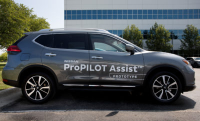 H τεχνολογία Nissan ProPILOT Assist ™ στους δρόμους των Η.Π.Α. Για πρώτη φορά σε δημόσιους δρόμους στις Η.Π.Α., η Nissan έδωσε τη δυνατότητα σε ανθρώπους του Τύπου να καθίσουν πίσω από το τιμόνι ενός οχήματος με την τεχνολογία ProPILOT Assist, η οποία θα είναι εμπορικά διαθέσιμη αργότερα μέσα στο έτος. Το ProPILOT Assist μειώνει τον φόρτο της οδήγησης σε συνθήκες βεβαρυμμένης κυκλοφορίας, βοηθώντας στον έλεγχο της επιτάχυνσης, της πέδησης και του συστήματος διεύθυνσης, κατά τη διάρκεια της οδήγησης σε μια λωρίδα κυκλοφορίας. Το σύστημα ProPILOT Assist που αποκαλύφθηκε στο Τεχνικό Κέντρο της Nissan North America (NTCNA) στο Μίτσιγκαν, είναι συντονισμένο ειδικά για τους δρόμους και τους οδηγούς των Η.Π.Α., ξεπερνώντας τα 50.000 μίλια έρευνας και ανάπτυξης στους δρόμους των Ηνωμένων Πολιτειών. Το ProPILOT Assist συνδυάζει την υποστήριξη του οδηγού στο τιμόνι με το Έξυπνο Σύστημα Αυτόματου Ελέγχου Ταχύτητας (Intelligent Cruise Control), για χρήση τόσο σε βαριές όσο και σε συνήθεις κυκλοφοριακές καταστάσεις. Είναι ένα σύστημα υποστήριξης του οδηγού τύπου "hands-on", παρά μια λειτουργία "αυτόματης" οδήγησης. Η Nissan σχεδιάζει να επεκτείνει αυτή την τεχνολογία σε περισσότερα μοντέλα της στην Ευρώπη, την Ιαπωνία, την Κίνα και τις Ηνωμένες Πολιτείες Πώς λειτουργεί το ProPILOT Assist Μελετημένο ειδικά για τους δρόμους των Η.Π.Α., το ProPILOT Assist έχει σχεδιαστεί για να είναι πιο διαισθητικό και φιλικό προς το χρήστη, σε σύγκριση με άλλες τεχνολογίες υποστήριξης οδηγού. Μπορεί να συμβάλλει στο να μειωθεί η κόπωση του οδηγού και να δημιουργηθεί μια ολοκληρωμένη οδηγική εμπειρία, ειδικά για τους οδηγούς που βιώνουν καθημερινά συνθήκες κυκλοφοριακής συμφόρησης. Το ProPILOT Assist χρησιμοποιεί κάμερα και ραντάρ που “βλέπουν” προς τα εμπρός, όπως και αισθητήρες με μια ηλεκτρονική μονάδα ελέγχου, που βοηθούν τον οδηγό να παραμείνει στο κέντρο της λωρίδας κυκλοφορίας του, διατηρώντας παράλληλα την ταχύτητα του οχήματος (που ο ίδιος καθορίζει). Παράλληλα, το σύστημα υποστηρίζει τον οδηγό στο να διατηρήσει ένα κενό από το προπορευόμενο όχημα, εάν η ταχύτητα του τελευταίου πέσει κάτω από την ταχύτητα που έχει καθοριστεί. Μπορεί επίσης να επιβραδύνει το όχημα μέχρι την πλήρη στάση, όπως και να το “κρατήσει” σε συνθήκες μποτιλιαρίσματος. Το ProPILOT Assist αν και παρέχει υποστήριξη στο σύστημα διεύθυνσης μειώνοντας την ανάγκη για σταθερές μικρές ρυθμίσεις, εντούτοις τα χέρια του οδηγού πρέπει πάντα να βρίσκονται στο τιμόνι. Η ανίχνευση των χεριών πραγματοποιείται από τον αισθητήρα ροπής του τιμονιού που διαθέτει το σύστημα. Για παράδειγμα, εάν ο οδηγός κρατήσει ελαφρώς το τιμόνι, το σύστημα προειδοποίησης μπορεί να ενεργοποιηθεί, προειδοποιώντας τον οδηγό να ασκήσει μεγαλύτερη πίεση ή να πιάσει πιο σθεναρά το τιμόνι. Η υποβοήθηση ακυρώνεται σε κακές καιρικές συνθήκες, όπως και αν οι υαλοκαθαριστήρες βρίσκονται σε χαμηλή ή υψηλή θέση. Στην περίπτωση που το σύστημα μπορεί να ανιχνεύσει τις γραμμές στη λωρίδα κυκλοφορίας, τότε αυτό μπορεί να παραμείνει ενεργό, με την προϋπόθεση ότι οι υαλοκαθαριστήρες είναι στην μεσαία σκάλα, ή αν τα φώτα ομίχλης είναι ενεργοποιημένα. Οι κινήσεις του οδηγού έχουν πάντοτε προτεραιότητα, παρακάμπτοντας το σύστημα όταν ο τελευταίος στρίβει το τιμόνι ή ενεργοποιεί το φλας. Το σύστημα μεταβαίνει επίσης σε προσωρινή κατάσταση αναμονής, όταν πατηθεί το πεντάλ του γκαζιού. Επιπλέον, όταν πατηθεί το φρένο ακυρώνονται τόσο το Intelligent Cruise Control του συστήματος, όσο και η λειτουργία διατήρησης της λωρίδας κυκλοφορίας.