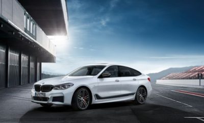 Η νέα BMW Σειρά 6 Gran Turismo είναι απαράμιλλα γοητευτική, απίστευτα ευέλικτη και εξαιρετικά δυναμική. Η αποκλειστική γκάμα Αξεσουάρ BMW M Performance θα διατίθεται από το λανσάρισμά της το Νοέμβριο του 2017 με σκοπό να αναδείξει το σπορ χαρακτήρα της. Τα retrofit αξεσουάρ για το σύστημα κίνησης, την ανάρτηση, το εξωτερικό και το cockpit - εμπνευσμένα από το μηχανοκίνητο αθλητισμό - αναβαθμίζουν τη δυναμική συμπεριφορά και χαρίζουν στη νέα BMW Σειρά 6 Gran Turismo μία έντονα εκφραστική εμφάνιση. Η αναγνωρισμένη, αγωνιστική τεχνογνωσία της BMW M GmbH, όπου βασίστηκε η εξέλιξη των εξαρτημάτων, αντανακλάται στο αυθεντικό στυλ της σειράς BMW M Performance. Όλα τα προϊόντα πληρούν τα υψηλά πρότυπα του BMW Group ως προς την επιλογή υλικών, το design και την ποιότητα κατασκευής. Η εκ των υστέρων τοποθέτησή τους δεν έχει την οποιαδήποτε επίπτωση στους όρους εγγύησης που ισχύουν για το αυτοκίνητο. Το σύστημα σιλανσιέ BMW M Performance προσφέρει στη BMW Σειρά 6 Gran Turismo μία πραγματικά εντυπωσιακή ακουστική και οπτική διάσταση. Διαμορφώνει μία εντυπωσιακή εμφάνιση στο πίσω τμήμα και διασφαλίζει έναν σπορ ήχο, ο οποίος είναι κατάλληλος και για ταξίδια μεγάλων αποστάσεων. Το σιλανσιέ κατασκευάζεται από ανοξείδωτο ατσάλι και εξελίχθηκε ειδικά για τα βενζινοκίνητα μοντέλα BMW 630i Gran Turismo (κατανάλωση μικτού κύκλου: 6,6 – 6,2 l/100 km, εκπομπές CO2 στο μικτό κύκλο: 152 – 142 g/km), BMW 640i Gran Turismo (κατανάλωση μικτού κύκλου: 7,4 – 7,0 l/100 km, εκπομπές CO2 στο μικτό κύκλο: 169 – 159 g/km), BMW 640i xDrive Gran Turismo (κατανάλωση μικτού κύκλου: 8,2 – 7,7 l/100 km, εκπομπές CO2 στο μικτό κύκλο: 187 – 177 g/km). Ανάλογα με τον τύπο του κινητήρα και τον εξοπλισμό, διατίθεται είτε με στρογγυλές ή με τραπεζοειδείς απολήξεις εξαγωγής από χρώμιο ή ανθρακονήματα. Οι στρογγυλές απολήξεις διαθέτουν χαραγμένο λογότυπο Μ και οι τραπεζοειδείς αντίστοιχα το λογότυπο M Performance. Η δυναμική συμπεριφορά αλλά και η εξωτερική γοητεία της νέας BMW Σειράς Gran Turismo προάγονται με ζάντες αλουμινίου 21 ιντσών BMW M Performance. Αυτές κατασκευάζονται με τεχνικές σφυρηλάτησης που εξοικονομούν βάρος και υιοθετούν διεπίπεδη, 2άκτινη και δίχρωμη σχεδίαση. Η high-gloss βαφή συνδυάζεται με τις γυαλισμένες επιφάνειες στις εξωτερικές ακτίνες και τη στεφάνη της ζάντας. Οι αποκλειστικής σχεδίασης τροχοί συνδυάζονται με ελαστικά διαφορετικών διαστάσεων 245/35 R21 στον εμπρός άξονα και 275/30 R21 στον πίσω, με ιδιότητες run flat. Το σπορ σύστημα πέδησης που επίσης διατίθεται για τη νέα BMW Σειρά 6 Gran Turismo, βελτιστοποιεί τη δυναμική οδηγική εμπειρία αλλά και την αισθητική του αυτοκινήτου. Ακόμα και σε εξαιρετικά δυναμική οδήγηση, η νέα BMW Σειρά 6 Gran Turismo πετυχαίνει αξιόπιστο φρενάρισμα μέσω εσωτερικά αεριζόμενων, ελαφρών, διάτρητων δίσκων με 4πίστονες σταθερές δαγκάνες από αλουμίνιο στον εμπρός άξονα και μονοπίστονες πλευστές δαγκάνες πίσω. Οι κόκκινες δαγκάνες υποδηλώνουν ότι το σπορ σύστημα πέδησης BMW M Performance προέρχεται από το μηχανοκίνητο αθλητισμό. Η high-gloss μαύρη μάσκα BMW M Performance μεταμορφώνει το εμπρός τμήμα της BMW Σειράς 6 Gran Turismo σε ένα ιδιαίτερα δυναμικό στοιχείο. Σε συνδυασμό με τις μαύρες διακοσμητικές μπάρες του ενεργού αεραγωγού, η κλασική μάσκα BMW αποκτά μία άριστα εναρμονισμένη εμφάνιση. Οι εξωτερικοί καθρέπτες της BMW M Performance από ανθρακονήματα είναι ένα ακόμα ιδιαίτερο οπτικό στοιχείο. Εξαρτήματα από CFRP (πλαστικό ενισχυμένο με ανθρακονήματα) είναι χειροποίητα, περίτεχνα κατασκευασμένα για τη νέα BMW Σειρά 6 Gran Turismo. Πολυστρωματική βαφή και highgloss φινίρισμα προσδίδουν στις επιφάνειες του αυτοκινήτου εντυπωσιακό βάθος. Το ματ εξωτερικό με φιλμ BMW M Performance Frozen Black τονίζει άριστα τις σπορ κομψές γραμμές και τις αρμονικές αναλογίες της νέας BMW Σειράς 6 Gran Turismo. Οι ματ μαύρες και γκρι διακοσμητικές λωρίδες δένουν άψογα με τη γεωμετρία του αυτοκινήτου. Το σπορ τιμόνι της BMW Σειρά 6 Gran Turismo προσδίδει μία αγωνιστική αίσθηση στο cockpit. Η επένδυση με δέρμα alcantara, οι μεγάλες υποδοχές για τους αντίχειρες και το ελαφρώς επίπεδο κάτω τμήμα το κάνουν ευχάριστο στο κράτημα, προσφέρουν βέλτιστη λαβή και διασφαλίσουν άμεση απόκριση. Μαλακό δέρμα nappa στο πάνω και κάτω τμήμα και στη στεφάνη του τιμονιού, μία διπλές ασημί/γκρι ραφές και η κόκκινη κεντρική επισήμανση ολοκληρώνουν τη δυναμική σχεδίαση του σπορ τιμονιού BMW M Performance. Επίσης περιλαμβάνει χειριστήρια για μηχανικές αλλαγές ταχυτήτων (shift paddles) σε συνδυασμό με το 8τάχυτο, σπορ κιβώτιο Steptronic. Πατάκια BMW M Performance διατίθενται επίσης στην προϊοντική γκάμα του cockpit. Οι αποκλειστικές retrofit επιλογές της σειράς BMW M Performance θα διατίθενται με το λανσάρισμα της νέας BMW Σειράς 6 Gran Turismo. Όλα τα προϊόντα ανήκουν στο πρόγραμμα Γνήσιων Αξεσουάρ BMW, που πωλούνται και τοποθετούνται από το δίκτυο εμπόρων BMW, τις θυγατρικές πωλήσεων BMW και τους Εξουσιοδοτημένος Επισκευαστές BMW.