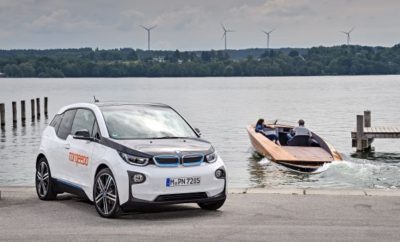Η BMW i παραμένει στο τιμόνι της βιώσιμης καινοτομίας χάρη στην προηγμένη τεχνολογία και την ολοκληρωμένη φιλοσοφία της. Tώρα, η μπαταρία υψηλής τάσης του i3 χρησιμοποιείται όχι μόνο σε αυτοκίνητα αλλά και σε σκάφη. Το BMW Group προμηθεύει τη Γερμανική εταιρεία Torqeedo με μπαταρίες ιόντων λιθίου από το εργοστάσιο του Dingolfing. Η κατασκευάστρια εταιρεία μηχανών θαλάσσης τις χρησιμοποιεί για αποθήκευση ενέργειας στα ηλεκτρικά της συστήματα πρόωσης υψηλών επιδόσεων Deep Blue. Η Torqeedo ιδρύθηκε το 2005 στο Starnberg (Γερμανία) και είναι πρωτοπόρος παγκοσμίως ως προμηθευτής ηλεκτρικών και υβριδικών κινητήρων ισχύος 1-160 HP για ιστιοπλοϊκά και επαγγελματικά σκάφη όπως ferries και θαλάσσια ταξί. Οι μπαταρίες της BMW i θα αποτελέσουν αναπόσπαστο τμήμα μιας περιβαλλοντικά συμβατής, οικονομικής και αθόρυβης εναλλακτικής λύσης έναντι των συμβατικών κινητήρων σκαφών. «Η απόφαση της Torqeedo να χρησιμοποιήσει μπαταρίες υψηλής τάσης της BMW i στο Deep Blue αποδεικνύει για μία ακόμα φορά ότι μπορούμε να κατασκευάζουμε τα συστήματα κίνησης του μέλλοντος χωρίς συμβιβασμούς στις επιδόσεις, την καινοτομία και τη βιωσιμότητα», εξηγεί ο Dr Alexander Kotouc, Επικεφαλής Διαχείρισης Παραγωγής της BMW i. «Η επιτυχημένη μεταφορά της πιο σύγχρονης αυτοκινητικής τεχνολογίας σε σκάφη αναδεικνύει την αξία της ολοκληρωμένης φιλοσοφίας της BMW i». Το BMW Group εξελίσσει και κατασκευάζει εσωτερικά μπαταρίες υψηλής τάσης για ηλεκτρικά και plug-in υβριδικά οχήματα. Η μπαταρία ιόντων λιθίου του BMW i3 περιλαμβάνει οκτώ μονάδες, κάθε μία από τις οποίες περιέχει 12 κυψέλες. Οι φίσες, τα καλώδια, οι αισθητήρες παρακολούθησης και το σύστημα θέρμανσης και ψύξης έχουν εξελιχθεί ειδικά για τη BMW i. Η τεχνογνωσία εξέλιξης και παραγωγής του BMW Group αποτελεί βάση για συνεχή πρόοδο στον τομέα της τεχνολογίας μπαταριών. Το τελευταίο παράδειγμα είναι η μπαταρία υψηλής τάσης του τρέχοντος BMW i3. Αν και οι διαστάσεις και το βάρος της παρέμειναν ίδια με της προηγούμενης έκδοσης, η χωρητικότητά της αυξήθηκε πάνω από 50% στα 94 Ah/33 kWh. Χάρη στα χαρακτηριστικά ‘plug-and-play’ που οι σχεδιαστές ενσωμάτωσαν από την αρχή στις μπαταρίες του BMW i3, η τεχνολογία προσφέρει ένα μεγάλο εύρος εφαρμογών πέραν του αυτοκινητιστικού τομέα. Η κατασκευάστρια εταιρία θαλάσσιων συστημάτων κίνησης Torqeedo συνδυάζει τις μπαταρίες ιόντων λιθίου της BMW i με την ισχυρότερη γκάμα μοτέρ που διαθέτει για εξωλέμβιες και εσωλέμβιες μηχανές και υβριδικά συστήματα ιπποδύναμης έως 160 hp. «Οι μπαταρίες υψηλής τάσης της BMW i αποτελούν πρότυπο αξιοπιστίας και απόδοσης στην ηλεκτρική μετακίνηση», δήλωσε ο Christoph Ballin, Συνιδρυτής και CEO της Torqeedo. «Μας επιτρέπουν να προσφέρουμε προηγμένη τεχνολογία ηλεκτροκίνησης και ενσωματωμένη διαχείριση ενέργειας για εφαρμογές σε σκάφη, για ιδιωτική ή επαγγελματική χρήση». Η πρωτοποριακή χρήση μπαταριών ιόντων λιθίου της BMW i σε ηλεκτροκινητήρες θαλάσσης είναι ένα ακόμα παράδειγμα της ποικιλίας εφαρμογών που μπορεί να εξυπηρετήσει αυτή η ολοκληρωμένη φιλοσοφία βιωσιμότητας. Ένας ακόμα τομέας είναι η στατική αποθήκευση ενέργειας, όπου οι μπαταρίες χρησιμοποιούνται για την αύξηση της ενεργειακής απόδοσης κατοικιών και εμπορικών κτιρίων, παρέχοντας άμεση αποθήκευση της ανανεώσιμης ενέργειας που παράγεται από εγκαταστάσεις ηλιακής και αιολικής ενέργειας. Επιπλέον, οι μπαταρίες υψηλής τάσης της BMW i μπορούν να επαναχρησιμοποιηθούν για το σκοπό αυτό έχοντας ολοκληρώσει την ωφέλιμη ζωή τους σε ένα όχημα. Σε ό,τι αφορά τη βιωσιμότητα, η επαναχρησιμοποίηση των μπαταριών φαίνεται πιο λογική σαν σενάριο από την πρώιμη ανακύκλωσή τους. Μάλιστα το BMW Group οραματίστηκε το σενάριο μιας δεύτερης ζωής για τις μπαταρίες, μετά από μακρά χρήση σε όχημα, πριν καν το BMW i3 λανσαριστεί στην αγορά. Αυτό το είδος επαναχρησιμοποίησης παίζει καθοριστικό ρόλο στη μετάβαση στην πράσινη ενέργεια – και στις συνεχώς αυξανόμενες απαιτήσεις για άμεση αποθήκευση της ανανεώσιμης, παραγόμενης ενέργειας.