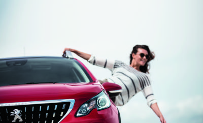 Auto Express Driver Power 2017: Το Peugeot 2008 είναι το καλύτερο SUV στην κατηγορία του! Την 1η θέση στα βραβεία Auto Express Driver Power 2017 και την κατηγορία ‘Μικρό SUV’ κατέκτησε το SUV Peugeot 2008. Η ψηφοφορία που ανέδειξε φέτος πρώτο το μικρό SUV της Peugeot, είναι η μεγαλύτερη στην κατηγορία της και ζητά από τους οδηγούς να κρίνουν τα οχήματά τους σε σημαντικές κατηγορίες, στην πράξη! Φέτος, περισσότεροι από 70.000 οδηγοί συμμετείχαν στην ψηφοφορία για τα βραβεία Auto Express Driver Power 2017. Οι οδηγοί, δήλωσαν απόλυτη ικανοποίηση στην εμπειρία ιδιοκτησίας του SUV Peugeot 2008 σε όλες τις σημαντικές υποκατηγορίες όπως: Κινητήρας και Κιβώτιο, Εξωτερική Εμφάνιση, Συστήματα Ασφαλείας, Αξιοπιστία και Ποιότητα Κατασκευής, Κατανάλωση και Κόστος Χρήσης και ανέδειξαν πρώτο το SUV Peugeot 2008 δίνοντάς του το χρυσό βραβείο στα μικρά SUV. Τα βραβεία Auto Express Driver Power 2017, διοργανώνονται από το περιοδικό AutoExpress που εδώ και 30 χρόνια θεωρείται αυθεντία στον χώρο της ενημέρωσης για το αυτοκίνητο, σε μία αγορά η οποία μετρά περίπου 3 εκατομμύρια πωλήσεις οχημάτων ετησίως.