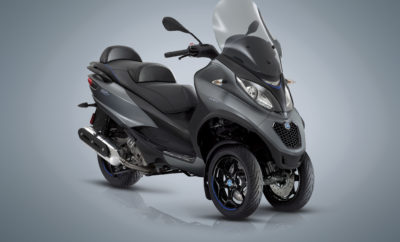 Το Piaggio MP3 είναι το πρώτο τρίτροχο σκούτερ στον κόσμο και έρχεται να ανταποκριθεί ουσιαστικά στην ανάγκη για εύχρηστα και εξαιρετικά ασφαλή οχήματα, τόσο για μετακινήσεις εντός της πόλης όσο και για μετακινήσεις από τα διαρκώς αναπτυσσόμενα προάστια προς το κέντρο της πόλης. Οι δύο μπροστινοί τροχοί και το μοναδικό κατοχυρωμένο σύστημα ανάρτησης, το οποίο σχεδιάστηκε και αναπτύχθηκε από την Piaggio πριν από οποιονδήποτε άλλον παγκόσμιο κατασκευαστή, καταφέρνουν να συνδυάσουν την ασφάλεια που παρέχει ένα αυτοκίνητο με την απλότητα χρήσης και την πρακτικότητα ενός σκούτερ, καθώς και την ευχαρίστηση που προκαλεί η δυναμική οδήγηση μιας μοτοσυκλέτας στις στροφές. Για αυτόν τον λόγο, το Piaggio MP3 μπορεί να ικανοποιήσει ένα πραγματικά παγκόσμιο κοινό: από τους αυτοκινητιστές που αναζητούν μια πιο πρακτική αλλά ταυτόχρονα ασφαλή εναλλακτική μέχρι τους έμπειρους μοτοσυκλετιστές που μπορούν να εκτιμήσουν τα πλεονεκτήματα και τα τεχνικά χαρακτηριστικά ενός οχήματος που έχει καταφέρει να δημιουργήσει μια νέα κατηγορία στην αγορά και να κυριαρχήσει αδιαμφισβήτητα σε αυτήν. «Δύο εμπρόσθιοι τροχοί»: πρόκειται για έναν ορισμό που όχι μόνο επισημαίνει το ιδιαίτερο χαρακτηριστικό του Piaggio MP3, αλλά και υποδηλώνει την τεχνολογική υπεροχή που κατόρθωσε να εδραιώσει το πρωτοποριακό τρίτροχο του Ομίλου Piaggio. Δύο εμπρόσθιοι τροχοί για απόλυτα ασφαλή ταξίδια σε οποιεσδήποτε καιρικές συνθήκες και τύπο οδοστρώματος, ενώ συγχρόνως προσφέρουν την οδηγική απόλαυση ενός συμβατικού δίτροχου οχήματος. Για πρώτη φορά με το Piaggio MP3, η ασφάλεια του αυτοκινήτου συνδυάζεται με την οδηγική απόλαυση μιας μοτοσυκλέτας. Στον απόηχο της μεγάλης ανταπόκρισης του κοινού το 2006, το έτος που κυκλοφόρησε το πρώτο μοντέλο, η Piaggio σχεδίασε και υλοποίησε διάφορες εκδόσεις και κυβισμούς, προκειμένου να ικανοποιήσει κάθε καθημερινή ανάγκη μετακίνησης: από την έκδοση Yourban, το πιο κομψό και ιδανικό για αστικές μετακινήσεις μοντέλο Piaggio MP3 έως τα μοντέλα LT (αρκτικόλεξο για το Large Tread / Φαρδύ Πέλμα), που ξεχωρίζουν για μια σειρά χαρακτηριστικών όπως το διευρυμένο μπροστινό μετατρόχιο 465 mm, τα φλας τύπου μοτοσυκλέτας, τα ενσωματωμένα φώτα πορείας τεχνολογίας LED στο πάνω μέρος της ποδιάς και το πεντάλ φρένου στο υποπόδιο το οποίο ενεργοποιεί το σύστημα συνδυασμένης πέδησης. Πρόκειται για χαρακτηριστικά που επιτρέπουν στο Piaggio MP3 LT, στις εκδόσεις με κυβισμό κινητήρα 300 και 500 κ.εκ., να οδηγείται από κατόχους διπλώματος οδήγησης αυτοκινήτου (κατηγορία Β), εφόσον αυτό έχει εκδοθεί πριν τις 19/1/2013. Τρέχουσα γκάμα Piaggio MP3 Ανακαλύψτε τα μοντέλα της γκάμας MP3 στα σημεία πώλησης Piaggio, στις παρακάτω προτεινόμενες τιμές λιανικής: • Piaggio MP3 300 Sport LT (νέο) – 6.920 € • Piaggio MP3 300 Sport LT ABS/ASR – 8.130 € • Piaggio MP3 300 Business LT ABS/ASR – 8.130 € • Piaggio MP3 500 Sport LT (νέο) – 8.700 € • Piaggio MP3 500 Sport LT ABS/ASR – 9.500 € • Piaggio MP3 500 Business LT ABS/ASR – 9.500 € • Piaggio MP3 500 Special Edition LT ABS/ASR (νέο) – 9.700 € • Piaggio MP3 300 Yourban LT (νέο) – 5.990 € • Piaggio MP3 300 Yourban Sport LT (νέο) – 5.990 € PIAGGIO MP3: ΟΛΟΚΛΗΡΩΜΕΝΗ ΣΕΙΡΑ Το Piaggio MP3 διατίθεται με δύο διαφορετικά μεγέθη κινητήρα (300 και 500 κ.εκ., Euro 4), σε δύο διαφορετικές εκδόσεις – Sport και Business – συμπληρώνοντας μία πραγματική οικογένεια τρίτροχων οχημάτων, που καλύπτει κάθε καθημερινή ανάγκη μετακίνησης. Σε αυτή την ήδη διευρυμένη γκάμα, προστίθεται τώρα και το Piaggio MP3 300/500 Sport LT, μία βασική έκδοση με πιο απλά χαρακτηριστικά, που διατίθεται σε εξαιρετικά ανταγωνιστική τιμή για ένα ακόμα μεγαλύτερο φάσμα πελατών που επιθυμούν να επωφεληθούν από όλα τα στοιχεία ασφάλειας που προσφέρει η τεχνολογία των τριών τροχών. Το Piaggio MP3 500 (στις τρεις εκδόσεις του: Piaggio MP3 500 Sport LT, Piaggio MP3 500 Sport LT ABS/ASR και Piaggio MP3 500 Business LT ABS/ASR) αποτελεί πλέον τη ναυαρχίδα της σειράς τρίτροχων οχημάτων που προσφέρει ο Όμιλος Piaggio. Με ισχύ 28,5 kW στις 7.250 σ.α.λ. και ροπή 45,5 Nm στις 5.000 σ.α.λ., είναι απόλυτα ικανό να ανταποκριθεί σε κάθε ανάγκη μετακίνησης στην πόλη ή την εξοχή. Το Piaggio MP3 300 (διαθέσιμο στις εκδόσεις Piaggio MP3 300 Sport LT, Piaggio MP3 300 Sport LT ABS/ASR και Piaggio MP3 300 Business LT ABS/ASR) εξακολουθεί να διαθέτει όλα τα αισθητικά και τεχνικά χαρακτηριστικά που τοποθετούν το Piaggio MP3 ένα βήμα μπροστά από τους ανταγωνιστές, σε συνδυασμό με έναν κινητήρα υψηλής απόδοσης και μειωμένης κατανάλωσης. Ο 4-χρονος, 4-βάλβιδος υγρόψυκτος κινητήρας 300 κ.εκ. με σύστημα ηλεκτρονικού ψεκασμού παρέχει μέγιστη ισχύ 15,5 kW στις 7.250 σ.α.λ., με ροπή 22,5 Nm στις 6.000 σ.α.λ. Αυτές οι επιδόσεις μεταφράζονται από τη μια πλευρά σε εξαιρετικά άμεση απόκριση στην επιτάχυνση κατά την οδήγηση στην πόλη, που απαιτεί συχνές εκκινήσεις και σταματήματα, και από την άλλη πλευρά σε μέγιστη ταχύτητα που πληροί απόλυτα τις απαιτήσεις της οδήγησης σε αυτοκινητόδρομο, διασφαλίζοντας απόλυτη άνεση σε μεγάλες διαδρομές. Άνεση και λειτουργικότητα Το πλαίσιο του Piaggio MP3 έχει σχεδιαστεί, με σκοπό να παρέχει αφενός εξαιρετική σταθερότητα και ακρίβεια στην οδήγηση και αφετέρου δυνατότητα χρήσης σε περισσότερες περιστάσεις. Το νέο μοντέλο πληροί αυτές τις δύο σημαντικές απαιτήσεις, δημιουργώντας το καλύτερο Piaggio MP3 που έχει κατασκευαστεί ποτέ, από πλευράς δυναμικών χαρακτηριστικών, προτύπων ασφαλείας και άνεσης τόσο για τον οδηγό όσο και για τον συνεπιβάτη. Η σέλα έχει αποκτήσει πιο πλούσιες διαστάσεις: επίπεδη και άνετη για δύο, βελτιωμένη σε σχέση με εκείνη της προηγούμενης γενιάς του Piaggio MP3. Αυτό συμβάλλει στην εργονομία του οχήματος, ξεκινώντας από τη θέση των ποδιών, τα οποία είναι απλωμένα και χαλαρά. Ειδικότερα, το τέλειο τρίγωνο τιμονιού-σέλας-υποπόδιου είναι μεγαλύτερο, καθιστώντας πιο εύκολη την οδήγηση και παρέχοντας απόλυτο έλεγχο του οχήματος. Φυσικά, δεν επωφελείται μόνο ο οδηγός από αυτό. Η τελευταία γενιά του Piaggio Mp3 έχει σχεδιαστεί για να αποτελέσει την ιδανική εναλλακτική του αυτοκινήτου και εξασφαλίζει ακόμα μεγαλύτερη άνεση για τον συνεπιβάτη, με άφθονο διαθέσιμο χώρο, άνετη θέση και επιπλέον τα οφέλη που προκύπτουν από τα αναδιπλούμενα μαρσπιέ. Ο μεγάλος αποθηκευτικός χώρος κάτω από τη σέλα, που διαθέτει βοηθητικό φως και ταπέτο, έχει πρόσθετες χρήσεις χάρη στο σχεδόν ορθογώνιο σχήμα του, χωρίς εσοχές ή διαχωριστικά, ώστε να είναι πλήρως εκμεταλλεύσιμος και να μπορεί, για παράδειγμα, να φιλοξενήσει δύο full-face κράνη ή μια τσάντα laptop. Η σέλα, την οποία μπορείτε επίσης να ανοίξετε χρησιμοποιώντας το τηλεχειριστήριο του συστήματος εντοπισμού σκούτερ (αναβοσβήνει τα φλας), ανοίγει με ηλεκτρικό τρόπο, ως συνήθως, υποβοηθούμενη από ένα εύχρηστο αμορτισέρ σε μορφή στύλου, το οποίο βοηθά στη λειτουργική και ασφαλή κίνηση ανοίγματος της σέλας. Η επίπεδη, αεροδυναμική ουρά διευκολύνει την τοποθέτηση και χρήση βαλίτσας (περιλαμβάνεται στην πλούσια γκάμα διαθέσιμων αξεσουάρ), η οποία αυξάνει περαιτέρω την ήδη εντυπωσιακή ικανότητα φόρτωσης του Piaggio MP3. Ακόμα μεγαλύτερη ασφάλεια. Το πρώτο τρίτροχο όχημα με ABS και ASR Το Piaggio MP3 είναι το πρώτο τρίτροχο όχημα στον κόσμο που διατίθεται με σύστημα πέδησης ABS και με ενσωματωμένο σύστημα ελέγχου πρόσφυσης ASR (Acceleration Slip Regulation). Το σύστημα ASR είναι μια ηλεκτρονική συσκευή ελέγχου πρόσφυσης που ρυθμίζει την τάση ολίσθησης των τροχών κατά την οδήγηση. Το σύστημα ASR μπορεί να απενεργοποιηθεί από τον οδηγό και εγγυάται ασφάλεια αποτρέποντας την ολίσθηση του πίσω τροχού σε ολισθηρά ή βρεγμένα οδοστρώματα και ανώμαλα εδάφη, για ιδανική πρόσφυση του πίσω ελαστικού και κράτημα σε κάθε είδους δρόμο και κάθε είδους συνθήκες. Ο Όμιλος Piaggio είναι ο πρώτος κατασκευαστής που χρησιμοποιεί σύστημα ελέγχου πρόσφυσης σε σκούτερ. Πρόκειται για τεχνολογία που αναπτύχθηκε πρώτα εσωτερικά, με βάση την εμπειρία της εταιρείας σε αγωνιστικές μηχανές και, στη συνέχεια, προσαρμόστηκε και ενσωματώθηκε σε οχήματα αστικής μετακίνησης. Το σύστημα ABS εγγυάται τα μέγιστα δυνατά επίπεδα ασφάλειας, αποτρέποντας το μπλοκάρισμα των τροχών κατά το φρενάρισμα, ένα φαινόμενο που σε κάθε περίπτωση έχει περιοριστεί σε πολύ σημαντικό βαθμό από την παρουσία του διπλού μπροστινού τροχού, ο οποίος διασφαλίζει πολύ καλύτερη πρόσφυση σε σχέση με ένα παραδοσιακό σκούτερ. Έχει αναπτυχθεί ειδικά για το Piaggio MP3 και αποτελείται από μια μονάδα ελέγχου Continental με τρία κανάλια, τα οποία ελέγχουν τους τρεις τροχούς ρυθμίζοντας διαφορετική δύναμη πέδησης για τον καθένα ώστε να αποτρέπεται η απώλεια πρόσφυσης. Το Piaggio MP3 διαθέτει σύστημα πέδησης με δισκόφρενο σε όλους τους τροχούς, με διάμετρο των μπροστινών δίσκων 258 mm. Οι νέοι μπροστινοί τροχοί είναι μεγαλύτεροι, με διάμετρο 13 ιντσών, με αποτέλεσμα να διασφαλίζουν μεγαλύτερη ασφάλεια και ακόμα πιο ομαλή οδήγηση. Η επιτυχία του Piaggio Mp3 οφείλεται στην αποκλειστική τεχνολογία Piaggio των δύο μπροστινών ανεξάρτητων και με δυνατότητα κλίσης τροχών, χάρη στην ανάρτηση με τετραπλή άρθρωση την οποία ο κορυφαίος Ευρωπαϊκός Όμιλος σχεδίασε και ανέπτυξε πρώτος πριν από κάθε άλλον κατασκευαστή παγκοσμίως, προκειμένου να διασφαλίσει τη μέγιστη οδηγική απόλαυση σε συνθήκες απόλυτης ασφάλειας. Πρόκειται για το αυθεντικό σχέδιο που έχει κατοχυρωθεί με δίπλωμα ευρεσιτεχνίας από την Piaggio. Ο μηχανισμός κλίσης αποτελείται από τέσσερις βραχίονες από κράμα αλουμινίου προσαρμοσμένους σε τέσσερις μεντεσέδες στο κεντρικό περίβλημα και δύο πλευρικά περιβλήματα συνδεδεμένα στους βραχίονες μέσω πείρων και σφαιρικών ρουλεμάν. Κάτω από τα πλευρικά περιβλήματα, το δεξιό και το αριστερό άκρο του τιμονιού ενώνονται σε έναν κλασικό μονό βραχίονα. Ο μηχανισμός μπλοκαρίσματος της μπροστινής ανάρτησης, που χαρακτηρίζει το ιταλικό τρίτροχο, επιτρέπει τη μετατροπή της ισορροπίας του Piaggio Mp3 από δυναμική σε στατική. Εκκινήστε τον κινητήρα του Piaggio MP3 και θα διαπιστώσετε ότι διατηρεί την ισορροπία του με τους τρεις τροχούς, χωρίς να χρειάζεται το σταντ (που είναι όμως διαθέσιμο). Για να συνεχιστεί η κανονική λειτουργία, πατήστε γκάζι ή πατήστε το ειδικό κουμπί. Αυτό σημαίνει ότι δεν χρειάζεται να πατάτε καθόλου τα πόδια σας στο έδαφος και μπορείτε να σταθμεύετε το Piaggio MP3 οπουδήποτε, εύκολα και χωρίς κόπο. Μοναδικό στυλ Το Piaggio MP3 διαθέτει μοντέρνα και κομψή εμφάνιση με ξεκάθαρες αναφορές στον κόσμο του αυτοκινήτου, σε ό,τι αφορά τα εκλεπτυσμένα φινιρίσματα και το υψηλό επίπεδο ποιότητας. Κατά τον σχεδιασμό του Piaggio MP3, το Κέντρο Στυλ του Ομίλου Piaggio επέλεξε μοντέρνα και ιδιαίτερα χαρακτηριστικά. Η μπροστινή μάσκα παραπέμπει στο αρχικό μοντέλο, αλλά με νέα φόρμα. Ο φιμέ ανεμοθώρακας παρέχει προστασία με δυνατότητα ρύθμισης σε τρεις διαφορετικές θέσεις. Οι προβολείς και τα φλας διαθέτουν φώτα ημέρας με 7 φώτα LED υψηλής απόδοσης, λύση που υιοθετήθηκε από την αυτοκινητοβιομηχανία και χαρίζει πιο μοντέρνα όψη στο μπροστινό μέρος του σκούτερ. Οι ζάντες των τροχών διαθέτουν νέα και κομψή σχεδίαση 5 ακτίνων, που θυμίζει τα οικογενειακά και πολυτελή αυτοκίνητα. Το ταμπλό περιλαμβάνει τα σύγχρονα όργανα σε δύο κλασικά κυκλικά πλαίσια και ένα ψηφιακό πολυόργανο που παρέχει ενδείξεις σχετικά με την κατανάλωση καυσίμων (μέση και τρέχουσα), τη μέση και μέγιστη ταχύτητα, τον μετρητή καυσίμου, τη διάρκεια οδήγησης, τη θερμοκρασία περιβάλλοντος και τον συναγερμό πάγου. Επιπλέον, ο πίνακας οργάνων περιλαμβάνει ρολόι, μετρητή συνολικής διαδρομής και ταξιδίου και μετρητή τάσης μπαταρίας. Οι 11 λυχνίες στον πίνακα οργάνων δείχνουν τις λειτουργίες των προβολέων, των φώτων διασταύρωσης, των φλας, της ρεζέρβας καυσίμου, της πίεσης λαδιού, της προειδοποίησης (ψεκασμού), του immobilizer, των συστημάτων ABS και ASR (όπου υπάρχουν) ενώ υπάρχουν και τέσσερις λυχνίες έκτακτης ανάγκης. Στο κεντρικό μέρος, ακριβώς κάτω από την οθόνη, βρίσκεται μια σειρά 4 προειδοποιητικών λυχνιών που αντιστοιχούν στα εξής: προειδοποίηση κλειδώματος κλίσης, ένδειξη διακοπής λειτουργίας κινητήρα, κλείδωμα κλίσης και λειτουργία χειρόφρενου. Κάτω από το τιμόνι βρίσκονται οι διακόπτες για το άνοιγμα της σέλας και την απενεργοποίηση του ASR (όπου υπάρχει). Το εσωτερικό της ποδιάς διαθέτει δύο αντικραδασμικά ένθετα στο χρώμα της σέλας μπροστά από τα γόνατα του οδηγού. Υπάρχει επίσης πρακτικός αναδιπλούμενος γάντζος για μεταφορά τσάντας. Ο αποθηκευτικός χώρος πάνω από τον πίνακα οργάνων κλείνει με πορτάκι και διαθέτει θύρα USB, ιδανική για φόρτιση smartphone και οποιασδήποτε άλλης συσκευής, που διαθέτει τη δυνατότητα αυτή. Το πίσω μέρος είναι κομψό και δυναμικό, υπογραμμίζοντας το σπορ στυλ που πάντα χαρακτηρίζει το Piaggio MP3, χάρη και στο μοναδικό κράτημα στο δρόμο και την ικανότητα πλαγιάσματος στις στροφές. Το φινίρισμα σε όλες τις επιφάνειες είναι ιδιαίτερα προσεγμένο, τελειοποιώντας την αισθητική του οχήματος, και ενισχύοντας τη δυναμική του όψη. Τα φώτα φρένων και θέσης στην ουρά επωφελούνται επίσης από την τεχνολογία LED. Η βάση αποσκευών και η λαβή για τον συνεπιβάτη, κατασκευασμένες από αλουμίνιο, ολοκληρώνουν το σχεδιαστικό σύνολο της άνετης σέλας. Πλατφόρμα πολυμέσων της Piaggio: πάντα σε σύνδεση με το smartphone σας Η προηγμένη πλατφόρμα πολυμέσων της Piaggio, την οποία μπορείτε να επιλέξετε από μια μεγάλη γκάμα ειδικών αξεσουάρ για το Piaggio MP3, συνδέει το smartphone σας στο ηλεκτρονικό σύστημα του οχήματος, μετατρέποντάς το σε ένα όργανο πολλαπλών χρήσεων, έναν υπολογιστή που, μεταξύ πλήθους άλλων λειτουργιών, έχει τη δυνατότητα να προβάλλει ταυτόχρονα στοιχεία όπως, η ταχύτητα, οι στροφές, η ισχύς και η ροπή του κινητήρα σε πραγματικό χρόνο, καθώς και η επιτάχυνση σε ευθεία, η κλίση στις στροφές, η μέση και τρέχουσα κατανάλωση καυσίμου, η μέση ταχύτητα και η τάση της μπαταρίας. Επιπλέον, η σύνδεση του smartphone στην πλατφόρμα πολυμέσων της Piaggio μπορεί να σας χρησιμεύσει για την προβολή χαρτών και διαδρομών ή για να εντοπίσετε, π.χ. βενζινάδικα ή συνεργεία. Η λειτουργία παρακολούθησης της κατάστασης των ελαστικών χρησιμοποιεί τους αισθητήρες του οχήματος και του smartphone για να ελέγξει το επίπεδο φθοράς και αέρα των ελαστικών, προειδοποιώντας αμέσως τον οδηγό για πιθανώς κρίσιμες καταστάσεις. Η λειτουργία της γενικής ανάλυσης παρακολουθεί τη συνολική κατάσταση του οχήματος. Οι εκδόσεις: διαφορετικά στυλ, ίδιο επίπεδο ασφάλειας Το Piaggio MP3 διατίθεται στη βασική έκδοση Piaggio MP3 300/500 L, αλλά και στις εκδόσεις Business και Sport με ειδικό εξοπλισμό και ιδιαίτερους χρωματικούς συνδυασμούς. Επίσης, είναι διαθέσιμο το Piaggio MP3 500 Special Edition LT. Piaggio MP3 300/500 Sport LT – ασφάλεια και πρακτικότητα Το βασικό μοντέλο της σειράς Piaggio MP3 διατίθεται σε δύο μεγέθη κινητήρα (300 κ.εκ. και 500 κ.εκ.) και δύο χρώματα: Λευκό - Bianco Pastello και Μαύρο ματ - Nero Carbonio opaco, και τα δύο με μαύρη σέλα, που δημιουργεί αντίθεση με το ματ γκρι στις ζάντες των τροχών και τις χειρολαβές του συνεπιβάτη. Piaggio MP3 300/500 Business LT ABS/ASR – στιβαρό και κομψό Η έκδοση Business, κομψή και με αστικό προσανατολισμό, με την ένδειξη «Business» στο πίσω μέρος της ουράς, διακρίνεται από ορισμένες πολυτελείς λεπτομέρειες, όπως η χρωμιωμένη εξάτμιση του MP3 500, η μαύρη σέλα με διπλή επένδυση και το γυαλιστερό γκρίζο φινίρισμα στις ζάντες των τροχών και στις χειρολαβές του συνεπιβάτη. Η κομψότητα του Piaggio Mp3 Business τονίζεται ιδανικά από διαθέσιμες χρωματικές επιλογές: Λευκό - Bianco Iceberg, Μαύρο - Nero Universo, κόκκινο μεταλλικό και μπλε μεταλλικό. Piaggio MP3 300/500 Sport LT ABS/ASR – σπορ και δυναμικό Η έκδοση Sport του Piaggio MP3 ξεχωρίζει τόσο με την ένδειξη «Sport» στο πίσω μέρος της ουράς όσο και από πολυάριθμα στοιχεία με ματ γκρίζο φινίρισμα, όπως οι ζάντες των τροχών σε σχήμα ρόμβου, οι χειρολαβές του συνεπιβάτη και το κεντρικό τούνελ. Επίσης η μαύρη σέλα της έκδοσης Sport είναι επενδεδυμένη με δύο διαφορετικά υλικά και διαθέτει ραφές σε κόκκινο χρώμα. Διατίθενται τέσσερα χρώματα ειδικά για την έκδοση Sport: Μαύρο ματ - Nero Opaco, Γκρι ματ - Grigio Opaco, Λευκό - Bianco Pastello και Πράσινο ματ - Verde Opaco. Piaggio MP3 500 Special Edition LT ABS/ASR – αποκλειστικό σπορ στυλ Πρόκειται για μια νέα ειδική έκδοση, η οποία δημιουργήθηκε με βάση το σπορ Piaggio MP3 500 Sport LT ABS/ASR, ενισχύοντας την προσωπικότητα και τη μοναδικότητά του με αποκλειστικές στυλιστικές λεπτομέρειες, μεταξύ των οποίων κάποιες που ξεχωρίζουν αμέσως, όπως τα γραφικά που συνδυάζουν τις μπλε λεπτομέρειες με εκείνες τύπου carbon, καθώς και το υποπόδιο με μεταλλικά ένθετα. Ακόμα και ο χρωματικός συνδυασμός είναι μοναδικός και ιδιαίτερος: Γκρι ματ - Grigio Titanio opaco. Οι μπλε λεπτομέρειες των γραφικών εκτείνονται επίσης έως τη σέλα (η οποία έχει κατασκευαστεί από νέο υλικό), καθώς και τις μαύρες ζάντες των τροχών. Πλούσια γκάμα αξεσουάρ ειδικά για τα μοντέλα Piaggio MP3 Η γκάμα των αξεσουάρ για το Piaggio MP3 βασίζεται σε μια συγκεκριμένη φιλοσοφία σχεδίασης: εξασφάλιση μέγιστης άνεσης και λειτουργικότητας κατά την καθημερινή χρήση του οχήματος, για τη διευκόλυνση της μετακίνησης του οδηγού με το τρίτροχο σκούτερ Piaggio. Πίσω βαλιτσάκι: με εύκολη τοποθέτηση και χωρητικότητας 50 λίτρων, είναι αρκετά ευρύχωρο ώστε να φιλοξενήσει δύο κράνη. Το καπάκι είναι βαμμένο στο ίδιο χρώμα με το όχημα και διαθέτει άνετη πλάτη βαλίτσας στο υλικό και χρώμα της σέλας ώστε ο συνεπιβάτης να μπορεί να απολαμβάνει τη διαδρομή. Το βαλιτσάκι διατίθεται επίσης στην έκδοση χωρητικότητας 37 λίτρων. Σετ βαλιτσών από θερμικά διαμορφωμένο πλαστικό: σταθερές και ελαφριές με μηχανισμό γρήγορης απελευθέρωσης. Σακίδιο ποδιάς: είναι τοποθετημένο κατάλληλα στο εσωτερικό της μπροστινής ποδιάς. Έχει χωρητικότητα 16 λίτρων και πλαϊνές τσέπες. Ανεμοθώρακας Style: από υψηλής ποιότητας αντικραδασμικό υλικό για βέλτιστη προστασία από τον αέρα και τις άσχημες καιρικές συνθήκες. Προστασία ποδιών: δημιουργήθηκε ειδικά για να προσφέρει μέγιστη προστασία από το κρύο και τη βροχή. Στα πλαίσια της ασφάλειας, η προστασία ποδιών, χάρη στο γεγονός ότι σχεδιάστηκε παράλληλα με το όχημα, παρέχει μέγιστη σταθερότητα ακόμα και στις υψηλές ταχύτητες. Θερμαινόμενη μονάδα για την προστασία ποδιών: πρόκειται για ένα σύστημα θέρμανσης που μπορεί να τοποθετηθεί στην προστασία ποδιών και συνδέεται με το ηλεκτρικό σύστημα μέσω της μονάδας ελέγχου θερμαινόμενων αξεσουάρ. Διαθέτει δυνατότητα ρύθμισης θερμοκρασίας σε τέσσερα διαφορετικά επίπεδα. Θερμαινόμενες χειρολαβές: ελέγχονται επίσης από ειδική μονάδα ελέγχου θερμαινόμενων αξεσουάρ και παρέχουν τέσσερα επίπεδα ρύθμισης της θερμοκρασίας. Προστασίες χεριών με αδιάβροχη επένδυση: το αξεσουάρ αυτό ολοκληρώνει την προστασία του οδηγού και αυξάνει τη λειτουργικότητα του Piaggio MP3. Σέλα Comfort-gel: βελτιωμένη άνεση τόσο για τον αναβάτη όσο και για τον συνεπιβάτη χάρη στα ένθετα από gel στην περιοχή του καθίσματος. Πλατφόρμα πολυμέσων της Piaggio: η συσκευή που σας επιτρέπει να συνδέσετε το smartphone σας στο σκούτερ, μετατρέποντάς το σε πραγματική πλατφόρμα πολυμέσων. Έκδοση TomTom Vio του Ομίλου Piaggio: Σύστημα δορυφορικής πλοήγησης για σκούτερ με αδιάβροχη οθόνη και λειτουργίες smartphone, οδηγίες οδήγησης με μια ματιά, σύστημα ενημέρωσης για την κίνηση στους δρόμους και δυνατότητα εμφάνισης εισερχόμενων κλήσεων. Όλα αυτά τα χαρακτηριστικά σας επιτρέπουν να μετακινείστε πιο γρήγορα και να εξερευνείτε πιο εύκολα, καθώς δεν χρειάζεται να κρατάτε το κινητό στο χέρι. Αμορτισέρ Bitubo: αυξάνουν την άνεση και τη σταθερότητα του οχήματος σε όλες τις οδηγικές συνθήκες και σε οποιονδήποτε τύπο οδοστρώματος. Είναι υδραυλικά ρυθμιζόμενο σε συμπίεση και προφόρτιση ελατηρίου. Ταπέτο μαρσπιέ από αλουμίνιο: μια σπορ πινελιά για όλα τα Piaggio MP3, κατασκευασμένο από ελαφρύ και εξευγενισμένο αλουμίνιο. Ηλεκτρονικό αντικλεπτικό σύστημα: με σύστημα αυτοτροφοδοσίας και τηλεχειριστήριο πολλαπλών λειτουργιών, προσφέρει προστασία από κλοπή. Μηχανικό αντικλεπτικό σύστημα: συνδέει τη σέλα με το τιμόνι για ακόμη μεγαλύτερη προστασία από κλοπή. Κουκούλα οχήματος εξωτερικού χώρου: προστατεύει το Piaggio MP3 από τις άσχημες καιρικές συνθήκες. Στήριξη πολυμέσων: χρήσιμη για την τοποθέτηση βάσης για smartphone ή σύστημα πλοήγησης. PIAGGIO MP3 300 YOURBAN LT Η πιο ευέλικτη και εύκολη στον χειρισμό έκδοση του Piaggio MP3 είναι το MP3 300 Yourban LT. Το συμπαγές τρίτροχο της Piaggio είναι ιδανικό τόσο για τις καθημερινές μετακινήσεις από το σπίτι στην εργασία, όσο και για το γυναικείο κοινό που αναζητά ένα ασφαλές, ευέλικτο και διασκεδαστικό μέσο μετακίνησης. Το Piaggio MP3 300 Yourban LT αναβαθμίζεται προκειμένου να συμμορφωθεί με τα πρότυπα εκπομπής ρύπων Euro 4, χάρη στον τετράχρονο, μονοκύλινδρο κινητήρα των 300 κ.εκ. με τέσσερις βαλβίδες, υψηλές επιδόσεις και πραγματικά μειωμένη κατανάλωση και εκπομπές. Το Piaggio MP3 300 Yourban LT ξεχωρίζει για την πληθώρα των χαρακτηριστικών που διαθέτει, όπως το εμπρόσθιο μετατρόχιο, διευρυμένο στα 465 mm, τα φλας τύπου μοτοσυκλέτας, τα ενσωματωμένα φώτα πορείας ημέρας LED στον προβολέα, καθώς και το πεντάλ του φρένου στο υποπόδιο που ενεργοποιεί το σύστημα συνδυασμένης πέδησης. Το Piaggio MP3 300 Yourban LT επιβεβαιώνει τα κυρίαρχα χαρακτηριστικά ενός μοντέλου που είναι εξαιρετικά ελαφρύ και διαθέτει δυναμική εμφάνιση, συνδυάζοντας την ασύγκριτη σταθερότητα και ασφάλεια του Piaggio MP3 με την αρχιτεκτονική του πλαισίου που έχει βελτιστοποιηθεί για κορυφαία ευελιξία και ευκολία στον χειρισμό, καθιστώντας το ιδανικό μέσο για αστική μετακίνηση, ικανό να διασφαλίσει ομαλή και άνετη οδήγηση. Στυλ: ελαφρύ, σπορ και δυναμικό Το Piaggio MP3 300 Yourban LT διαθέτει νεανικό και σπορ σχεδιασμό. Κάθε στοιχείο έχει μελετηθεί μέχρι την παραμικρή λεπτομέρεια, τόσο από αισθητικής άποψης όσο και από πλευράς κατασκευής. Στην εμπρόσθια όψη, η οποία είναι μοναδική λόγω του διπλού μπροστινού τροχού, κυριαρχεί το τιμόνι που ενσωματώνει τον ισχυρό διπλό προβολέα και τα φώτα πορείας ημέρας LED και πάνω από το οποίο προβάλλει μια αποτελεσματική φιμέ ζελατίνα. Στο κέντρο της ποδιάς υπάρχει η χαρακτηριστική «γραβάτα» με γκρι φινίρισμα, ίδιο φινίρισμα με εκείνο στις ζάντες από κράμα αλουμινίου και το προστατευτικό καπάκι της εξάτμισης. Τα συμπαγή και προστατευτικά φτερά που περιβάλλουν τους τροχούς, στον ίδιο χρωματισμό του αμαξώματος, λεπταίνουν την μπροστινή όψη του οχήματος. Η λεία ουρά ταιριάζει με το δυναμικό μπροστινό μέρος, συνδυάζοντας προσεκτικά τις δύο εύχρηστες λαβές για τον συνεπιβάτη και καταλήγοντας σε ένα σύγχρονο και σχολαστικά σχεδιασμένο πίσω φανάρι, το οποίο διακρίνεται για τα χαρακτηριστικά φώτα πορείας ημέρας και φώτα φρένων LED που διαθέτει. Παράλληλα με τον κομψό σχεδιασμό του, το Piaggio MP3 Yourban LT προσφέρει άνεση, λειτουργικότητα, καθώς και μια ολοκληρωμένη σειρά ανέσεων και προηγμένων τεχνολογικών λύσεων. Η σέλα, η οποία διαθέτει δύο ξεχωριστά επίπεδα, ενσωματώνει άνετη πίσω στήριξη για τον οδηγό και είναι διαμορφωμένη κατά τέτοιο τρόπο ώστε να επιτρέπει την εύκολη και ασφαλή πρόσβαση στο έδαφος, ενώ παράλληλα να διασφαλίζει εξαιρετικά υψηλά επίπεδα άνεσης. Ο αποθηκευτικός χώρος κάτω από τη σέλα είναι εξαιρετικά μεγάλος και χωρά άνετα ένα full face κράνος. Ένα πρακτικό και διακριτικό κρυφό άγκιστρο αποσκευών βρίσκεται στο εσωτερικό της ποδιάς. Ο πίνακας οργάνων είναι πλήρης με ευανάγνωστες ενδείξεις χάρη εν μέρει στον κομψό γαλάζιο φωτισμό που διαθέτει, ενώ παράλληλα παρέχει ολοκληρωμένες πληροφορίες με μια ματιά. Ο πίνακας οργάνων αποτελείται από τρία κυκλικά πλαίσια (ταχύμετρο, θερμοκρασία νερού και ένδειξη στάθμης καυσίμου), μια σύγχρονη οθόνη LCD με χιλιομετρητή, ψηφιακό ρολόι, τάση μπαταρίας και εξωτερικής θερμοκρασίας καθώς και μια σειρά από προειδοποιητικές λυχνίες (ρεζέρβα, μεγάλη σκάλα, φλας, πίεση λαδιού, τέσσερις λυχνίες προειδοποίησης δυσλειτουργιών, έλεγχος συστήματος ψεκασμού). Υπάρχουν επίσης προειδοποιητικές λυχνίες για τις χαρακτηριστικές λειτουργίες του Piaggio MP3, όπως το σύστημα κλειδώματος κλίσης, σφάλμα συστήματος κλειδώματος και λειτουργία χειρόφρενου. Οδήγηση: ευελιξία και ευκολία στον χειρισμό, ιδανικό για την πόλη Από τεχνική/δυναμική άποψη, η μείωση του βάρους σε σχέση με το Piaggio MP3 ίδιου κυβισμού γίνεται εύκολα αντιληπτή όσον αφορά την ευκολία στον χειρισμό τόσο κατά το σταμάτημα όσο και εν κινήσει. Η αίσθηση της μεγαλύτερης ευελιξίας είναι ακόμη πιο έντονη κατά την κίνηση και ειδικά στους ελιγμούς σε χαμηλές ταχύτητες, όπως σλάλομ, γρήγορες εναλλαγές κατεύθυνσης. Εν κινήσει, το μπροστινό μέρος προσφέρει μεγαλύτερη ακρίβεια και απόκριση. Η βελτίωση γίνεται αντιληπτή από τα πρώτα μέτρα: σχεδόν ξεχνάτε ότι υπάρχουν δύο τροχοί μπροστά και ενστικτωδώς το οδηγείτε σαν ένα παραδοσιακό σκούτερ. Η μπροστινή αρθρωτή ανάρτηση με τέσσερις δοκούς και ο διπλός μπροστινός τροχός είναι μοναδικά και ξεχωριστά στοιχεία τα οποία καθιστούν την οδήγηση του Piaggio MP3 μια απόλυτα πρωτόγνωρη εμπειρία, προσφέροντας στον αναβάτη οδηγική σταθερότητα στις στροφές, περισσότερη από κάθε άλλο σκούτερ, καθώς και εξαιρετικό κράτημα στον δρόμο, χαρακτηριστικό το οποίο μπορεί να γίνει απόλυτα αισθητό όταν το οδόστρωμα είναι βρεγμένο ή σε επισφαλείς συνθήκες πρόσφυσης. Οι συμπαγείς διαστάσεις και η ευελιξία του Piaggio Mp3 300 Yourban LT καθιστούν επίσης τη στάθμευση και τον χειρισμό του οχήματος από τη θέση ακινητοποίησης εξαιρετικά απλή υπόθεση, ακόμα και για τις γυναίκες οδηγούς. Αυτό οφείλεται επίσης στο ηλεκτρο-υδραυλικό σύστημα κλειδώματος της μπροστινής ανάρτησης το οποίο επιτρέπει τη στάθμευση χωρίς την ανάγκη στήριξης στο σταντ, που διατίθεται ως βασικός εξοπλισμός. Κινητήρας: τεχνολογία, επιδόσεις και μέριμνα για το περιβάλλον Το Piaggio MP3 300 Yourban LT διαθέτει μονοκύλινδρο, τετράχρονο και τετραβάλβιδο κινητήρα 300 κ.εκ. με σύστημα ηλεκτρονικού ψεκασμού, σε συμμόρφωση με το πρότυπο εκπομπών ρύπων Euro 4, προσφέροντας μέγιστη ισχύ 15,5 kW (21,1 ίππους) στις 7.250 σ.α.λ. και ροπή 22,5 Nm στις 6.000 σ.α.λ. Αυτό το ισορροπημένο μείγμα τεχνικών χαρακτηριστικών εξασφαλίζει απόκριση στο γκάζι και δυναμικές επιδόσεις, καθιστώντας το ιδανικό για να ξεφεύγει από την κυκλοφοριακή συμφόρηση στην πόλη αλλά και να διασφαλίζει άνετη οδήγηση σε διαδρομές μεσαίας απόστασης, είτε με έναν είτε με δύο αναβάτες. Εκδόσεις και χρώματα Το Piaggio MP3 300 Yourban 300 LT διατίθεται σε δύο κομψούς χρωματικούς συνδυασμούς, το Μαύρο - Nero Cosmo και το Κόκκινο - Rosso Ibis, και τα δύο γυαλιστερά, που συνδυάζονται με μαύρη ανάγλυφη σέλα. Διατίθεται, επίσης, η Sport έκδοση η οποία διακρίνεται από τα γυαλιστερά μαύρα φινιρίσματα στο αμάξωμα, τις μαύρες ζάντες των τροχών, το μαύρο προστατευτικό της εξάτμισης και τη σέλα με κόκκινη ραφή. Για το MP3 300 Yourban Sport LT, υπάρχουν διαθέσιμοι δύο χρωματικοί συνδυασμοί: το Γκρι ματ - Grigio Titanio Opaco και το Λευκό - Bianco Luna. Αυθεντικά αξεσουάρ για μέγιστη άνεση Η Piaggio έχει δημιουργήσει μια τεράστια γκάμα ειδικών αξεσουάρ τα οποία προσφέρουν απεριόριστες επιλογές εξατομίκευσης και ενίσχυσης της άνεσης του οχήματος. Βαλιτσάκι με μηχανισμό γρήγορης απελευθέρωσης: είναι αρκετά ευρύχωρο για ένα full face κράνος και περιλαμβάνει πλάτη για τον συνοδηγό στο υλικό και χρώμα της σέλας. Το καπάκι της βαλίτσας είναι στο χρώμα του οχήματος. Ανεμοθώρακας: διαθέσιμος σε δύο μεγέθη (μεσαίου και μεγάλου μεγέθους), από μεθακρυλικό υλικό πάχους 4mm, εξαιρετικά υψηλής ποιότητας, αντικραδασμικό. Διαφανείς χούφτες τιμονιού: από αντικραδασμικό polycarbonate υλικό με πρόσθετα πλαϊνά προστατευτικά. Προστασία ποδιών: πρακτική και γρήγορη στην εφαρμογή, εγγυάται μεγάλη προστασία από τις άσχημες καιρικές συνθήκες. Κουκούλα οχήματος εξωτερικού χώρου: από μαύρο αδιάβροχο υλικό με θερμοκολλημένες ραφές, λογότυπο Piaggio, ανοίγματα για τα αξεσουάρ, ανακλαστική ταινία, διαφανές κάλυμμα πινακίδας πινακίδα κυκλοφορίας και ελαστικό ρυθμιζόμενο λουράκι για καλύτερη συγκράτηση στο όχημα. Σέλα Comfort-gel: βελτιώνει την οδηγική άνεση και τη στήριξη της οσφυϊκής χώρας στη χάρη στα ισοθερμικά ένθετα από gel. Ηλεκτρονικό αντικλεπτικό σύστημα E-Power: με σύστημα αυτοτροφοδοσίας και ηλεκτρονικό κλειδί και τηλεχειριστήριο δύο κουμπιών. Μηχανικό αντικλεπτικό σύστημα σέλας-τιμονιού: εξαιρετικά απλό και αποτελεσματικό, ασφαλίζει το τιμόνι με το σασί στην περιοχή της σέλας. Πρακτικό, καθαρό, γρήγορο, ασφαλές, εύκολο. Piaggio MP3 500 LT και Piaggio MP3 500 LT ABS/ASR και SE – Τεχνικά Χαρακτηριστικά Κινητήρας Μονοκύλινδρος MASTER, 4-χρονος Κυβισμός 493 cc Διάμετρος x Διαδρομή 94 mm x 71 mm Ισχύς 28,5 kW (38,8 HP) @ 7250 στροφές/λεπτό Ροπή 45,5 Nm @ 5000 στροφές/λεπτό Σύστημα χρονισμού Μονός εκκεντροφόρος επικεφαλής (SOHC), 4 βαλβίδες Τροφοδοσία Ηλεκτρονικός ψεκασμός Ανάφλεξη Ηλεκτρονική, μεταβαλλόμενη αβάνς. Τριοδικός καταλύτης με αισθητήρα λ. Ηλεκτρονικό Immobilizer, αυτόματη διακοπή λειτουργίας της αντλίας βενζίνης σε περίπτωση πτώσης. Διπλό μπουζί. Διπλή χαρτογράφηση στη διαχείριση της πεταλούδας (STD και ECO). Traction control ASR (μόνο στα Piaggio MP3 500 LT Business/Sport/SE). Σύστημα ψύξης Με υγρό Λίπανση Υγρό κάρτερ Εκκίνηση Ηλεκτρική Κιβώτιο Συνεχώς μεταβαλλόμενη μετάδοση CVT με διαχειριστή ροπής Συμπλέκτης Αυτόματος ξηρός φυγοκεντρικός Πλαίσιο Ατσάλινο σωληνωτό συγκολλητό Ανάρτηση εμπρός Αρθρωτό παραλληλόγραμο - Διαδρομή: 85 mm. Ηλεκτρο-υδραυλικό σύστημα κλειδώματος των αναρτήσεων Ανάρτηση πίσω 2 υδραυλικά αμορτισέρ ρυθμιζόμενης προφόρτισης 4 θέσεων - Διαδρομή: 108 mm Φρένο εμπρός Δύο υδραυλικά δισκόφρενα Ø 258 mm Φρένο πίσω Υδραυλικό δισκόφρενο Ø 240 mm Τροχός εμπρός Κράματος αλουμινίου 13" x 3,00 Τροχός πίσω Κράματος αλουμινίου 14" x 4,50 Σύστημα πέδησης Συνδυασμένη πέδηση στο πεντάλ φρένου και ABS (μόνο στα Piaggio MP3 500 LT Business/Sport/SE) Ελαστικά εμπρός Χωρίς αεροθάλαμο 110/70-13” Ελαστικό πίσω Χωρίς αεροθάλαμο 140/70-14'' Μήκος/Πλάτος 2225 mm / 800 mm Μεταξόνιο 1540 mm Ύψος σέλας 790 mm Χωρητικότητα ρεζερβουάρ καυσίμου 12 λίτρα (από τα οποία 1,8 λίτρα ρεζέρβα) Κατανάλωση καυσίμου στον κύκλο WMTC 22,7 km/l Εκπομπές C02 102 g/km Βάρος σε κατάσταση λειτουργίας 270 kg Έγκριση τύπου Euro 4 Piaggio MP3 300 LT και Piaggio MP3 300 LT ABS/ASR - Τεχνικά Χαρακτηριστικά Κινητήρας Μονοκύλινδρος, 4-χρονος Κυβισμός 278 cm3 Διάμετρος x Διαδρομή 75 mm x 63 mm Ισχύς 15,5 kW (21,1 HP) @ 7250 στροφές/λεπτό Ροπή 22,5 Nm @ 6000 στροφές/λεπτό Σύστημα χρονισμού Μονός εκκεντροφόρος επικεφαλής (SOHC), 4 βαλβίδες Τροφοδοσία Ηλεκτρονικός ψεκασμός Ανάφλεξη Ηλεκτρονική, μεταβαλλόμενη αβάνς. Τριοδικός καταλύτης με αισθητήρα λ. Ηλεκτρονικό Immobilizer, αυτόματη διακοπή λειτουργίας της αντλίας βενζίνης σε περίπτωση πτώσης. Traction control ASR (μόνο στα Piaggio MP3 300 LT Business/Sport/SE). Σύστημα ψύξης Με υγρό Λίπανση Υγρό κάρτερ Εκκίνηση Ηλεκτρική Κιβώτιο Συνεχώς μεταβαλλόμενη μετάδοση CVT με διαχειριστή ροπής Συμπλέκτης Αυτόματος ξηρός φυγοκεντρικός Πλαίσιο Ατσάλινο σωληνωτό συγκολλητό Ανάρτηση εμπρός Αρθρωτό παραλληλόγραμο - Διαδρομή: 85 mm. Ηλεκτρο-υδραυλικό σύστημα κλειδώματος των αναρτήσεων Ανάρτηση πίσω 2 υδραυλικά αμορτισέρ ρυθμιζόμενης προφόρτισης 4 θέσεων - Διαδρομή: 106 mm Φρένο εμπρός Δύο υδραυλικά δισκόφρενα Ø 258 mm Φρένο πίσω Υδραυλικό δισκόφρενο Ø 240 mm Τροχός εμπρός Συνδυασμένη πέδηση στο πεντάλ φρένου και ABS (μόνο στα Piaggio MP3 300 LT Business/Sport) Τροχός πίσω Κράματος αλουμινίου 13" x 3,00 Σύστημα πέδησης Κράματος αλουμινίου 14" x 3,75 Ελαστικά εμπρός Χωρίς αεροθάλαμο 110/70-13'' Ελαστικό πίσω Χωρίς αεροθάλαμο 140/60-14'' Μήκος/Πλάτος 2225 mm / 800 mm Μεταξόνιο 1500 mm Ύψος σέλας 790 mm Χωρητικότητα ρεζερβουάρ καυσίμου 12 λίτρα (από τα οποία 1,8 λίτρα ρεζέρβα) Κατανάλωση καυσίμου στον κύκλο WMTC 27,8 km/l Εκπομπές C02 84 g/km Βάρος σε κατάσταση λειτουργίας 245 kg Έγκριση τύπου Euro 4 Piaggio MP3 300 Yourban LT - Τεχνικά Χαρακτηριστικά Κινητήρας Μονοκύλινδρος, 4-χρονος Κυβισμός 278 cc Διάμετρος x Διαδρομή 75 mm x 63 mm Ισχύς 15,5 kW (21,1 HP) @ 7250 στροφές/λεπτό Ροπή 22,5 Nm @ 6000 στροφές/λεπτό Σύστημα χρονισμού Μονός εκκεντροφόρος επικεφαλής (SOHC), 4 βαλβίδες Τροφοδοσία Ηλεκτρονικός ψεκασμός Σύστημα ψύξης Με υγρό Λίπανση Υγρό κάρτερ Εκκίνηση Ηλεκτρική Κιβώτιο Συνεχώς μεταβαλλόμενη μετάδοση CVT με διαχειριστή ροπής Συμπλέκτης Αυτόματος ξηρός φυγοκεντρικός Πλαίσιο Ατσάλινο σωληνωτό συγκολλητό Ανάρτηση εμπρός Αρθρωτό παραλληλόγραμο Ανάρτηση πίσω Αιωρούμενος βραχίονας με δύο υδραυλικά αμορτισέρ διπλής ενέργειας, ρυθμιζόμενης προφόρτισης Φρένο εμπρός Δύο υδραυλικά δισκόφρενα Ø 258 mm με διπίστονη δαγκάνα Φρένο πίσω Υδραυλικό δισκόφρενο Ø 240 mm με διπίστονη δαγκάνα Τροχός εμπρός Κράματος αλουμινίου 13" x 3,00 Τροχός πίσω Κράματος αλουμινίου 14" x 3,75 Σύστημα πέδησης Χωρίς αεροθάλαμο 110/70 - 13” Ελαστικά εμπρός Χωρίς αεροθάλαμο 140/60 - 14” Ελαστικό πίσω 2040 mm / 760 mm Μήκος/Πλάτος 465 mm Μεταξόνιο 1440 mm Ύψος σέλας 780 mm Χωρητικότητα ρεζερβουάρ καυσίμου 11 λίτρα Κατανάλωση καυσίμου στον κύκλο WMTC 30,3 km/l Εκπομπές C02 76 g/km Βάρος σε κατάσταση λειτουργίας 222 kg Έγκριση τύπου Euro 4