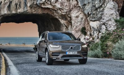 • Το Volvo XC90 στην πρώτη θέση των πωλήσεων στα μεγάλα SUV στην Ελλάδα • Ταξινόμηση 98 Volvo XC90 στην ελληνική αγορά το πρώτο εξάμηνο του έτους • Ο αριθμός αυτός αντιπροσωπεύει μερίδιο 41,5% για το XC90 στην κατηγορία του • Δύο νέες τεχνολογίες άνεσης και ασφάλειας που παρουσιάστηκαν στο νέο XC60 πλέον διαθέσιμες και στο XC90 Το Volvo XC90 συνεχίζει μία εντυπωσιακή πορεία κυριαρχίας ανάμεσα στα μεγάλα SUV, στην ελληνική αγορά. Μία πορεία κορυφαίων πωλήσεων που ξεκίνησε από το λανσάρισμά του και συνεχίζεται με αμείωτο ρυθμό και το 2017. Το πρώτο εξάμηνο της χρονιάς που διανύουμε το XC90 κατέγραψε 98 ταξινομήσεις, που του χαρίζουν μερίδιο 41,5% στην κατηγορία του – τέσσερα στα δέκα μεγάλα SUV που πωλήθηκαν στην Ελλάδα από την αρχή του έτους είναι XC90! Αξίζει να τονιστεί ότι το μερίδιο αυτό είναι υπερδιπλάσιο του μοντέλου που ακολουθεί στη δεύτερη θέση! Η κατηγορία των μεγάλων SUV είναι πολύ ιδιαίτερη, με τον ανταγωνισμό να είναι έντονος. Κορυφαίοι κατασκευαστές παρουσιάζουν πολυτελή μοντέλα με ότι πιο προηγμένο διαθέτουν τεχνολογικά καθώς οι υποψήφιοι αγοραστές είναι πολύ απαιτητικοί και δαπανούν ένα αρκετά σεβαστό ποσό για την αγορά αυτοκινήτου. Το XC90 ήδη από τις πρώτες εβδομάδες που λανσαρίστηκε βρέθηκε στην κορυφή των πωλήσεων. Το 2015, με λιγότερους από έξι μήνες παρουσίας στην ελληνική αγορά, αφού το αυτοκίνητο είχε λανσαριστεί μέσα στο καλοκαίρι, κατέκτησε την πρώτη θέση σημειώνοντας μερίδιο αγοράς διπλάσιο του δεύτερου μοντέλου. Αντίστοιχη ήταν η επιτυχία και το 2016, πρώτη πλήρης χρονιά παρουσίας του XC90 στην ελληνική αγορά. Οι συνολικά 201 ταξινομήσεις του νέου XC90 στην Ελλάδα το 2016, αντιστοίχησαν σε ποσοστό 48,3% στην κατηγορία του, ή το ακόμα πιο εντυπωσιακό 51,4%, όσον αφορά στο premium τμήμα της κατηγορίας, με μοντέλα γερμανικής ως επί το πλείστον προέλευσης! Σε κάθε περίπτωση, ούτε λίγο ούτε πολύ, ένα στα δύο μεγάλα SUV που ταξινομήθηκαν στην Ελλάδα τη χρονιά που πέρασε, ήταν Volvo XC90! To XC90 ήταν το πρώτο αυτοκίνητο της ανανεωμένης Σειράς 90 της Volvo. Το πρώτο μοντέλο που παρουσίασε η σουηδική μάρκα βασισμένο στη SPA (Scalable Product Architecture), τη Μεταβλητή Αρχιτεκτονική Προϊόντος πάνω στην οποία ακολούθησαν τους τελευταίους μήνες τα τρία υπόλοιπα μοντέλα της Σειράς 90 (S90, V90 και V90 Cross Country). Παράλληλα, πριν μερικές μέρες παρουσιάστηκε και το νέο XC60, το μεσαίο SUV της Volvo που επίσης είναι «χτισμένο» στη SPA και που κάνει προσιτά τα χαρακτηριστικά της Σειράς 90 σε ευρύτερο κοινό και σε πιο μικρό, πιο compact σχήμα. Όμως στο νέο XC60 η Volvo παρουσίασε και κάποιες νέες τεχνολογίες άνεσης και ασφάλειας, με κοινό χαρακτηριστικό την ενεργή υποβοήθηση στο σύστημα διεύθυνσης. Τα νέα συστήματα ασφάλειας έχουν σχεδιαστεί έτσι ώστε να παρέχουν αυτόματη ενεργή υποβοήθηση στο τιμόνι και δίνουν τη δυνατότητα στον οδηγό για ακόμα καλύτερο έλεγχο του αυτοκινήτου, προκειμένου να αποφύγει πιθανές επικείμενες συγκρούσεις. Πλέον, οι τεχνολογίες αυτές είναι άμεσα διαθέσιμες και στο XC90. Πιο συγκεκριμένα, το XC90 πλέον διαθέτει στο βασικό του εξοπλισμό: Το Oncoming Lane Mitigation (Σύστημα Αποφυγής Οδήγησης στο Αντίθετο Ρεύμα), το οποίο χρησιμοποιεί την ενεργή υποβοήθηση τιμονιού για να συμβάλει στην αποτροπή των μετωπικών συγκρούσεων. Το σύστημα αυτό βοηθά τους οδηγούς να αποφύγουν συγκρούσεις με αντίθετα ερχόμενα οχήματα. Το σύστημα προειδοποιεί τον οδηγό όταν αυτός κινείται ακούσια έξω από τη λωρίδα του και στο αντίθετο ρεύμα, παρέχοντάς του στη συνέχεια ενεργή υποβοήθηση στο τιμόνι, ώστε να τον οδηγήσει πίσω στη σωστή λωρίδα κυκλοφορίας και έξω από την τροχιά κάποιου αντίθετα ερχόμενου οχήματος. Το συγκεκριμένο σύστημα είναι ενεργό για ταχύτητες ανάμεσα στα 60 και τα 140 χλμ./ώρα. Την ενεργή υποβοήθηση τιμονιού όπως αυτή εφαρμόζεται και στη νέα γενιά του BLIS, του γνωστού συστήματος επιτήρησης τυφλών σημείων, με στόχο να μειωθεί το ενδεχόμενο συγκρούσεων σε περιπτώσεις αλλαγής λωρίδας. Αν ανιχνευθεί κίνδυνος από επερχόμενο άλλο όχημα πίσω από το XC90, το BLIS πλέον λειτουργεί ανακατευθύνοντας το αυτοκίνητο πίσω στη λωρίδα του. Υπενθυμίζεται ότι στο βασικό εξοπλισμό του XC90 ανήκει και το Pilot Assist, το προηγμένο σύστημα ημιαυτόνομης οδήγησης της Volvo, ενεργό σε δρόμους με σχετικά καλή σήμανση των λωρίδων κυκλοφορίας στο οδόστρωμα και για ταχύτητα μέχρι τα 130 χλμ./ ώρα. Παράλληλα με την προσθήκη των νέων τεχνολογιών, στο XC90 έχει γίνει αναβάθμιση στο λογισμικό του Sensus, με νέα διαμόρφωση της οθόνης αφής στην κεντρική κονσόλα, με καλύτερα γραφικά, περισσότερο χρώμα και βελτιωμένη λειτουργικότητα. Επίσης διαθέσιμες στο XC90 είναι νέες ταπετσαρίες καθώς και νέα χρώματα αμαξώματος, τα Maple Brown, Denim Blue και Pine Grey. Τέλος, διαθέσιμες επίσης νέες ζάντες αλουμινίου. To Volvo XC90 διατίθεται αποκλειστικά με δίλιτρους κινητήρες βενζίνης και πετρελαίου, σε διάφορα επίπεδα ισχύος που κυμαίνονται από 190 ίππους για την πετρελαιοκίνητη D4 έως 421 ίππους, για την T8 Twin Engine υβριδική έκδοση με το πρόγραμμα αναβάθμισης της Polestar. Οι προτεινόμενες τιμές λιανικής ξεκινούν από τα 69.970 €. ΣΗΜΕΙΩΣΗ ΣΥΝΤΑΚΤΗ: Οι ταξινομήσεις στα μεγάλα SUV το πρώτο εξάμηνο του 2017 στην Ελλάδα έχουν ως εξής: ΜΟΝΤΕΛΟ ΤΑΞΙΝΟΜΗΣΕΙΣ ΙΑΝΟΥΑΡΙΟΥ-ΙΟΥΝΙΟΥ 2017 ΜΕΡΙΔΙΟ ΚΑΤΗΓΟΡΙΑΣ Volvo XC90 98 41,5% BMW X5 46 19,5% Land Rover Range Rover 26 11,0% BMW X6 23 9,7% Mercedes GLΕ 21 8,9% Audi Q7 7 3,0% JEEP Grand Cherokee 4 1,7% Land Rover Discovery 3 1,3% Porsche Cayenne 2 0,8%