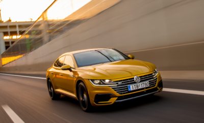 5 αστέρια για το νέο Volkswagen Arteon από τον EuroNCAP!» • Η κορυφαία διάκριση επιβεβαιώνει τα άριστα επίπεδα ασφάλειας που προσφέρει το νέο μοντέλο της Volkswagen • Euro NCAP: "Η υψηλότερη βαθμολογία έως τώρα που έχει σημειώσει μοντέλο της κατηγορίας στην προστασία των πεζών" Στις πρόσφατες δοκιμές αξιολόγησης του νέου Arteon από τον έγκριτο οργανισμό Euro NCAP η Volkswagen πέτυχε για μία ακόμη φορά άριστα αποτελέσματα σε όλες τις δοκιμασίες πρόσκρουσης. Ο ανεξάρτητος Ευρωπαϊκός οργανισμός που αξιολογεί την προστασία που παρέχουν τα νέα επιβατικά μοντέλα απέδωσε στο Arteon την υψηλότερη βαθμολογία του των 5 αστεριών. Η νέα διάκριση δεν επισφραγίζει απλά την υψηλή προστασία για τους ενήλικες και τα παιδιά που βρίσκονται σε ένα Arteon, αλλά και την αποτελεσματικότητα των συστημάτων υποβοήθησης που είναι στάνταρ καθώς και τις επιδόσεις του στον τομέα της «προστασίας πεζών» (Pedestrian protection). Σύμφωνα με τον Euro NCAP, το Arteon αναδείχθηκε ως το πολυτελές μοντέλο με την υψηλότερη επίδοση στην προστασία των πεζών, με την επιτυχία αυτή να οφείλεται σε ένα μεγάλο μέρος στο εξελιγμένο σύστημα αυτόνομης πέδησης (emergency braking) που περιλαμβάνεται στον βασικό εξοπλισμό του. Η βράβευση με 5 αστέρια από τους ειδικούς του Euro NCAP (European New Car Assessment Programme) αναδεικνύει το Arteon ως μία από τις ασφαλέστερες επιλογές στην κατηγορία του. Το προηγμένο σύνολο από ηλεκτρονικά συστήματα υποβοήθησης προσφέρει την υψηλότερη ασφάλεια για τους επιβάτες προλαμβάνοντας και αποτρέποντας περιπτώσεις σύγκρουσης, όταν παράλληλα η βέλτιστη δομή του πλαισίου συμπληρώνει μαζί με τις ζώνες ασφαλείας και τους αερόσακους ένα πληρέστατο πακέτο παθητικής ασφάλειας. Η συνολική αξιολόγηση των 5 αστέρων διαμορφώνεται κυρίως από τέσσερις δοκιμές. Στην προστασία ενηλίκων το νέο gran turismo της Volkswagen πέτυχε μία επίδοση στο 96% του μέγιστης δυνατής, όταν στην προστασία των παιδιών το ποσοστό αυτό ήταν εξίσου υψηλό αγγίζοντας το 85%. Η πολύ υψηλή επίδοση του 85% στην προστασία των πεζών οφείλεται εν μέρει στον πετυχημένο συνδυασμό και λειτουργία του στάνταρ συστήματος αυτόνομης πέδησης και στην προστασία για τους πεζούς. Στην προστασία που προσφέρουν τα συστήματα υποβοήθησης το Arteon σημείωσε μία ακόμη υψηλή επίδοση (82%), χάρη σε ένα ολοκληρωμένο σύνολο συστημάτων υποβοήθησης οδηγού που περιλαμβάνει το Front Assist και το σύστημα αυτόνομης πέδησης, το σύστημα προληπτικής προστασίας επιβατών (preCrash), την υπενθύμιση χρήσης ζώνης ασφαλείας για όλες τις θέσεις, το Adaptive cruise control και το νέας γενιάς ενεργό σύστημα διατήρησης λωρίδας κυκλοφορίας (Lane Assist). Το νέο Arteon ξεκινάει άμεσα την εμπορική του πορεία στην Ελληνική αγορά θέτοντας νέα δεδομένα στην πολυτελή κατηγορία.