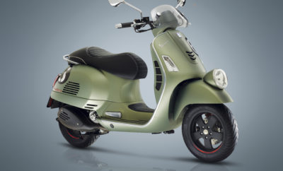 VESPA «SEI GIORNI» – ΣΤΙΣ ΡΙΖΕΣ ΤΟΥ ΜΥΘΟΥ ΜΕΣΑ ΑΠΟ ΤΗ ΘΡΥΛΙΚΗ ΙΣΤΟΡΙΑ ΤΗΣ «SEI GIORNI» ΚΑΙ ΤΟ ΝΙΚΗΦΟΡΟ ΕΠΟΣ ΤΗΣ, ΞΑΝΑΓΕΝΝΙΕΤΑΙ ΕΝΑ ΜΥΘΙΚΟ ΜΟΝΤΕΛΟ ΜΙΑ ΕΙΔΙΚΗ, ΑΡΙΘΜΗΜΕΝΗ ΕΚΔΟΣΗ ΤΗΣ ΠΙΟ ΙΣΧΥΡΗΣ ΚΑΙ ΤΕΧΝΟΛΟΓΙΚΑ ΠΡΟΗΓΜΕΝΗΣ VESPA ΠΟΥ ΕΧΕΙ ΚΥΚΛΟΦΟΡΗΣΕΙ Η τεχνολογία και ο τουριστικός χαρακτήρας, τυπικά χαρακτηριστικά της οικογένειας Vespa GTS, συναντούν την ιστορία και την πιο αυθεντική σπορ παράδοση της Vespa. Έτσι γεννήθηκε η Vespa Sei Giorni, ένα ειδικό μοντέλο που παράγεται σε αριθμημένη έκδοση και αποτελεί τον διάδοχο της αυθεντικής Vespa Sport «Sei Giorni». Πρόκειται για ένα μοντέλο που έμεινε στην ιστορία και διαμορφώθηκε ειδικά για τον απαιτητικό αγώνα Regularity «Sei Giorni Internazionale di Varese» του 1951, στον οποίο υπήρξε αδιαμφισβήτητος πρωταγωνιστής με 9 χρυσά μετάλλια. Η Vespa GTS, με κυρίαρχο χαρακτηριστικό το μεγάλο αμάξωμα, που είναι κατασκευασμένο αποκλειστικά από ατσάλι, ιδανική για κομψές μετακινήσεις στην πόλη, αλλά και πάντα έτοιμη για ταξίδια και περιπέτειες, αποτελεί την τεχνική βάση για τη νέα Vespa Sei Giorni, η οποία εξοπλίζεται με τον πιο ισχυρό κινητήρα στην ιστορία του πιο διάσημου και αγαπημένου σκούτερ στον κόσμο. Πρόκειται για έναν σύγχρονο, τεχνολογικά προηγμένο μονοκύλινδρο, 4-χρονο, 4-βάλβιδο, υγρόψυκτο κινητήρα 300 Euro 4, με σύστημα ηλεκτρονικού ψεκασμού, που μπορεί να αποδώσει ισχύ 15,6 kW (21,2 CV) στις 7.750 στροφές και μέγιστη ροπή 22 Nm σε μόλις 5.000 στροφές. Αυτές οι τιμές εξασφαλίζουν εξαιρετικά γρήγορη απόκριση επιτάχυνσης και συνολικά άριστες επιδόσεις. Μοναδικό στυλ, εμπνευσμένο από την προέλευση της Vespa Το στυλ της νέας Vespa Sei Giorni θυμίζει αναμφίβολα το κλασικό ύφος της Vespa. Χαρακτηριστικά στοιχεία αποτελούν το «faro basso», δηλ. η χαμηλή τοποθέτηση του προβολέα στο μπροστινό φτερό, καθώς και το τιμόνι που θυμίζει εκείνο της πρώτης Vespa Sei Giorni, αλλά και των υπολοίπων μοντέλων Vespa εκείνης της περιόδου, και χαρακτηρίζεται από την απλότητα του εκτεθειμένου μεταλλικού σωλήνα. Μια λύση με μεγάλη στυλιστική γοητεία και ορθολογική κατασκευή που εφαρμόζεται στο νέο μοντέλο και ενισχύεται με το κομψό κυκλικό ταμπλό οργάνων, με αναλογικό ταχύμετρο σε λευκό φόντο. Αυτό το χαρακτηριστικό παραπέμπει στο αυθεντικό στυλ Vespa, αλλά διαθέτει παράλληλα ένα υπερσύγχρονο τεχνολογικό πακέτο που παρέχει αμέτρητες πληροφορίες για τον αναβάτη. Άλλο ένα στοιχείο που ξεχωρίζει στο μπροστινό άκρο της Vespa Sei Giorni είναι το φιμέ σπορ παρμπρίζ, που προστατεύει κομψά το ταμπλό οργάνων. Η γενική αισθητική ακολουθεί το στυλ των πιο σπορ Vespa, με τη μαύρη βάση πινακίδας, δανεισμένη από την εμφάνιση των Vespa της μυθικής Squadra Corse της δεκαετίας του 1950 και ενισχύεται με total black στοιχεία – όπως οι ζάντες τροχών και το προστατευτικό κάλυμμα της εξάτμισης – και με τολμηρές κόκκινες λεπτομέρειες. Το σπορ πνεύμα της Vespa Sei Giorni τονίζεται επίσης με τη σέλα που δίνει την εντύπωση μονόσελου (ενώ στην πραγματικότητα έχει εγκριθεί και για συνεπιβάτη) και διαθέτει διπλή επένδυση και ραβδώσεις, με ηλεκτροσυγκολλημένη ραφή που κάνει αντίθεση με τη λευκή ραφή. Τέλος, στο εσωτερικό της ποδιάς, το ταμπελάκι «Special Edition» με τον σειριακό αριθμό υπενθυμίζει τη μοναδικότητα αυτού του ειδικού μοντέλου. Άνεση και ασφάλεια Η Vespa Sei Giorni υιοθετεί τις αξίες που χαρακτηρίζουν τη σειρά Vespa GTS, δηλαδή το στυλ, την άνεση και την ασφάλεια: όπως όλες οι εκδόσεις Vespa με μεγάλο αμάξωμα, έτσι και η Vespa Sei Giorni διαθέτει ευρύχωρο αποθηκευτικό χώρο κάτω από τη σέλα και μεγάλη, άνετη σέλα. Η άριστη εργονομία Vespa, ενισχύεται από την άνεση που προσφέρει το μεγάλο αμάξωμα. Η θέση οδήγησης είναι φυσική, επιτρέπει τον πλήρη έλεγχο του οχήματος και παρέχει απόλυτη άνεση ακόμα και σε μεγάλες αποστάσεις. Η θύρα USB, που περιλαμβάνεται στον βασικό εξοπλισμό, βρίσκεται στο ντουλαπάκι της ποδιάς, ενώ στα μπροστινά φλας έχουν προστεθεί φώτα LED που λειτουργούν ως φώτα πορείας ημέρας. Σε επίπεδο ασφάλειας, διατίθεται στον βασικό εξοπλισμό το σύστημα αντιμπλοκαρίσματος τροχών (ABS). Αξεσουάρ Όπως σε όλες τις εκδόσεις Vespa GTS, έτσι και στη Vespa Sei Giorni διατίθενται το παρμπρίζ, το ευρύχωρο βαλιτσάκι χωρητικότητας 42 λίτρων και η βάση του. Η μπροστινή και η πίσω σχάρα αποσκευών συγκαταλέγονται στα αξεσουάρ που ζητούνται και εκτιμώνται περισσότερο από τους πελάτες. Τονίζουν την προσωπικότητα της Vespa με ισχυρό και ξεχωριστό τρόπο και παραπέμπουν στην μακρόχρονη περιηγητική ιστορία της Vespa. Το χρωμιωμένο περιμετρικό κιτ προφυλακτήρων πίσω είναι μόνο ένα από τα χρωμιωμένα αξεσουάρ και εξασφαλίζει μέγιστη προστασία στη Vespa, ενώ παράλληλα επιδεικνύει έντονη, καλαίσθητη προσωπικότητα. Για ακόμα πιο άνετο κάθισμα, διατίθεται και σέλα με την κλασική two-up διαμόρφωση για δυο αναβάτες, με διπλή επένδυση και ραφή. Η προστασία ποδιών από θερμικό υλικό τοποθετείται εύκολα και προσφέρει άνετη οδήγηση καθ’ όλη τη διάρκεια του έτους. Τη σειρά αξεσουάρ ολοκληρώνουν τα εξής: κουκούλα οχήματος, μηχανικό αντικλεπτικό σύστημα, ηλεκτρονικό αντικλεπτικό σύστημα, αντιολισθητικό ταπέτο, τσάντα από γνήσιο δέρμα και η μονάδα GPS Tom Tom Vio σε ειδική έκδοση του Ομίλου Piaggio. Τέλος, ένα από τα πιο χαρακτηριστικά και τεχνολογικά εξελιγμένα αξεσουάρ της Vespa, είναι η Πλατφόρμα πολυμέσων της Vespa, που σας επιτρέπει να συνδέετε το smartphone σας με τη Vespa και να χρησιμοποιείτε τον εξαιρετικά προηγμένο υπολογιστή πολλαπλών λειτουργιών του οχήματός σας, με δυνατότητα ταυτόχρονης προβολής πληροφοριών που περιλαμβάνουν το ταχύμετρο, το στροφόμετρο, καθώς και τη στιγμιαία ισχύ και ροπή του κινητήρα, την επιτάχυνση, τη στιγμιαία και τη μέση κατανάλωση καυσίμου, τη μέση ταχύτητα και την τάση της μπαταρίας, πληροφορίες για τη διαδρομή και πολλά ακόμα. Εκτός από τα αξεσουάρ οχήματος, διατίθενται και ρούχα που έχουν σχεδιαστεί αποκλειστικά για αυτή την επιβλητική Vespa περιορισμένης έκδοσης, όπως το κράνος jet με γείσο, στο ίδιο στυλ και χρώμα με το όχημα και ενισχυμένο με τα λογότυπα «Sei Giorni», φινίρισμα με δερματίνη και αντιαλλεργική εσωτερική επένδυση. Μαζί με το μπλουζάκι, το καπέλο και τη βαμβακερή τσάντα, αυτά τα αξεσουάρ συνοδεύουν τον αναβάτη της Vespa σε κάθε ταξίδι με το αδιαμφισβήτητο στυλ της «Sei Giorni». Vespa Sei Giorni: η αφετηρία ενός μύθου Το 1951, η Piaggio Squadra Corse άφησε άφωνο τον αγωνιστικό κόσμο, θριαμβεύοντας απέναντι σε πραγματικές off rad μοτοσικλέτες σε έναν από τους πιο σκληρούς και υψηλού κύρους αγώνες. Στη μεταπολεμική περίοδο, οι αγώνες Regularity βρέθηκαν στο απόγειο της δόξας τους: επρόκειτο για απαιτητικές δοκιμασίες σε δύσκολες διαδρομές εκατοντάδων χιλιομέτρων. Ήταν μια εξαιρετική δοκιμασία τόσο για τον αναβάτη όσο και για τα οχήματα. Ο αγώνας με το υψηλότερο κύρος ήταν ο «Sei Giorni Internazionale», ο οποίος στην 26η διοργάνωσή του πραγματοποιήθηκε στο Βαρέζε. Η υποδοχή του κόσμου στις δέκα Vespa στην αφετηρία της κούρσας ήταν κατά βάση επιφυλακτική: τι έλπιζαν να πετύχουν ενάντια σε αληθινές μοτοσικλέτες που έχουν σχεδιαστεί ειδικά για αυτούς τους αγώνες; Όμως η Vespa κυριάρχησε με τη έκδοση Sport του μοντέλου που είχε σχεδιαστεί ειδικά για εκείνο τον αγώνα και κατόρθωσε να κερδίσει 9 χρυσά ατομικά μετάλλια. Ήταν μια θριαμβευτική κυριαρχία που επιτεύχθηκε σε αδιάβατες διαδρομές ανώμαλου δρόμου και με μια αμιγή δοκιμασία ταχύτητας στην πίστα της Μόντσα που χάρισε στην Piaggio και το Χρυσό Μετάλλιο των Κατασκευαστών, καθώς ήταν η μοναδική ιταλική ομάδα που κατάφερε να κερδίσει. Η Vespa «Sei Giorni», που γεννήθηκε και πήρε το όνομά της από εκείνη τη νίκη, είχε πολλές αισθητικές ομοιότητες με το μοντέλο παραγωγής, ενώ οι βασικές διαφορές της ήταν το μεγαλύτερο ρεζερβουάρ καυσίμων, η πιο αεροδυναμική ποδιά και το μεγαλύτερο δεξιό πλευρικό κάλυμμα που φιλοξενούσε το καρμπιρατέρ στον κύλινδρο. Το συγκεκριμένο μοντέλο Sei Giorni αποτελεί αναμφισβήτητα ένα από τα πιο θρυλικά στην ιστορία της Vespa: πλέον είναι περιζήτητο για τους συλλέκτες και είναι μία από τις πιο πολύτιμες Vespa στον κόσμο, δεδομένου ότι ήταν μια περιορισμένη έκδοση περίπου 300 τεμαχίων, που προοριζόταν προφανώς για τους αγώνες Regularity. Τιμή Η Vespa Sei Giorni διατίθεται στα σημεία πώλησης Vespa, στην τιμή των 5.660 €