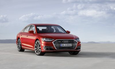 Νέο Audi A8: Νέα γλώσσα σχεδίασης – Πρωτοποριακή τεχνολογία χειρισμού αφής - Κορυφαία ποιότητα κατασκευής» Το νέο Audi A8 σηματοδοτεί μια νέα εποχή σχεδίασης συνολικά για τη μάρκα. Το μπροστινό μέρος με τις κάθετες εντυπωσιακές γρίλιες Singleframe και το μυώδες σχήμα του αμαξώματος, τονίζουν τη σπορ κομψότητα, την τεχνολογική υπεροχή και την κορυφαία ποιότητα κατασκευής. Το Audi Α8 ξεχωρίζει τόσο την ημέρα όσο και τη νύχτα, μέσω των πολύ εντυπωσιακών προβολέων HD Matrix LED με φωτισμό Audi λέιζερ και τη φωτεινή λωρίδα LED σε συνδυασμό με τα πίσω φώτα τεχνολογίας OLED. Αυτά παράγουν μοναδικά φωτεινά κινούμενα μοτίβα καθώς ο οδηγός πλησιάζει ή απομακρύνεται από το αυτοκίνητο. Η ελευθερία είναι το καθοριστικό χαρακτηριστικό της νέας ιδιαίτερης σχεδίασης, κάνοντας το Α8 να μοιάζει με ένα πολυτελές, ευρύχωρο lounge προσφέροντας στους επιβάτες μέχρι και σύστημα για να κάνουν μασάζ στα πέλματα των ποδιών τους. Το εσωτερικό του πολυτελούς sedan υιοθετεί μια minimal σχεδίαση – εσωτερική αρχιτεκτονική και με αυστηρά οριζόντιο προσανατολισμό.. Η Audi μεταφέρει τα υψηλά πρότυπα ποιότητας στην ψηφιακή εποχή με έναν ριζικά νέο τρόπο χειρισμού απομακρύνοντας τελείως το οικείο περιστροφικό κουμπί και το touchpad του προηγούμενου μοντέλου ενσωματώνοντας όλες τις λειτουργίες που υπάρχουν στον πίνακα οργάνων χωρίς κουμπιά και διακόπτες. Ο οδηγός ελέγχει το σύστημα Infotainment με το άγγιγμα του δακτύλου στη μεγάλη οθόνη ενώ μπορεί επίσης να χρησιμοποιήσει μια δεύτερη οθόνη αφής στην κεντρική κονσόλα για να έχει πρόσβαση στις λειτουργίες κλιματισμού και άνεσης. Ο συνδυασμός της ακουστικής και απτής ανάδρασης μαζί με τη χρήση κοινών χειρονομιών αφής καθιστούν τη νέα λειτουργία MMI touch ιδιαίτερα ασφαλή, διαισθητική και γρήγορη στη χρήση.