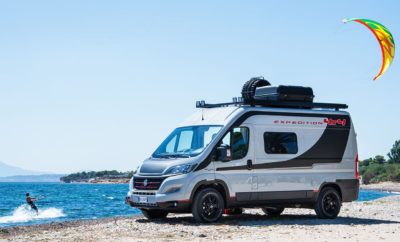 Η Fiat Professional παρουσιάζει το Ducato 4x4, μια ακόμα σημαντική προσθήκη στη μεγάλη γκάμα του Ducato που κατέχει ηγετική θέση στα οχήματα αναψυχής. Στη φετινή έκθεση τα φώτα στρέφονται και στο εκθεσιακό Talento Camper, αλλά και στο Fullback. Η σημαντικότερη εκδήλωση στον κόσμο για το τροχόσπιτο και τον κατασκηνωτικό τουρισμό, η Έκθεση Caravan Salon 2017, φιλοξενείται στη γερμανική πόλη Düsseldorf, από τις 26 Αυγούστου έως τις 3 Σεπτεμβρίου. Για μια ακόμα χρονιά, η Fiat Professional δηλώνει «παρών» σε αυτή την υψηλού κύρους έκθεση, με κύριο πρωταγωνιστή το best-seller Ducato, έναν αδιαμφησβήτητο ηγέτη στις ευρωπαϊκές αγορές, που διαθέτει την ιδανική βάση αυτοκινούμενου για τους λάτρεις της κατασκήνωσης. Στην εκδήλωση κάνει επίσημη πρεμιέρα το νέο Ducato 4x4, ενώ στο περίπτερο της Fiat Professional κάνει την πρώτη του εμφάνιση το εκθεσιακό αυτοκίνητο Ducato 4x4 Expedition 2017, βασισμένο στην τετρακίνητη έκδοση του best seller, που ανοίγει νέους ορίζοντες για πιο δραστήριες διακοπές. Όλο και περισσότεροι λάτρεις του είδους θεωρούν ότι τα οχήματα αναψυχής δεν είναι απλώς μια πρακτική λύση για τις διακοπές τους, αλλά ο τρόπος έκφρασης του προσωπικού lifestyle. Το Fiat Ducato 4x4 Expedition 2017 έχει δημιουργηθεί για τους πελάτες που έχουν ένα ιδιαίτερο lifestyle, αγαπούν την περιπέτεια, και ταυτόχρονα επιθυμούν ένα ολοκληρωμένο πακέτο προηγμένων τεχνολογικά χαρακτηριστικών. Το εκθεσιακό αυτοκίνητο Ducato 4x4 Expedition 2017 είναι ένα τετρακίνητο, παντός εδάφους όχημα που προσφέρει περισσότερες δυνατότητες σε όσους επιλέγουν ένα ταξίδι με τροχόσπιτο. Η μόνιμη τετρακίνηση διαθέτει δύο σώματα μεταφοράς και ένα κεντρικό διαφορικό συνεκτικού συμπλέκτη. Ο συγκεκριμένος μηχανισμός εξασφαλίζει τη σωστή μεταφορά της ροπής ανάμεσα στους εμπρός και πίσω τροχούς, βελτιστοποιώντας την πρόσφυση σε διάφορες συνθήκες. Η διάταξη είναι τέτοια ώστε να καταλαμβάνει όσο το δυνατόν λιγότερο χώρο για να μην υπάρχουν περιορισμοί ως προς τον μεταφερόμενο εξοπλισμό. Άλλωστε, αυτό αποτελεί και ένα από τα σημαντικότερα προτερήματα του Ducato. Το νέο σύστημα 4x4 παράλληλα συνεργάζεται άμεσα με τα συστήματα ασφαλείας του Ducato, και κυρίως με το ESC. Έτσι, το Ducato 4x4 παρουσιάζει άψογο κράτημα, ακόμα και όταν είναι πλήρως φορτωμένο, όπως συμβαίνει συχνά με αυτού του είδους τα οχήματα. Από τη στιγμή της γέννησής του το 1981, το Ducato θεωρείται το ιδανικό όχημα για τους ταξιδιώτες που επιθυμούν την άμεση επαφή με τη φύση και την επιλογή χώρου παραμονής τους. Πριν από 36 χρόνια το Ducato έφερε την επανάσταση στην αγορά των μεγάλων επαγγελματικών οχημάτων χάρη στην εμπρός κίνηση, τους ισχυρούς κινητήρες και τον μεγάλο χώρο φόρτωσης. Μια επανάσταση η οποία συνεχίζεται μέσα από την παρουσίαση διαφόρων νέων εκδόσεων, όπως το νέο Ducato 4x4. Η νέα σειρά 4x4 επεκτείνεται σε όλες τις εκδόσεις Ducato (van & truck που διατίθενται σε 4X2 εκδόσεις) και εκφράζει απόλυτα την ικανότητα της Fiat Professional να αντιλαμβάνεται, να προβλέπει και να ικανοποιεί τις νέες ανάγκες στην αγορά, χάρη στην τεχνογνωσία που έχει αποκτήσει στην κατηγορία, κατά τη διάρκεια ενός και πλέον αιώνα ιστορίας. Για πολλά χρόνια, τα χαρακτηριστικά του Ducato είναι κορυφαία για τους ιδιοκτήτες αυτοκινούμενων: ένα τετράγωνο, σε σχήμα κουτιού πίσω τμήμα, το κάθε εκατοστό του οποίου μπορεί να αξιοποιηθεί με έξυπνο τρόπο για να κάνει όλο τον χώρο διαθέσιμο για διακοπές. Το Fiat Ducato διαθέτει ένα εξαιρετικό κύκλο στροφής για να διευκολύνει τους επιτόπιους ή μη ελιγμούς. Ένα δυνατό σημείο του μοντέλου είναι η απαράμιλλη άνεσή του: ασφαλής, ευχάριστη οδήγηση, άνετα καθίσματα στο στιλ “Captain Chair” με ενσωματωμένα προσκέφαλα, ρυθμιζόμενο υδραυλικό τιμόνι. Τέλος, υπάρχουν πολλές εφαρμογές ενεργητικής και παθητικής ασφάλειας, οι οποίες επιτρέπουν ένα ήρεμο και ασφαλές ταξίδι. Επιπλέον οι κινητήρες και τα συστήματα μετάδοσης του Ducato έχουν αναπτυχθεί με βάση τις ιδιαιτερότητες των camper vans. Όλοι οι κινητήρες είναι κορυφαίοι στην κατηγορία και ξεχωρίζουν για την υψηλή απόδοση - υψηλή ροπή στις χαμηλές στροφές, ένα σημαντικό στοιχείο για τους οδηγούς των camper van - και ταυτόχρονα για χαμηλή κατανάλωση καυσίμου. Στην έκθεση Caravan Salon 2017 στο Düsseldorf η Fiat Professional παρουσιάζει και ένα εκθεσιακό αυτοκίνητο βασισμένο στο Talento, μια εξαιρετική εναλλακτική επιλογή για όσους αναζητούν ένα πιο συμπαγές και ευέλικτο camper van. Η παρουσία της Fiat Professional στην έκθεση ολοκληρώνεται με το Fullback Cross pickup, ένα ιδανικό όχημα για extreme εξορμήσεις χάρη στη μετάδοση της κίνησης στους τέσσερις τροχούς και την άνετη 5-θέσια καμπίνα.