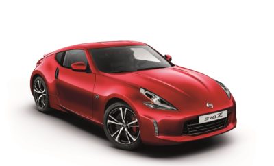 Αέρας ανανέωσης για το Nissan 370Z MY18. Η Nissan ανοίγει ένα νέο κεφάλαιο στο success story των σπορ μοντέλων της, με την άφιξη του αναβαθμισμένου 370Z MY18. Οι βελτιώσεις στο εν λόγω μοντέλο, φέρνουν ένα νέο σύγχρονο φινίρισμα στο κλασικό σχεδιασμό του coupe. Οι αναβαθμίσεις περιλαμβάνουν λαβές μαύρου χρώματος στις πόρτες, καθώς και ένα μαύρου χρώματος διακοσμητικό στον πίσω προφυλακτήρα. Οι σκουρόχρωμοι προβολείς εμπρός, όπως και τα αντίστοιχα πίσω φώτα που μέχρι τώρα ήταν διαθέσιμα μόνο στην έκδοση NISMO, είναι πλέον στάνταρ στο αναβαθμισμένο μοντέλο. Το νέο μοντέλο διατίθεται με ξεχωριστού σχεδιασμού ζάντες αλουμινίου 19 ιντσών, καθώς και με ένα εντυπωσιακό, νέο, κόκκινο μεταλλικό χρώμα. Ένας νέος συμπλέκτης υψηλής απόδοσης είναι στάνταρ στις εκδόσεις με χειροκίνητο κιβώτιο του 370Z MY18, προϊόν συνεργασίας της Nissan με την κορυφαία φίρμα EXEDY®. Αγγίζοντας την τελειότητα, ο νέος συμπλέκτης βελτιστοποιεί την απόδοση του πεντάλ αλλαγής ταχυτήτων, προσφέροντας ακόμη μεγαλύτερη ακρίβεια και άνεση στις αλλαγές. Παράλληλα, το σύστημα ψυχαγωγίας NissanConnect Premium, με οθόνη αφής επτά ιντσών, δορυφορική πλοήγηση, συσκευή αναπαραγωγής DVD και κάμερα οπίσθιας προβολής, διατίθεται προαιρετικά στο αναβαθμισμένο μοντέλο. Το 370Z MY18 διατηρεί όλα τα χαρακτηριστικά που το χαρακτηρίζουν ως ένα από τα πιο επιθυμητά σπορ αυτοκίνητα επιδόσεων. Η ισχύς προέρχεται από έναν κινητήρα V6 3,7 λίτρων με 328 PS, που μεταφέρεται στους πίσω τροχούς μέσω ενός εξατάχυτου χειροκίνητου ή ενός επτατάχυτου αυτόματου κιβωτίου ταχυτήτων. Οι εκδόσεις roadster 370Z και 370Z NISMO συνεχίζουν να διατίθενται από τη Nissan, χωρίς τις αναβαθμίσεις του MY18. Η βέλτιστη κατανομή βάρους και η σωστά ρυθμισμένη ανάρτηση προσφέρουν εξαιρετική ποιότητα οδήγησης και δυναμικό χειρισμό στους ενθουσιώδεις οδηγούς. Το 370Z παραμένει το μοναδικό αυτοκίνητο της κατηγορίας του με Syncro Rev Control, το πρώτο σύστημα στον κόσμο που αυξάνει στιγμιαία το γκάζι στα κατεβάσματα των ταχυτήτων, επιτυγχάνοντας απόλυτα ομαλές αλλαγές . Η ιστορία επιτυχίας του Z μοντέλου της Nissan ξεκίνησε το 1969 - σχεδόν 50 χρόνια πριν - με την κυκλοφορία του Fairlady Z / Datsun 240Z. Με πέντε διαδοχικές γενιές, το μοντέλο έχει παραμείνει πιστό στο πνεύμα της υψηλής απόδοσης και του διαχρονικού σχεδιασμού. Στο κλασικό εσωτερικό ενός Z μοντέλου, κυριαρχεί ένα απλό τριάκτινο τιμόνι, σε συνδυασμό με τρεις κυκλικούς μετρητές ενδείξεων. Ο Ryan Gains, επικεφαλής μάρκετινγκ, στην κατηγορία C και Sport μοντέλων της Nissan Europe, δήλωσε: "Για σχεδόν μισό αιώνα, η σειρά Z της Nissan έχει δημιουργήσει μια σχολή για τους λάτρεις των σπορ αυτοκινήτων, που χαρακτηρίζονται από το πάθος για την απόδοση κα την ποιότητα. Το Nissan 370Z MY18 παραμένει πιστό σε αυτή την κληρονομιά, μεταφέροντας τη δυναμική οδήγηση και τον κλασσικό σχεδιασμό σε νέα επίπεδα."