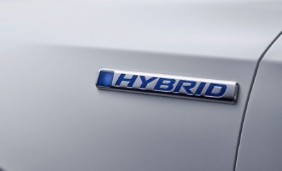 Έκθεση Αυτοκινήτου της Φρανκφούρτης 2017: Το Ηλεκτρικό Όραμα της Honda πλησιάζει περισσότερο στην πραγματικότητα • Η Honda θα αποκαλύψει τα επόμενα βήματα στο δρόμο για το Ηλεκτρικό της Όραμα στην Έκθεση Αυτοκινήτου της Φρανκφούρτης 2017 • Παγκόσμια πρεμιέρα του Honda Urban EV Concept – του πρώτου EV της Honda για την Ευρώπη • Το CR-V Hybrid Prototype δίνει μία πρώτη γεύση από την Ευρωπαϊκή έκδοση του δημοφιλούς SUV • Πρώτη εικόνα από το ανανεωμένο Jazz supermini με φρέσκο εξωτερικό στυλ και εξοπλισμό εσωτερικού • Ντεμπούτο του diesel Honda Civic hatchback Με την ευκαιρία της Έκθεσης Αυτοκινήτου της Φρανκφούρτης 2017, η Honda θα αποκαλύψει τα επόμενα βήματά της στο πλαίσιο εξηλεκτρισμού της Ευρωπαϊκής γκάμας της. Φέτος, στη Φρανκφούρτη, στο επίκεντρο της μάρκας βρίσκεται η παγκόσμια πρεμιέρα του Honda Urban EV Concept, που δίνει την κατεύθυνση για ένα μελλοντικό μοντέλο παραγωγής. Επιπλέον, το CR-V Hybrid Prototype προσφέρει μία πρώτη γεύση από την Ευρωπαϊκή έκδοση του νέου CR-V SUV. Στο περίπτερο της Honda το παρών θα δώσει και το ανανεωμένο εμφανισιακά Jazz supermini όπως και η νέα έκδοση diesel της δέκατης γενιάς Civic.