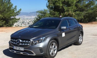 Η Mercedes-Benz Ελλάς Α.Ε.Ε. μοναδική εταιρεία αυτοκινήτων στo “Top 20” της μεγαλύτερης έρευνας εταιρικής φήμης «Most Admired Companies 2017» του περιοδικού Fortune στην Ελλάδα. Συγκέντρωσε τις περισσότερες ψήφους στον κλάδο της (Εμπόριο) όπου κατατάχθηκε πρώτη, ενώ βρέθηκε στην 16η θέση των πιο αξιοθαύμαστων επιχειρήσεων ανεξαρτήτως κλάδου. Για τρίτη συνεχή χρονιά στην Ελλάδα, και δεύτερη από τις απαρχές του θεσμού στη χώρα μας, η Mercedes-Benz Ελλάς Α.Ε.Ε. καταλαμβάνει τη 16η θέση της λίστας εταιρικής φήμης «Most Admired Companies», δηλαδή των πιο αξιοθαύμαστων εταιριών. Η λίστα καταρτίζεται από το περιοδικό Fortune σε συνεργασία με τη διεθνή εταιρεία παροχής ελεγκτικών, φορολογικών και συμβουλευτικών υπηρεσιών KPMG. Η κατάκτηση της 16ης θέσης όμως δεν είναι η μόνη διάκριση της Mercedes-Benz Ελλάς στη φετινή κατάταξη: εκτός του ότι είναι η μοναδική εταιρεία από τον κλάδο του αυτοκινήτου στο “Top 20”, κατέκτησε την πρώτη θέση στον κλάδο «Εμπόριο», γεγονός που την καθιστά ένα από τα «αστέρια της λίστας»! Περισσότερα από 1.600 ανώτερα και ανώτατα στελέχη από 270 εταιρείες της Ελλάδας με κύκλο εργασιών άνω των 50 εκατ. ευρώ από όλους τους κλάδους της οικονομίας, αξιολόγησαν, ψήφισαν και ανέδειξαν τις εταιρείες που κατέλαβαν τις 20 πρώτες θέσεις για το 2017. Η κατάρτιση της λίστας διαμορφώνεται με γνώμονα ποσοτικά και ποιοτικά κριτήρια , που καθιέρωσε η αμερικανική έκδοση του Fortune, και αφορούν μεταξύ άλλων την Καινοτομία, τη Διαχείριση Ανθρώπινου Δυναμικού, την Εταιρική Κοινωνική Ευθύνη, την Ποιότητα της Διοικητικής Ομάδας, την Ποιότητα Προσφερόμενων Προϊόντων ή Υπηρεσιών κ.α. Ιδιαίτερο ενδιαφέρον παρουσιάζει το γεγονός ότι το κριτήριο αξιολόγησης που φαίνεται να ελκύει τις περισσότερες ψήφους σε όλους σχεδόν τους κλάδους είναι η ποιότητα προσφερόμενων προϊόντων και υπηρεσιών, ενώ δεύτερο κριτήριο είναι η καινοτομία. Με τα παραπάνω δεδομένα, η κατάκτηση της 16ης θέσης στη γενική κατάταξη των εταιριών και η 1η στον τομέα του εμπορίου χαροποιεί ιδιαίτερα τη Mercedes-Benz Ελλάς και τη γεμίζει με περηφάνεια, διότι οι προσπάθειες των περίπου 200 υπαλλήλων της ανταμείβονται με τον καλύτερο τρόπο. Όχι μόνο εξαιτίας των επιδόσεών της στο στίβο των πωλήσεων, μέσα σε ένα γενικότερα δύσκολο επιχειρηματικό περιβάλλον, αλλά και της εκτίμησης που χαίρει ανάμεσα στα στελέχη, τα οποία την τίμησαν με την αυθόρμητη ψήφο τους. Φυσικά, τη γεμίζει με αίσθημα ευθύνης καθώς η προτεραιότητά της είναι εκτός από κορυφαία προϊόντα και εξαιρετικές υπηρεσίες να προσφέρει στον Άνθρωπο και την Κοινωνία στην οποία επιχειρεί με όποιον τρόπο μπορεί, συμβάλλοντας ουσιαστικά στην κοινή προσπάθεια για έναν καλύτερο κόσμο.