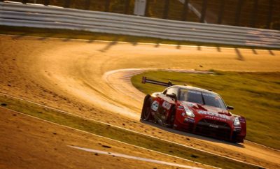 Η Nissan στην κορυφή του Super GT στην πίστα Suzuka. Χάρη στις δυνατές επιδόσεις των Ronnie Quintarelli και Tsugio Matsuda στο τιμόνι του Νο 23 Nissan GT-R NISMO GT500, η Nissan έφτασε στην κορυφή της βαθμολογίας του Super GT, με το πέρας του αγώνα την περασμένη Κυριακή στην πίστα της Suzuka. Αξίζει να σημειωθεί ότι ο αγώνας των 1000 χιλιομέτρων που πραγματοποιήθηκε στο πλαίσιο του πρωταθλήματος Super GT ήταν ο τελευταίος, καθώς το επόμενο έτος θα διεξαχθεί για πρώτη φορά ένας αγώνας 10 ωρών, με αυτοκίνητα προδιαγραφών GT3 / GT300. Πριν από το Σαββατοκύριακο, οι Quintarelli και Matsuda ήταν μόνο τρεις βαθμούς μακριά από την κατάκτηση του πρωταθλήματος και φορτωμένοι με επιπλέον βάρος 82 κιλών (48 κιλά πραγματικό έρμα + περιοριστής καυσίμου δεύτερης βαθμίδας). Στην προκαταρτική φάση, ο Quintarelli βρέθηκε στην 12η θέση. Ωστόσο, στην πράσινη σημαία, ο Ιταλός κέρδισε μία θέση στον ανοιχτό γύρο και σταδιακά κατάφερε να βρεθεί στο top 10. Με το αποτέλεσμα στην Suzuka, οι Quintarelli και Matsuda προηγούνται με 11 βαθμούς στο πρωτάθλημα, με μόνο δύο γύρους να απομένουν. Τώρα τα βλέμματα όλων είναι στραμμένα στον επόμενο γύρο του πρωταθλήματος που θα διεξαχθεί στην Ταϊλάνδη, στις 8 Οκτωβρίου.