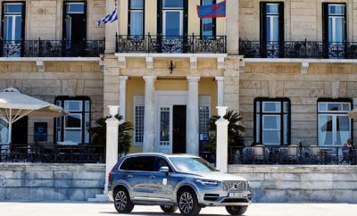 Συνεργασία Volvo Car Hellas και Poseidonion Grand Hotel Η Volvo και το ιστορικό ξενοδοχείο Poseidonion Grand Hotel στο νησί των Σπετσών, συναντιούνται τη φετινή σεζόν σε μία συνεργασία που συνδέει αρμονικά τις αξίες που αντιπροσωπεύουν τα δύο brand names. Το Poseidonion Grand Hotel με παρουσία 100 και πλέον ετών στην ελληνική φιλοξενία, φέρει μαζί του αρχές που διατηρούνται στο πέρασμα των χρόνων, οι οποίες όχι μόνο δεν αλλοιώνονται, αλλά εξελίσσονται και εναρμονίζονται με την κάθε εποχή. Η Volvo, εστιάζοντας στον άνθρωπο και τις ανάγκες του από την πρώτη μέρα ίδρυσής της, το 1927, αφού κατέκτησε δικαιωματικά στη συνείδηση του κοινού την πρώτη θέση στην ασφάλεια μέσα από σειρά εφευρέσεων και καινοτομιών, τα τελευταία χρόνια εκφράζει τη μοντέρνα πολυτέλεια, με σημαία τη σουηδική καταγωγή, το σκανδιναβικό design και την τεχνολογική πρωτοπορία. Οι κοινές ανθρωποκεντρικές αξίες είναι αυτές που έφεραν τα δύο κορυφαία brands πιο κοντά, σε μία μοναδική συνεργασία. Αυτό το καλοκαίρι Poseidonion Grand Hotel και Volvo ένωσαν τις δυνάμεις τους, ανεβάζοντας τον πήχη στην εμπειρία του επισκέπτη. Η μοναδικότητα που χαρακτηρίζει τις προσφερόμενες υπηρεσίες, είτε έχει να κάνει με την εξατομικευμένη εξυπηρέτηση και τους ανθρώπους στο χώρο της φιλοξενίας, είτε με τον σεβασμό προς τον άνθρωπο, τις ανάγκες του και πάνω απ’ όλα την ασφάλειά του στο χώρο της αυτοκινητοβιομηχανίας, είναι αυτή που χαρακτηρίζει το κοινό όραμα. Από την αρχή της σεζόν, οι επισκέπτες του ξενοδοχείου απολαμβάνουν το αποτέλεσμα αυτής της συνεργασίας, μια συνεργασία που υμνεί την αισθητική, την ποιότητα, την φροντίδα και την προσοχή σε κάθε λεπτομέρεια, με σκοπό την αποκορύφωση της εμπειρίας φιλοξενίας που προσφέρει το ιστορικό ξενοδοχείο των Σπετσών στους καλεσμένους του. Ένα Volvo XC90 χρησιμοποιείται από το Poseidonion Grand Hotel για να προσφέρει στους επισκέπτες μία επιπλέον premium εμπειρία κατά τη διαμονή τους, ενώ ένα VIP test-drive με μοντέλο της Volvo είναι στη διάθεσή τους μετά το τέλος αυτής. ΣΗΜΕΙΩΣΗ ΣΥΝΤΑΚΤΗ Το Poseidonion Grand Hotel αποτελεί ορόσημο για περισσότερο από έναν αιώνα στο νησί των Σπετσών. Με τα ιδιαίτερα αρχιτεκτονικά του στοιχεία και την αριστοκρατική του αύρα, θυμίζοντας ξενοδοχεία της Γαλλικής Ριβιέρας, το Ποσειδώνιο από τη γέννησή του αποτέλεσε κέντρο του κοσμοπολιτισμού έχοντας φιλοξενήσει όλα αυτά τα χρόνια την κορυφαία ελίτ του επιχειρηματικού, ακαδημαϊκού και διπλωματικού κόσμου. Μετά την απαιτητική αλλά άκρως επιτυχημένη αναγέννηση του Ποσειδωνίου που ολοκληρώθηκε το 2009, το ξενοδοχείο παραμένει ένα επιβλητικό αρχιτεκτόνημα το οποίο προκαλεί δέος στον επισκέπτη. Εκτός από τις κορυφαίες υπηρεσίες φιλοξενίας, το Poseidonion Grand Hotel, όντας στην καρδιά της κοινωνικής ζωής του νησιού, εξακολουθεί να διαδραματίζει πρωταγωνιστικό ρόλο στις μεγάλες πολιτιστικές και αθλητικές εκδηλώσεις που λαμβάνουν χώρα στις Σπέτσες. Το Poseidonion Grand Hotel με το υψηλό επίπεδο της γαστρονομίας, τις πρώτης τάξεως υπηρεσίες ομορφιάς και ευεξίας, καθώς και τη διοργάνωση επιτυχημένων συνεδρίων και ονειρικών γάμων, μετατρέπεται στον απόλυτο προορισμό.