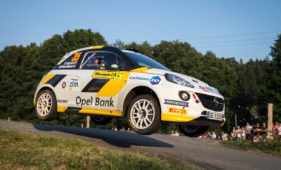 Νίκη της Opel με τον Aleks Zawada στο Barum Czech Rally Zlín Ατυχίες για τους εργοστασιακούς οδηγούς της Opel Chris Ingram και Jari Huttunen Πλασματική η κατάταξη στο ERC Junior λόγω του κανονισμού που επιτρέπει την απόρριψη αποτελεσμάτων Το Opel Rallye Junior Team δέχτηκε την πρώτη του ήττα στο Barum Czech Rally Zlín εδώ και πάνω από ένα χρόνο που συμμετέχει στο Πρωτάθλημα FIA ERC Junior U27. Λόγω των προβλημάτων που αντιμετώπισαν στο γεμάτο στροφές ασφάλτινο ράλι της Τσεχίας οι μέχρι πρότινος επικεφαλής της βαθμολογίας εργοστασιακοί οδηγοί της Opel, Chris Ingram (23 ετών από το Μάντσεστερ της Αγγλίας) και Jari Huttunen (23 ετών από το Kiuruvesi της Φινλανδίας), ένας τρίτος οδηγός με Opel, ο Πολωνός Alex Zawada στο τιμόνι ενός πελατειακού ADAM R2, προηγείται πλέον στη βαθμολογία του FIA ERC Junior U27 μετά την ολοκλήρωση του τέταρτου από τους έξι αγώνες της σεζόν. Ωστόσο, η κατάταξη είναι πλασματική. Με δεδομένο ότι μόνο τέσσερα αποτελέσματα θα μετρήσουν για τον τίτλο, οι οδηγοί που συμμετέχουν σε όλους τους αγώνες της περιόδου, έχουν τη δυνατότητα να απορρίψουν δύο αγώνες από την τελική βαθμολογία τους. Οι Ingram και Huttunen ελπίζουν ότι το αποτέλεσμα στο Barum θα είναι ένα από τα δύο αποτελέσματα προς απόρριψη. Ο Βρετανός έχασε τεσσεράμισι λεπτά στην πρώτη κιόλας ειδική διαδρομή την Παρασκευή το βράδυ με ένα σπασμένο ψαλίδι στο ADAM R2, ενώ ένα σκασμένο ελαστικό του κόστισε άλλα δυόμισι λεπτά την επόμενη ημέρα. Έτσι, ενώ ο Ingram και ο συνοδηγός του Elliott Edmondson έφτασαν με άδεια χέρια στον τερματισμό του πρώτου σκέλους, τα έδωσαν όλα την τελευταία ημέρα και κέρδισαν το δεύτερο σκέλος αποκομίζοντας επτά βαθμούς. Όμως αυτό τους χάρισε μόνο την έβδομη θέση στη γενική κατάταξη του FIA ERC Junior U27. «Αυτό είναι χαρακτηριστικό των ράλι», είπε ο Ευρωπαίος Πρωταθλητής του ERC3 Chris Ingram. «Και δεν έχει γίνει κάτι σοβαρό μέχρι τώρα. Έχουμε ήδη κατακτήσει δύο νίκες μέσα στη σεζόν, κάτι που σημαίνει ότι όλα είναι στο χέρι μας στους τελευταίους δύο αγώνες στην Ιταλία και τη Λετονία». Ο Φινλανδός συνάδελφος του Ingram στο ADAC Opel Rallye Junior Team είχε ακόμη μεγαλύτερη ατυχία. Ο Jari Huttunen και ο συνοδηγός του Antti Linnaketo έδιναν μάχη για την πρώτη θέση με τους Πολωνούς Zawada/Dachowski όταν το εργοστασιακό τους ADAM R2 έφυγε από το δρόμο και προσγειώθηκε σε ένα βαθύ χαντάκι στην τέταρτη ειδική διαδρομή. Μετά τους υποχρεωτικούς ελέγχους στον κλωβό ασφαλείας και στο πλαίσιο, οι τεχνικοί έφοροι της FIA συνέστησαν τη μη συμμετοχή του πληρώματος την Κυριακή. «Φυσικά σεβαστήκαμε τη σύσταση, παρότι φυσικά θέλαμε να μείνουμε στον αγώνα. Όμως η ασφάλεια είναι πάντα πρώτη προτεραιότητα», είπε ο Jörg Schrott, Διευθυντής της Opel Motorsport. Ο Huttenen σχολίασε αντικειμενικά το συμβάν επίσης. «Είμασταν ένα κλικ πιο γρήγοροι, όμως όταν κινείσαι στο απόλυτο όριο, αυτό το κλικ είναι αρκετό. Το πιο σημαντικό είναι ότι δεν πάθαμε τίποτα, χάρη στην εξαιρετική σχεδίαση ασφαλείας του ADAM R2, ειδικά επειδή το ατύχημα ήταν πραγματικά ακίνδυνο. Και παρότι οι μηδέν βαθμοί στον αγώνα δεν βελτιώνουν τις πιθανότητές μας για τον τίτλο, αυτές παραμένουν αναλλοίωτες. Έχουμε στη διάθεσή μας δύο ευκαιρίες να διορθώσουμε την ατυχία». Η Tamara Molinaro (19 ετών από το Moltrasio) και ο νέος της συνοδηγός Giovanni Bernacchini τερμάτισαν τον αγώνα στην όγδοη θέση. «Αυτό ήταν πιθανόν το πιο δύσκολο ράλι που έκανα ποτέ», παραδέχτηκε η νεαρή Ιταλίδα. «Οι δρόμοι εδώ ήταν απίστευτα στενοί, γεμάτοι ανωμαλίες, σκονισμένοι αλλά τόσο γρήγοροι. Μετά είχαμε προβλήματα με το σύστημα διεύθυνσης την Κυριακή. Είμαι ευτυχής που φέραμε το ADAM R2 στον τερματισμό και παραμείναμε επικεφαλής στη βαθμολογία του FIA ERC Ladies’ Trophy». Βαθμολογία FIA ERC Junior U27 στους 4 από 6 αγώνες (χωρίς απόρριψη αποτελεσμάτων): 1. Zawada, Opel, 99 βαθμοί. 2. Ingram, Opel, 96. 3. Mares, Peugeot, 84. 4. Huttunen, Opel, 75. 5. Banaz, Ford, 55. 6. Kupec, Peugeot, 42. 7. Broz, Peugeot, 41. 8. Molinaro, Opel, 39.