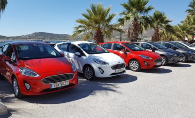 Οι Εργαζόμενοι της Ford Motor Ελλάς Δοκιμάζουν το Νέο Ford Fiesta • Το Λανσάρισμα του νέου Ford Fiesta απαίτησε σκληρή δουλειά από τους εργαζομένους της Ford Motor Ελλάς • Μετά από ένα κοπιαστικό λανσάρισμα, η Ford Motor Ελλάς θέλησε να δώσει την ευκαιρία στους εργαζομένους της να δοκιμάσουν το νέο μοντέλο • Τα γραφεία της εταιρίας άδειασαν για μία ημέρα, ώστε οι υπάλληλοί της να λάβουν μέρος σε μία χαλαρή καλοκαιρινή εκδήλωση με πρωταγωνιστή το νέο Ford Fiesta Το λανσάρισμα ενός νέου μοντέλου σηματοδοτεί σκληρή δουλειά για τους εργαζόμενους των εταιριών αυτοκινήτου. Οι εργασίες προετοιμασίας αρχίζουν πολλούς μήνες πριν από την «τελική» ημερομηνία λανσαρίσματος και απαιτούν τις συντονισμένες προσπάθειες όλων των τμημάτων. Στην περίπτωση του λανσαρίσματος του νέου Ford Fiesta στην Ελληνική αγορά, τα πράγματα ήταν πιο σύνθετα απ’ ότι συνήθως, αφού η χώρα μας ήταν αυτή η οποία υποδέχθηκε τα πρώτα αυτοκίνητα που βγήκαν από το εργοστάσιο παραγωγής της Ford στην Κολωνία! Σκοπός ήταν να υποστηριχθούν οι προγραμματισμένες ενέργειες λανσαρίσματος για αυτό το τόσο σημαντικό μοντέλο της Ελληνικής αγοράς, αλλά και ο ετήσιος Πανευρωπαϊκός θεσμός Chairman’s Awards* που φέτος διοργανώθηκε στην Αθήνα. Μετά από ένα τόσο κοπιαστικό λανσάρισμα, η Ford Motor Ελλάς θέλησε να χαρίσει λίγη χαλάρωση στους εργαζομένους της και παράλληλα να τους δώσει την ευκαιρία να δοκιμάσουν και οι ίδιοι το πιο τεχνολογικά προηγμένο αυτοκίνητο της κατηγορίας του. Μέσα από μία χαλαρή καλοκαιρινή εκδήλωση με πρωταγωνιστή το νέο Ford Fiesta, για μία ολόκληρη ημέρα, τα γραφεία της εταιρίας άδειασαν και οι εργαζόμενοι βρέθηκαν πίσω από το τιμόνι του δημοφιλούς μοντέλου της Ford με κατεύθυνση το ναό του Ποσειδώνα στο Σούνιο. Μετά την ξενάγηση στον αρχαιολογικό χώρο και την οδήγηση του αυτοκινήτου στην ευρύτερη περιοχή, η μέρα έκλεισε, όπως ήταν φυσικό, με γεύμα και θέα τη Θάλασσα. «Η Ford είναι μία εταιρία που κατασκευάζει αυτοκίνητα τα οποία χαίρεσαι να οδηγείς! Mε τα προϊόντα της χαρίζει χαμόγελα σε όσους λατρεύουν την οδήγηση, και όχι μόνο...» σχολίασε ο Νίκος Νοταράς, Πρόεδρος & Διευθύνων Σύμβουλος της Ford Motor Ελλάς. «Ιδιαίτερα το νέο Ford Fiesta, σε ενθουσιάζει όταν το οδηγείς! Διαθέτει τόση τεχνολογία, άνεση και εξοπλισμό ανώτερης κατηγορίας που μόνο οδηγώντας το μπορείς να τα αντιληφθείς πλήρως. Αυτό ακριβώς θέλαμε να νιώσουν και οι εργαζόμενοί μας - αυτό προτείνουμε και στους υποψήφιους πελάτες μας – να οδηγήσουν τα αυτοκίνητά μας για να αγαπήσουν ξανά τους δρόμους!» Οι εργαζόμενοι της Ford δήλωσαν ενθουσιασμένοι από το νέο Ford Fiesta και την ημέρα χαλάρωσης που τους χάρισε η Ford Motor Ελλάς. «Εδώ και μήνες γνωρίζω για το νέο Ford Fiesta, τις νέες τεχνολογίες του και τον αναβαθμισμένο εξοπλισμό του. Όλα αυτά όμως, μόνο μέσα από τα χαρτιά!» σχολίασε η Αριέττα Ντουμάνογλου, από το τμήμα Marketing Communications της Ford Motor Ελλάς. «Συνειδητοποίησα πως με τόση τεχνολογία που διαθέτει, θα χρειαστώ σίγουρα λεξικό για να την κατανοήσω! Πραγματικά, μόνο όταν το οδηγήσεις καταλαβαίνεις την ποιότητα και την άνεση ανώτερης κατηγορίας που σου προσφέρει!»