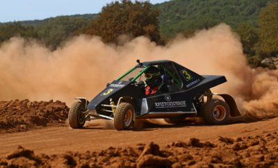 Dirt Games Challenge 2017: Συναγωνισμός και θέαμα! Με απόλυτη επιτυχία ολοκληρώθηκε ο 2ος γύρος του Dirt Games Challenge για το 2017, που πραγματοποιήθηκε στις Καρυές Λακωνίας, αγώνας συνδιοργανώθηκε από την ΛΑΣ και την ΑΛΑΚ. Η χωμάτινη διαδρομή των δύο χιλιομέτρων φιλοξένησε 44 αγωνιζόμενους με χωμάτινες φόρμουλες και αυτοκίνητα, οι οποίοι διασκέδασαν στην τεχνική πίστα, προσφέροντας θέαμα αλλά και έντονες συγκινήσεις. Οι μάχες στις επιμέρους κατηγορίες κρίθηκαν στις λεπτομέρειες, ενώ με δεδομένο το γεγονός ότι οι χωμάτινες φόρμουλες βρέθηκαν για πρώτη φόρα στη συγκεκριμένη πίστα, δεν ήταν μόνο η απόλυτη ταχύτητα που έκανε τη διαφορά. Η αξιοπιστία και η αποφυγή λαθών έπαιξε το ρόλο της στο τελικό αποτέλεσμα, πάντα σε συνδυασμό με τον κορυφαίο χρόνο. Αξίζει να σημειώσουμε, ότι οι συμμετέχοντες πραγματοποίησαν συνολικά τέσσερα περάσματα, με τον τελικό νικητή να κρίνεται από το συνολικό χρόνο και των τεσσάρων. Κάτι που σημαίνει ότι το παραμικρό λάθος στοίχιζε ακριβά... Τις εντυπώσεις, αλλά και τον ταχύτερο συνολικά χρόνο της ημέρας ανάμεσα στις χωμάτινες φόρμουλες, σημείωσε ο Επαμεινώνδας Καρανικόλας με το Custom Kartcross της κατηγορίας Open. Ο νικητής της συγκεκριμένης κατηγορίας και στον πρώτο γύρο του θεσμού στο Σπαθοβούνι, ήταν μόλις ένα δλ. ταχύτερος μετά από τα τέσσερα συνολικά γύρους από τον Γιώργο Ζυμαρίδη με το Xtreme της κατηγορίας των 750 κ.εκ., όντας ταχύς και αποτελεσματικός σε όλη τη διάρκεια του αγώνα, επικρατώντας φυσιολογικά και άνετα στην Open. Μάλιστα, αμφότεροι σημείωσαν τον ταχύτερο γύρο σε κάθε τους πέρασμα στις Open και 750, γεγονός που αποδεικνύει τον εξαιρετικό ρυθμό που είχαν σε όλη η διάρκεια του αγώνα. Αντίστοιχα, με διαφορά επικράτησε ο Γιώργος Ζυμαρίδης στην κατηγορία των 750 κ.εκ., την ώρα που πίσω του είχαμε εντυπωσιακή μάχη για τη 2η θέση ανάμεσα στους Μιχάλη Τακιδέλη και Χαράλαμπο Γαζετά, αμφότεροι με Xtreme των 750 κ.εκ. Ο Τακιδέλης πήρε μια μικρή διαφορά της τάξεως των τριών δευτερολέπτων στο δεύτερο πέρασμα του, την οποία και διατήρησε μέχρι το τέλος παρά την αντίδραση και τους χρόνους του Γαζέτα, επικρατώντας στο τέλος μόλις για ένα δευτερόλεπτο και ανεβαίνοντας στο δεύτερο σκαλί του βάθρου. Παράλληλα, τεράστιο ενδιαφέρον είχε και η μάχη για την κατάκτηση της νίκης στην κατηγορία των 650 κ.εκ., με τον Κωνσταντίνο Χριστόπουλο να σημειώνει την παρθενική του νίκη στο θεσμό! Μετά την 2η θέση που κατέκτησε στον πρώτο γύρο του Dirt Games Challenge στο Σπαθοβούνι, σήμερα έφτασε το πλήρωμα του χρόνου για να βρεθεί στο ψηλότερο σκαλί του βάθρου. Βέβαια, το έργο του μόνο εύκολο δεν ήταν, αφού ο γνωστός μας από την παρουσία του στο τιμόνι ενός Peugeot 206 στους ελληνικούς αγώνες, “Filon”, διεκδίκησε τη νίκη μέχρι τέλους στο τιμόνι του Semog, με τον Χριστόπουλο εν τέλει επίσης να επικρατεί μόλις για ένα δευτερόλεπτο! Ο τελικός νικητής του αγώνα εκμεταλλεύθηκε τη διαφορά του στο πρώτο πέρασμα, και την διατήρησε μέχρι τέλους. Τρίτος, ακολούθησε ο Βασίλης Παπαφιλλίπου με το Speedcar, στην πρώτη του εμφάνιση με το συγκεκριμένο μονοθέσιο, καταφέρνοντας να συμπληρώσει το βάθρο στην κατηγορία. Χαρακτηριστικό του έντονου συναγωνισμού στην κατηγορία, είναι ότι τρεις διαφορετικοί οδηγοί (Χριστόπουλους, Σωτηροπουλος και δύο φορές ο “Filon”) κατάφεραν να σημειώσουν τον ταχύτερο γύρο σε κάθε πέρασμα! Αξίζει να σημειώσουμε, ότι ο Λάμπρος Αθανασούλας μετά από μία ενόχληση στο χτυπημένο του πόδι, δεν κατάφερε να εκκινήσει τον αγώνα. Με δεδομένο το γεγονός ότι ο αγώνας προσμετρούσε και στο TRC Challenge, όντας ο 5ος γύρος του θεσμού, ανάμεσα στους συμμετέχοντες με αυτοκίνητα ταχύτερος αναδείχθηκε ο Χρήστος Παλαιολόγος με το Mitsubishi Lancer EVO VIII, ενώ τον ταχύτερο χρόνο της ημέρας σημείωσε ο Επαμεινώνδας Καρανικόλας, στον οποίο και απονεμήθηκε το σχετικό βραβείο, Flat Out Trophy. Στους νικητές των κατηγοριών¸όπως και στον νικητή του Flat Out Trophy, απονεμήθηκαν δωροεπιταγές των χορηγών του επάθλου, Racecraft και Παύλος Πέττας όπως και λιπαντικά της εταιρείας ENEOS. Όπως και σε κάθε αγώνα του επάθλού, έτσι και σήμερα, συνεργείο του χορηγού επικοινωνίας, Cosmote TV ήταν στις Καρυές καταγράφοντας εντυπωσιακά πλάνα τα οποία θα παρακολουθήσουμε απο το CosmoteSports 5HD. Κάπως έτσι έπεσε η αυλαία του δεύτερου γύρου του θεσμού στις Καρυές Λακωνίας, με το ραντεβού να έχει ανανεωθεί για τις 22 Οκτωβρίου στην πίστα της Χαλκίδας, τελευταία στροφή του Dirt Games Challenge πριν τον μεγάλο τελικό που θα πραγματοποιηθεί στο αυτοκινητοδρόμιο Μεγάρων. Δηλώσεις νικητών κατηγοριών: Επαμεινώνδας Καρανικόλας: “Όλα πήγαν καλά. Δοκιμάσαμε κάποια καινούργια πράγματα στο αυτοκίνητο, το οποίο έχει πολλές αλλαγές σε σχέση με τον προηγούμενο αγώνα. Ήταν καλύτερο, αλλά έχω αρχίσει να το συνηθίζω και εγώ από την πλευρά μου. Αξίζουν συγχαρητήρια στην ομάδα μου για την πολύ καλή δουλειά που έκανε. Από εκεί και πέρα ο αγώνας ήταν καλός, ένα μικρό πρόβλημα αντιμετώπισα με τη δική μου σκόνη, λόγω της χάραξης της πίστας, αλλά όλα κύλησαν ομαλά. Η διαδρομή ήταν πολύ ωραία και καλύτερη σε σχέση με την προηγούμενη φορά που είχα έρθει”. Γιώργος Ζυμαρίδης: “Ο αγώνας ήταν ωραίος. Στα 750 κ.εκ. πήγαμε καλά. Ξέρουμε το αυτοκίνητο και γενικότερα το Speedcar βολεύεται σε διαδρομές που γλιστράνε, και καταφέραμε να κερδίσουμε. Σε αυτή των 600 κ.εκ. είχαμε κάποια προβλήματα, τόσο οδηγικά όσο και μηχανικά στο τέλος, και δεν καταφέραμε κάτι καλό. Η πίστα ήταν ωραία, τεχνική και απαιτητική. Μοναδικό πρόβλημα ήταν η σκόνη, αλλά δεν μπορούσαμε να κάνουμε κάτι για αυτό και ήταν το ίδιο για όλους. Τώρα, επόμενο ραντεβού στη Χαλκίδα!” Κωνσταντίνος Χριστόπουλος: Χριστόπουλος: “Ο αγώνας ήταν υπέροχος, δεν είχαμε κάποιο πρόβλημα, αλλά ούτε απρόοπτα και όλα κύλησαν ομαλά. Αξίζει ένα μεγάλο μπράβο στο Δήμαρχο, που πήρε την πρωτοβουλία και βοήθησε να δημιουργηθεί αυτή η πίστα εδώ. Αναφορικά στο θεσμό του Dirt Games το επίπεδο του συναγωνισμού είναι πολύ υψηλό, και όλοι μας μπορούμε να δώσουμε ακόμα περισσότερα. Μακάρι να έρθει ακόμα περισσότερος και καινούργιος κόσμος να αναβαθμιστεί ακόμα περισσότερο ο θεσμός. Η διαδρομή μου άρεσε, αν και υπήρχε αρκετή σκόνη, αλλά αυτό είναι κάτι που αντιμετωπίσαμε όλοι οι οδηγοί.” Τελικά αποτελέσματα 2ου Γύρου Dirt Games Challenge: Κλάση έως 650cc 1. Κων/νος Χριστόπουλος Speedcar 2 6:59,00 2. Filon Semog Greece Trophy 7:00,13 3. Βασίλης Παπαφιλίππου Speedcar Greece Xtrem 7:08,75 4. Γιώργος Ζυμαρίδης SR by ART Kartcross 7:11,49 5. Κων/νος Σωτηρόπουλος SR Kartcross 7:12,19 6. Γιάννης Χεκιμιάν Speedcar Xtrem 7:25,28 7. Μάνος Μηλιαράκης SR Kartcross 8:28,62 8. Παναγιώτης Τρανταφυλλίδης Speedcar 2 10:37,35 Ταχύτερο πέρασμα: Filon 1:40,94 Κλάση έως 750cc 1. Γιώργος Ζυμαρίδης Speedcar Xtrem 6:38,88 2. Μιχάλης Τακιδέλης Speedcar Xtrem 7:01,25 3. Χαράλαμπος Γαζετάς Speedcar Xrem 7:02,35 4. Νικόλαος Αθηναίος Speedcar Xtrem DNF Ταχύτερο Πέρασμα Γιώργος Ζυμαρίδης 1:37,56 Κλάση Open 1. Νώντας Καρανικόλας Autocross 6:37,96 2. Παναγιώτης Αποστόλου Speedcar 2 7:02,28 3. Κοσμάς Βαρθαλίτης Custom 8:55,25 Ταχύτερο πέρασμα Νώντας Καρανικόλας 1:36,29